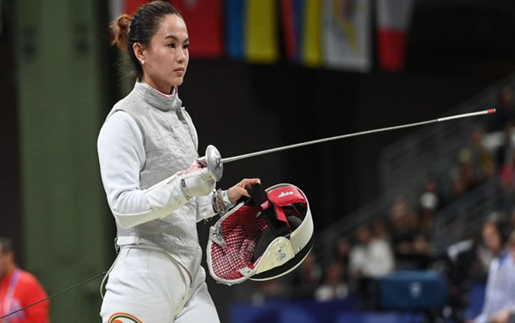 Image de Sport. La Côte d'Ivoire a entamé les Jeux Olympiques de Paris 2024 sur une note amère ce dimanche 28 juillet. Isabel Maxine Esteban, escrimeuse ivoirienne, a été éliminée dès les 16es de finale de l’épreuve de fleuret individuel féminin. La jeune athlète s’est inclinée 7-15 face à la française Pauline Ranvier, vice-championne olympique en titre. Cette défaite marque la fin de son parcours dans cette compétition, une entrée en matière décevante pour la délégation ivoirienne. Un Début de Compétition Compliqué Isabel Maxine Esteban a connu un démarrage difficile face à Pauline Ranvier. Dès le début du match, la française a pris l’avantage, laissant peu de chances à la jeune ivoirienne de se ressaisir. À la mi-temps, le score de 4-13 reflétait la domination de Ranvier, qui a su utiliser son expérience et sa technique pour creuser l’écart. Esteban, malgré sa détermination, n’a pu revenir que légèrement dans la seconde partie du match, atteignant 7-13 avant de céder définitivement sous les assauts de son adversaire. Malgré un score initial décourageant, Isabel Maxine Esteban a montré une résilience admirable. En moins d'une minute, elle a réduit l’écart de neuf points à seulement six, un exploit qui a suscité l’admiration de nombreux spectateurs. Toutefois, cette remontée spectaculaire n’a pas suffi à renverser le cours du match. "Terminé pour l’escrimeuse ivoirienne," comme l’ont souligné les commentateurs, mais son effort reste un témoignage de sa ténacité et de son potentiel. La performance de Pauline Ranvier, marquée par son expérience et sa maîtrise du jeu, a été déterminante. Ranvier, vice-championne olympique en titre, a su maintenir son avance grâce à une défense solide et une attaque précise. Esteban, en revanche, a semblé souffrir du manque d’expérience à ce niveau de compétition. "L’expérience de Ranvier a fait la différence," a reconnu Esteban après le match. Ce différentiel d’expérience a clairement pesé dans l’issue de la rencontre. Les Prochaines Étapes pour la Côte d'Ivoire Alors que cette défaite constitue un coup dur, l’espoir ivoirien se tourne désormais vers d’autres athlètes. Ce lundi 29 juillet, Jérémy Fafa Keryhuel en escrime et Zoulehia Abzetta Dabonné en taekwondo entreront en lice. Ces athlètes portent désormais les espoirs de médailles de la délégation ivoirienne. Leur engagement et leur préparation rigoureuse sont sources d’inspiration pour toute la nation. "Nous devons rester optimistes et continuer à soutenir nos athlètes," a déclaré le chef de la délégation ivoirienne. Ces JO de Paris 2024 se déroulent dans un contexte marqué par de nombreuses attentes et des enjeux élevés pour les athlètes ivoiriens. Après une préparation intense et des sacrifices considérables, chaque match est une bataille pour la reconnaissance et l’honneur. Les espoirs reposent sur une préparation technique minutieuse et un mental d’acier. "Chaque athlète sait ce qu’il représente pour son pays," a déclaré le ministre des Sports ivoirien, rappelant l’importance de ces compétitions pour l’image de la Côte d'Ivoire sur la scène internationale. La défaite d’Esteban a suscité une vague de réactions parmi les supporters ivoiriens. Sur les réseaux sociaux, les messages de soutien et d’encouragement ont afflué, saluant l’effort de la jeune escrimeuse malgré l’issue décevante. "Elle a montré un grand cœur sur la piste," a tweeté un supporter. Ce soutien populaire reflète l’attachement des Ivoiriens à leurs athlètes et leur désir de les voir réussir. "Nous sommes fiers de toi, Isabel," peut-on lire sur de nombreuses publications, une preuve de la solidarité nationale. L’élimination précoce d’Esteban offre également des leçons importantes pour l’avenir. L’accent devra être mis sur l’accumulation d’expérience internationale pour les jeunes athlètes ivoiriens. "Participer à des compétitions internationales est crucial," a souligné un analyste sportif. L’exposition à des adversaires de haut niveau permet non seulement d’affiner les compétences techniques, mais aussi de renforcer la résilience mentale nécessaire dans des contextes de haute pression comme les Jeux Olympiques. Avec l’élimination d’Esteban, les projecteurs se tournent maintenant vers Jérémy Fafa Keryhuel et Zoulehia Abzetta Dabonné. Ces deux athlètes sont prêts à entrer en compétition, porteurs des espoirs de toute une nation. Leur préparation, axée sur l’excellence et la détermination, les place comme des candidats sérieux pour une médaille. "Nous sommes prêts à donner le meilleur de nous-mêmes," a déclaré Keryhuel, conscient de l’enjeu de ses prochaines performances. Un Soutien Inconditionnel du Gouvernement Ivoirien Le gouvernement ivoirien a réaffirmé son soutien indéfectible à ses athlètes. Le ministre des Sports a souligné l’importance de cet engagement : "Nos athlètes sont nos ambassadeurs. Ils portent nos couleurs et nos espoirs. Nous sommes avec eux à chaque étape de leur parcours." Ce soutien se traduit par des investissements dans les infrastructures sportives, des programmes de formation et des initiatives pour encourager la participation des jeunes au sport de haut niveau. "Il est essentiel que nous continuions à investir dans notre jeunesse sportive," a-t-il ajouté. L’élimination d’Esteban pourrait marquer le début d’une nouvelle ère pour l’escrime ivoirienne. Les analystes sportifs voient en cette participation une étape cruciale pour le développement de ce sport en Côte d’Ivoire. "Chaque défaite est une leçon, chaque compétition est une opportunité d’apprendre," a déclaré le président de la fédération ivoirienne d’escrime. Des initiatives pour encourager la pratique de l’escrime dès le jeune âge, ainsi que des programmes d’échanges internationaux, sont envisagés pour élever le niveau du sport dans le pays. Alors que les Jeux Olympiques se poursuivent, la Côte d'Ivoire reste en attente et en espoir pour ses athlètes. L’élimination d’Esteban n’est qu’un chapitre dans une histoire plus vaste de persévérance et de détermination. Avec des athlètes comme Jérémy Fafa Keryhuel et Zoulehia Abzetta Dabonné prêts à prendre la relève, la nation garde les yeux fixés sur les prochaines épreuves. Quelle sera la prochaine étape pour l’équipe olympique ivoirienne ? La réponse se trouve dans la performance et la détermination de ces champions, prêts à tout donner pour leur pays.