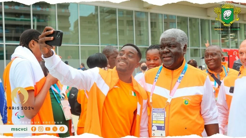 Image de Sport. Le samedi 27 juillet 2024, le Premier ministre de Côte d’Ivoire, Robert Beugré Mambé, s’est rendu au village olympique de Saint-Denis pour marquer le soutien indéfectible du gouvernement ivoirien à ses athlètes engagés dans les Jeux Olympiques d’été de Paris 2024. Cette visite, qui a également vu la présence du ministre délégué chargé des Sports et du Cadre de vie, Silas Adjé Metch, ainsi que de l’ambassadeur de Côte d’Ivoire en France, Maurice Bandama, a été l’occasion de réaffirmer l'engagement du président Alassane Ouattara envers la délégation ivoirienne. Un Signe de Solidarité : La Visite du Premier Ministre Lors de cette rencontre, le Premier ministre a exprimé la confiance et le soutien continu du peuple ivoirien envers ses athlètes et leurs encadreurs. Treize athlètes ivoiriens, engagés dans des disciplines variées telles que le judo, l’escrime, le taekwondo et l’athlétisme, représentent le pays sur cette scène internationale. L’escrimeuse Maxine Esteban, la première à entrer en compétition, a affronté ses adversaires ce dimanche 28 juillet 2024, symbolisant le début de la participation ivoirienne aux Jeux. La visite de Robert Beugré Mambé au village olympique a été un moment fort de la première semaine des JO Paris 2024. Le Premier ministre, accompagné de Silas Adjé Metch et Maurice Bandama, a voulu manifester son soutien personnel aux athlètes ivoiriens, dont les performances sont cruciales pour le prestige national. En parcourant les installations et en rencontrant les sportifs, le Premier ministre a réaffirmé l’engagement du gouvernement ivoirien à soutenir ses représentants jusqu’au bout. Le Chef du gouvernement a pris le temps de discuter avec chaque membre de la délégation, offrant des encouragements et des mots de motivation. Cette rencontre a permis aux athlètes de sentir l’appui de leur pays, un soutien symbolique mais ô combien significatif dans le cadre de leur préparation mentale pour les compétitions. La participation ivoirienne aux Jeux Olympiques de Paris 2024 est marquée par une forte représentation dans plusieurs disciplines. Le judo, l’escrime, le taekwondo et l’athlétisme sont les sports dans lesquels les athlètes ivoiriens se mesurent aux meilleurs du monde. Cette diversité de disciplines illustre non seulement l’étendue des talents sportifs de la Côte d’Ivoire mais aussi la volonté du pays de briller dans différents domaines de la compétition olympique. Isabel Maxine Esteban, l’escrimeuse qui a ouvert le bal des compétitions pour la Côte d’Ivoire, a affronté la française Pauline Ranvier. Malgré une performance remarquable, Esteban a été éliminée en 16es de finale. Ce résultat, bien que décevant, ne fait pas ombrage à la détermination de la jeune athlète, qui a montré un courage et une persévérance admirables face à une adversaire expérimentée. Les Jeux Olympiques de Paris 2024 : Un Rendez-vous Mondial La cérémonie d’ouverture des Jeux Olympiques de Paris 2024, qui s’est déroulée le vendredi 26 juillet, a marqué le début officiel de la XXXIIIe olympiade de l’ère moderne. Paris, ville hôte de cet événement prestigieux pour la première fois depuis 1924, a offert un spectacle grandiose, illustrant l’engagement de la ville et de la France dans la célébration de l'esprit olympique. Le Premier ministre Beugré Mambé et le ministre délégué Silas Adjé Metch étaient présents à cette cérémonie, représentant fièrement la Côte d’Ivoire sur la scène mondiale. Cette présence souligne non seulement l’importance des Jeux pour la Côte d’Ivoire mais aussi l’intérêt croissant du pays pour le sport à l’échelle internationale. Le soutien du gouvernement ivoirien aux athlètes ne se limite pas à cette visite. Il s’inscrit dans une démarche plus large visant à encourager la réussite sportive et à promouvoir le sport comme vecteur de cohésion sociale et de développement. Les encouragements du Premier ministre et des autres membres de la délégation montrent un engagement clair envers le soutien des athlètes tout au long de leur parcours. En investissant dans les infrastructures sportives, en soutenant les programmes de formation et en offrant une reconnaissance officielle aux sportifs, la Côte d’Ivoire cherche à construire une culture sportive durable et dynamique. La participation de la Côte d'Ivoire aux Jeux Olympiques de Paris 2024 marque un tournant significatif dans l’histoire du sport national. En dépit des défis rencontrés, la présence des athlètes ivoiriens sur la scène mondiale est une source d’inspiration et de fierté pour le pays. Le soutien gouvernemental et la reconnaissance internationale sont des facteurs clés qui pourraient influencer l’avenir du sport en Côte d'Ivoire. Alors que les compétitions continuent et que les athlètes ivoiriens poursuivent leur quête de médailles, il est essentiel de se poser la question suivante : comment la Côte d’Ivoire peut-elle capitaliser sur ces expériences olympiques pour renforcer et développer son sport à tous les niveaux ? La réponse à cette question pourrait déterminer les futurs succès sportifs du pays et façonner l’avenir du sport en Côte d'Ivoire.