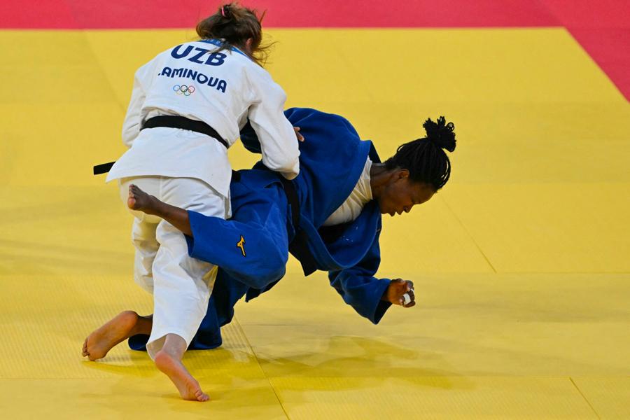 Image de Sport. Le lundi 29 juillet 2024, la judokate ivoirienne Zouleiha Abzetta Dabonne a connu une première élimination difficile lors des Jeux Olympiques de Paris 2024. Elle s'est inclinée 0-10 face à l'Ouzbèke Shukurjon Aminova dans le cadre des 16es de finale de la catégorie des -57kg féminins. Ce revers, bien que décevant, marque un tournant dans la carrière de cette jeune athlète prometteuse, dont les ambitions olympiques ont été brutalement stoppées par une adversaire de taille. Une performance contrastée : Analyse du match de Zouleiha Abzetta Dabonne Le combat entre Zouleiha Abzetta Dabonne et Shukurjon Aminova a été marqué par une domination claire de l'Ouzbèke. Dès le début de la rencontre, Aminova a imposé son rythme et sa technique, laissant peu de place à l'initiative pour la judokate ivoirienne. Malgré une préparation rigoureuse et des attentes élevées, Zouleiha n'a pas réussi à exploiter ses points forts ni à contrer les attaques de son adversaire. Cette élimination est d’autant plus dure à encaisser qu’elle intervient lors de ses premiers Jeux Olympiques, un moment qui représente l'aboutissement d'années d’efforts et de sacrifices. Le score de 0-10 illustre la difficulté du combat et la supériorité technique de l’Ouzbèke, qui a su tirer parti de ses compétences pour obtenir une victoire décisive. La défaite de Zouleiha Abzetta Dabonne a des répercussions sur l'ensemble de la délégation ivoirienne. Bien que cette élimination soit un coup dur pour l'équipe, les autres athlètes continuent de se préparer avec espoir et détermination. Le judoka Jérémy Keryhuel, un autre représentant de la Côte d'Ivoire, est prévu pour affronter l'Américain Alexander Massialas ce lundi à 11h35 GMT. Ce match représente un nouvel espoir pour la délégation ivoirienne, qui reste animée par le désir de briller sur la scène mondiale. Les Jeux Olympiques de Paris 2024, qui ont officiellement commencé le vendredi 26 juillet, se poursuivront jusqu'au 11 août. La compétition rassemble 13 athlètes ivoiriens dans diverses disciplines, et chacun d'eux porte les espoirs de toute une nation. La performance de chaque athlète est suivie de près par les supporteurs et les autorités ivoiriennes, qui encouragent leurs représentants à donner le meilleur d'eux-mêmes malgré les défis rencontrés. Le soutien à l'équipe ivoirienne et l'impact de cette compétition Le soutien apporté à la délégation ivoirienne par le gouvernement et le public reste un élément clé pour motiver les athlètes et les encadrants. Les encouragements et les gestes de solidarité sont cruciaux dans ces moments de compétition intense. Le Premier ministre Robert Beugré Mambé, ainsi que le ministre délégué chargé des Sports, Silas Adjé Metch, et l’ambassadeur Maurice Bandama, ont tous exprimé leur soutien aux athlètes, soulignant l'importance de leur rôle dans la promotion du sport ivoirien à l'international. Les Jeux Olympiques représentent également une occasion pour les athlètes de se mesurer aux meilleurs du monde, d'acquérir de l'expérience et de renforcer leur profil sur la scène internationale. Pour beaucoup, ces compétitions sont un tremplin vers de futures réussites sportives et une vitrine de leur talent et de leur détermination. La participation de la Côte d'Ivoire aux Jeux Olympiques de Paris 2024 est une source de fierté nationale, malgré les défis rencontrés. L'élimination de Zouleiha Abzetta Dabonne est un rappel brutal des réalités du sport de haut niveau, où la compétition est féroce et les résultats peuvent être imprévisibles. Toutefois, cet événement offre également une plateforme pour la découverte de nouveaux talents et la consolidation de la position de la Côte d'Ivoire dans le paysage sportif international. Alors que les Jeux se poursuivent et que les athlètes ivoiriens continuent de lutter pour leurs objectifs, une question demeure : comment la Côte d'Ivoire peut-elle renforcer ses infrastructures et son soutien pour offrir à ses athlètes les meilleures chances de succès sur la scène olympique ? Les réponses à cette question pourraient bien déterminer l’avenir du sport ivoirien pour les années à venir.