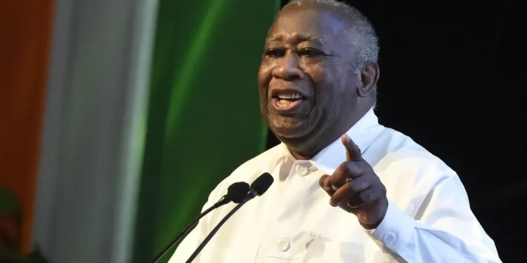 Image de Politique. À l'approche des élections présidentielles de 2025 en Côte d'Ivoire, les tensions au sein de l'opposition se cristallisent autour de l'appel lancé par l'ancien président Laurent Gbagbo. En tournée dans le pays, Gbagbo a exhorté les partis politiques d'opposition à s'unir pour faire face au pouvoir en place. Cependant, cet appel ne fait pas l'unanimité, notamment au sein du Front populaire ivoirien (FPI) dirigé par Pascal Affi N'Guessan. Cette divergence met en lumière les défis et les dynamiques complexes qui caractérisent le paysage politique ivoirien actuel. Laurent Gbagbo : Un Appel à l'Union de l'Opposition Laurent Gbagbo, figure emblématique de la politique ivoirienne et fondateur du Parti des Peuples Africains - Côte d'Ivoire (PPA-CI), a récemment entrepris une tournée nationale dans le cadre de la préparation des élections présidentielles de 2025. Lors de ses discours, il a souligné l'importance d'une coalition solide de l'opposition pour contrer le régime actuel. "Nous devons nous unir pour offrir une véritable alternative aux Ivoiriens," a-t-il déclaré, en insistant sur le fait que seule une alliance de toutes les forces politiques opposées au gouvernement actuel pourrait changer le cours des choses. Cependant, cet appel à l'union ne semble pas être bien accueilli par tous, en particulier par ses anciens alliés du Front populaire ivoirien (FPI). Le FPI, parti historique de la gauche ivoirienne, est désormais dirigé par Pascal Affi N'Guessan, un ancien compagnon de Gbagbo. La fracture entre les deux leaders, apparue il y a plusieurs années, semble s'être approfondie, et l'idée d'une alliance électorale ne fait pas consensus. Pascal Affi N'Guessan, actuel leader du FPI, a clairement exprimé sa position concernant l'appel de Gbagbo. Lors d'une récente déclaration, Issiaka Sangaré, secrétaire général du FPI, a indiqué que son parti ne se sentait pas concerné par cette initiative. "Le FPI est actuellement en pleine phase de désignation de son candidat pour les élections de 2025," a-t-il affirmé, signalant ainsi la volonté du parti de se positionner de manière indépendante sur l'échiquier politique. Cette déclaration met en lumière une volonté d'autonomie du FPI, qui cherche à se distinguer du PPA-CI et de l'influence de Laurent Gbagbo. Pour Affi N'Guessan, se rallier à un candidat comme Gbagbo, déjà annoncé pour la course présidentielle, serait incohérent. En effet, Affi considère que l'époque où le FPI et Gbagbo étaient indissociables est révolue, et que le parti doit désormais tracer sa propre voie. Les Enjeux d'une Union de l'Opposition L'appel à l'union de l'opposition lancé par Laurent Gbagbo soulève des questions cruciales sur la stratégie à adopter pour les élections de 2025. Une coalition des forces opposées au gouvernement pourrait théoriquement renforcer les chances de l'opposition de prendre le pouvoir. Cependant, les divisions internes et les rivalités personnelles constituent des obstacles majeurs à une telle alliance. Les partisans de l'union arguent que l'éclatement de l'opposition ne ferait que faciliter la tâche au régime en place, qui pourrait ainsi profiter de la dispersion des voix. De plus, une candidature unique pourrait offrir une alternative plus solide et crédible aux électeurs, face à un pouvoir qui semble bien installé. Toutefois, les sceptiques rappellent que les précédentes tentatives d'alliance ont souvent échoué en raison de divergences idéologiques et de la méfiance entre les différents leaders. Pour Gbagbo et ses partisans, l'objectif est de rassembler autour de lui une coalition capable de mobiliser les électeurs et de porter un discours de changement. Cependant, cette ambition se heurte à la réalité d'une opposition fragmentée, où chaque parti tente de défendre ses propres intérêts et de maximiser ses chances de succès. Le refus du FPI de s'associer à l'appel de Laurent Gbagbo reflète une dynamique plus large au sein de la scène politique ivoirienne. Depuis la fin de la crise post-électorale de 2010-2011, la Côte d'Ivoire a connu une relative stabilité politique, mais les tensions sous-jacentes persistent. Les rivalités entre les différents partis et les fractures au sein de l'opposition rendent complexe toute tentative de former une coalition unie. Le président actuel, Alassane Ouattara, et son parti, le Rassemblement des Houphouëtistes pour la Démocratie et la Paix (RHDP), restent des acteurs dominants sur la scène politique. Le RHDP a su capitaliser sur les divisions de l'opposition pour consolider son pouvoir. Dans ce contexte, la capacité de l'opposition à surmonter ses divisions et à présenter un front uni pourrait déterminer l'issue des élections de 2025. Vers une Reconfiguration Politique ? L'annonce de la candidature de Laurent Gbagbo pour la présidentielle de 2025 et le rejet de son appel à l'union par le FPI posent les bases d'une reconfiguration politique majeure. Les mois à venir seront cruciaux pour observer comment ces dynamiques évolueront. D'un côté, Gbagbo devra convaincre les sceptiques de son camp et au-delà de sa capacité à incarner le changement. De l'autre, le FPI devra naviguer dans un contexte électoral incertain et trouver un candidat capable de rassembler et de proposer une vision alternative pour la Côte d'Ivoire. Les autres partis d'opposition, comme le Parti démocratique de Côte d'Ivoire (PDCI) dirigé par Henri Konan Bédié, joueront également un rôle clé dans ce paysage. Le PDCI, fort de son ancrage historique et de son réseau, pourrait être un allié stratégique pour l'un ou l'autre camp, ou choisir de se lancer seul dans la course. Les alliances potentielles et les stratégies de campagne seront déterminantes pour les résultats de 2025. La question qui se pose désormais est celle de l'avenir de l'opposition en Côte d'Ivoire. Peut-elle surmonter ses divisions et s'unir pour offrir une véritable alternative au RHDP ? Les électeurs, fatigués des querelles internes et des luttes de pouvoir, cherchent une opposition capable de proposer des solutions concrètes aux défis du pays. La réponse à cette question déterminera non seulement l'issue des prochaines élections, mais aussi l'avenir politique de la Côte d'Ivoire. Comment les acteurs politiques, en particulier au sein de l'opposition, navigueront-ils ces eaux troubles pour répondre aux attentes des Ivoiriens ? La capacité de l'opposition à se renouveler, à s'unir et à proposer un projet politique cohérent sera cruciale pour l'avenir de la démocratie en Côte d'Ivoire.