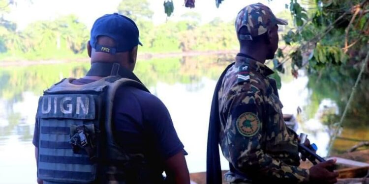 Image de Faits Divers. La Côte d'Ivoire a été secouée par la mort subite d'un jeune gendarme, survenue au lendemain de sa cérémonie de sortie officielle. Ce drame, survenu dans un contexte festif, a suscité de nombreuses interrogations et préoccupations, tant parmi ses proches que dans l'ensemble de la communauté militaire. Alors que des enquêtes sont en cours pour déterminer les causes de ce décès inattendu, l'émotion est vive et les spéculations vont bon train. Une Cérémonie de Sortie sous le Signe de la Fierté Le mardi 23 juillet, une cérémonie empreinte de fierté et d'émotion a eu lieu pour célébrer la sortie officielle d'une nouvelle promotion de gendarmes en Côte d'Ivoire. Parmi eux, un jeune soldat, récemment intégré dans les rangs des forces armées ivoiriennes, se distinguait par sa joie et son enthousiasme. La remise des épaulettes, moment solennel marquant son entrée officielle dans le corps militaire, représentait l'aboutissement de plusieurs mois d'efforts et de formation intensive. Pour marquer cette étape importante de sa vie, le jeune gendarme avait décidé de célébrer l'événement avec ses amis proches. La soirée, prévue pour être une simple occasion de partage et de réjouissance, a cependant pris une tournure tragique. Le lendemain, le jeune homme a été retrouvé sans vie dans sa chambre, plongeant sa famille et ses camarades dans une douleur indescriptible. La fête qui a suivi la cérémonie de sortie avait pour but de prolonger les célébrations et de permettre au jeune gendarme de partager sa joie avec ses amis. Selon les témoignages recueillis, la soirée s'est déroulée dans un bar local, où les jeunes se sont retrouvés pour partager des moments de convivialité. Cependant, les événements ont pris une tournure tragique lorsque le jeune gendarme a été retrouvé inanimé dans sa chambre le lendemain matin. Les circonstances exactes de sa mort demeurent floues, et plusieurs hypothèses sont avancées. Parmi celles-ci, des suspicions d'intoxication alimentaire, d'abus d'alcool, ou d'autres causes médicales ont été évoquées. Ce qui était censé être une célébration festive s'est rapidement transformé en un mystère entourant les dernières heures de la vie de ce jeune militaire. L'Ouverture d'une Enquête pour Éclaircir les Circonstances du Décès Face à cette situation tragique, les autorités ont rapidement réagi en ouvrant une enquête pour élucider les causes de la mort du jeune gendarme. Des prélèvements ont été effectués sur le corps du défunt afin de procéder à des analyses toxicologiques et médicales. L'objectif est de déterminer si des substances toxiques, consommées lors de la soirée, ont pu contribuer à ce décès inattendu. Par ailleurs, les amis présents lors de la soirée ont été interrogés par les enquêteurs pour recueillir des témoignages sur les événements de la nuit. Les autorités cherchent à reconstituer les dernières heures du jeune homme pour comprendre ce qui a pu se passer. Selon un officier de police, "il est crucial de faire toute la lumière sur ce drame pour apaiser les familles et prévenir de futurs incidents similaires." La nouvelle de la mort du jeune gendarme a rapidement fait le tour des réseaux sociaux et des médias locaux, suscitant une vive émotion. La communauté militaire, les proches du défunt et les citoyens ivoiriens en général ont exprimé leur choc et leur tristesse. Les autorités militaires, tout en exprimant leurs condoléances à la famille, ont insisté sur la nécessité de respecter la mémoire du défunt en évitant les spéculations hâtives. Parmi les hypothèses avancées, certaines sources évoquent la possibilité d'une intoxication alimentaire, suite à la consommation de nourriture ou de boissons contaminées. D'autres soupçonnent une consommation excessive d'alcool, qui aurait pu provoquer un malaise fatal. Enfin, des voix se sont élevées pour souligner la nécessité d'examiner toutes les pistes, y compris des causes naturelles ou des problèmes de santé préexistants. Un Événement qui Soulève des Questions de Sécurité Ce drame a également mis en lumière des questions de sécurité et de prévention au sein de la communauté militaire. Les autorités s'interrogent sur les mesures à prendre pour éviter que de tels incidents ne se reproduisent. La santé et le bien-être des soldats, en particulier lors de moments de détente et de célébration, sont devenus un sujet de préoccupation majeur. Les parents du défunt, encore sous le choc de cette perte soudaine, attendent avec angoisse les résultats des analyses et des investigations. Ils espèrent que les autorités pourront apporter des réponses claires et précises sur les circonstances de la mort de leur fils. En attendant, la douleur et l'incompréhension dominent, laissant place à des interrogations sur la suite des événements. Dans ce contexte de deuil et d'incertitude, les autorités militaires et civiles ont exprimé leur volonté de tirer les leçons de cette tragédie. Des mesures préventives pourraient être mises en place pour renforcer la sécurité lors des événements festifs et pour sensibiliser les jeunes militaires aux risques liés à la consommation de substances potentiellement dangereuses. La tragédie qui a frappé ce jeune gendarme pourrait servir de catalyseur pour une réflexion plus large sur la prévention et la sécurité au sein de l'armée. En outre, cet événement tragique pourrait également susciter une prise de conscience collective sur l'importance de la vigilance et de la responsabilité, tant de la part des individus que des institutions. La mort de ce jeune homme rappelle que la vie est précieuse et que chaque instant doit être vécu avec prudence et respect. Alors que l'enquête suit son cours et que les résultats des analyses sont attendus, une question demeure en suspens : comment les autorités et la société ivoirienne peuvent-elles prévenir de tels drames à l'avenir ? La mort tragique de ce jeune gendarme soulève des interrogations sur les mesures de sécurité et les protocoles à suivre lors des célébrations. Peut-on espérer une amélioration des conditions de vie et de travail des militaires, afin de garantir leur bien-être et leur sécurité ? Ces questions appellent à une réflexion approfondie et à des actions concrètes pour éviter que de tels drames ne se reproduisent.