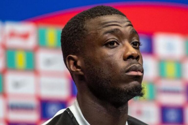 Image de Football. L'ancien joueur d'Arsenal, Nicolas Pépé, a récemment exprimé ses regrets concernant son passage au sein du club londonien. Dans une interview accordée à BBC Sport, l'international ivoirien a évoqué l'impact de son transfert record sur sa carrière et les attentes qui en ont découlé. Revenant sur cette période difficile, Pépé a partagé ses réflexions sur les raisons de son échec à s'adapter pleinement à la Premier League, soulignant le poids de la pression liée à son prix de transfert. Ce témoignage ouvre un débat sur les défis auxquels sont confrontés les joueurs de football lorsqu'ils portent le fardeau de transferts coûteux. Un Transfert Record qui Change Tout En été 2019, Nicolas Pépé faisait les gros titres du marché des transferts en rejoignant Arsenal pour la somme astronomique de 80 millions d'euros, un montant record pour le club. Le joueur, alors âgé de 24 ans, arrivait à Londres après une saison exceptionnelle avec Lille en Ligue 1, où il avait inscrit 22 buts et délivré 11 passes décisives. Ce transfert retentissant était perçu comme une promesse de renouveau pour Arsenal, qui cherchait à se renforcer offensivement. Cependant, les choses ne se sont pas déroulées comme prévu pour l'ailier ivoirien. Malgré quelques performances notables, Pépé n'a jamais réussi à justifier pleinement le montant de son transfert. Ses performances inconstantes et les attentes élevées des fans et des médias ont rapidement terni son expérience à Arsenal. Dans son interview, Pépé a exprimé son point de vue sur les raisons pour lesquelles il n'a pas réussi à s'imposer comme un pilier de l'équipe. Dans une déclaration à BBC Sport, Pépé a révélé que le montant élevé de son transfert avait considérablement influencé sa trajectoire à Arsenal. "Non, ce n’est pas ça. C’est le prix. Par exemple, si Arsenal m’avait acheté pour 20 millions d’euros. Peut-être que ça aurait été différent", a-t-il confié. Cette remarque met en lumière un problème récurrent dans le monde du football : les transferts coûteux créent souvent des attentes disproportionnées, tant de la part du club que des supporters. Pépé a souligné que cette pression l'avait empêché de s'adapter sereinement à la Premier League, un championnat connu pour son intensité et sa compétitivité. "Peut-être qu’ils auraient passé plus de temps avec moi, renforcé ma confiance et m’auraient préparé à jouer en Premier League", a-t-il ajouté. Selon lui, le montant record de son transfert a conduit à une impatience de la part du club et des fans, qui attendaient des résultats immédiats sans prendre en compte le besoin d'adaptation. Une Expérience Marquée par les Déceptions Le passage de Pépé à Arsenal n'a pas seulement été marqué par des performances décevantes, mais aussi par des moments de frustration et de désillusion. Après des débuts prometteurs, le joueur a progressivement perdu sa place dans l'équipe titulaire, confronté à une concurrence féroce et à des attentes toujours plus élevées. Ses statistiques globales, bien qu'honorables (16 buts et 8 passes décisives en 80 apparitions en Premier League), n'ont pas suffi à convaincre les dirigeants et les supporters de sa valeur. En 2022, après une saison en demi-teinte, Arsenal a décidé de libérer Pépé de son contrat, marquant ainsi la fin d'une aventure qui avait commencé sous de bons auspices mais s'était terminée de manière amère. Cette séparation a ouvert un nouveau chapitre pour le joueur, qui a rejoint l'équipe turque de Trabzonspor pour une saison. Toutefois, après une année mitigée en Turquie, Pépé se retrouve à nouveau sans club, laissant planer l'incertitude sur la suite de sa carrière. Au cours de l'interview, Pépé a également abordé l'impact psychologique de son expérience à Arsenal. Il a évoqué les moments difficiles qu'il a traversés, allant jusqu'à admettre qu'il avait envisagé de mettre un terme à sa carrière de footballeur. "Il y a eu des moments où j'ai pensé à tout arrêter", a-t-il confié. Ces mots reflètent le poids de la pression et des attentes qui accompagnent souvent les joueurs lors de transferts d'envergure. Malgré ces épreuves, Pépé semble déterminé à tourner la page et à se concentrer sur l'avenir. Son expérience à Arsenal, bien que douloureuse, lui a permis de tirer des leçons importantes sur les réalités du football professionnel et les défis inhérents aux grands transferts. "J'ai appris que le football peut être imprévisible et que les choses ne se passent pas toujours comme on l'espère", a-t-il déclaré. Une Réflexion sur le Rôle des Clubs et des Supporters L'expérience de Nicolas Pépé soulève des questions plus larges sur la gestion des transferts et des attentes dans le football moderne. Les clubs et les supporters attendent souvent des résultats immédiats de la part des joueurs achetés à des prix élevés, sans tenir compte des défis d'adaptation et de l'impact psychologique de telles pressions. Dans le cas de Pépé, l'énorme somme d'argent investie par Arsenal a engendré des attentes disproportionnées, qui ont finalement nui à sa progression et à son épanouissement au sein du club. Cette situation met en lumière la nécessité pour les clubs de gérer avec soin les attentes liées aux transferts coûteux. Il est crucial de fournir aux joueurs le soutien nécessaire pour s'adapter à un nouvel environnement et à un nouveau championnat. Les clubs doivent également faire preuve de patience et comprendre que l'adaptation peut prendre du temps, même pour les talents les plus prometteurs. Alors que Nicolas Pépé se retrouve à nouveau agent libre, de nombreuses questions se posent sur son avenir. Le joueur, âgé de 28 ans, a encore de belles années devant lui et pourrait rebondir dans un autre club. Toutefois, la question de savoir où il ira et comment il se relancera reste ouverte. Pépé a exprimé son désir de continuer à jouer au plus haut niveau, mais la route vers la rédemption sera semée d'embûches. La réflexion de Pépé sur son passage à Arsenal met également en lumière les défis auxquels sont confrontés les joueurs lorsqu'ils changent de club, en particulier dans les grands championnats européens. Son expérience souligne l'importance de la préparation mentale et de la résilience face aux difficultés. À présent, Pépé devra trouver un club qui croit en son potentiel et qui lui offrira l'environnement propice pour renaître de ses cendres. En conclusion, l'histoire de Nicolas Pépé soulève une question cruciale pour le monde du football : comment les clubs peuvent-ils mieux gérer les transferts à gros montants et les attentes qui en découlent ? Alors que le marché des transferts continue de gonfler et que les sommes dépensées atteignent des sommets, il est essentiel de repenser la manière dont les clubs et les supporters abordent ces situations. Peut-on espérer une évolution vers une gestion plus équilibrée et plus humaine des transferts et des carrières des joueurs ? Cette question reste ouverte, laissant place à une réflexion nécessaire sur l'avenir du football professionnel.