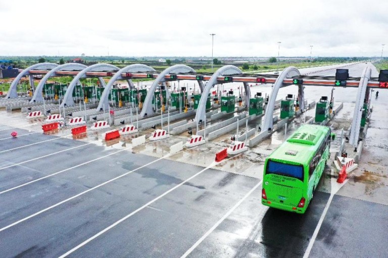 Image de Société. À partir du mercredi 31 juillet 2024, l’autoroute internationale Abidjan-Lagos, plus précisément la section Anani-Bassam, sera soumise à une fermeture partielle. Cette mesure exceptionnelle, annoncée par le Fonds d’Entretien Routier de Côte d’Ivoire (FER), se poursuivra les jeudi 1er, vendredi 2 août, et lundi 5 août 2024, durant les heures de pointe de 9h00 à 16h00. En outre, une fermeture totale est prévue du mardi 6 au jeudi 8 août 2024, afin de préparer les festivités marquant le 64ème anniversaire de l’Indépendance de la Côte d’Ivoire. Les Implications de la Fermeture Partielle Les autorités locales, tout en s’excusant pour les désagréments que ces fermetures pourraient causer, insistent sur l’importance de ces interruptions pour garantir le bon déroulement des célébrations et la sécurité des participants. Les usagers de la route sont donc vivement encouragés à planifier leurs trajets en conséquence et à consulter régulièrement les informations mises à jour sur les canaux officiels. La fermeture partielle de l’autoroute Abidjan-Lagos, section Anani-Bassam, aura des répercussions significatives sur la circulation routière. Durant cette période, de nombreux conducteurs pourraient être confrontés à des retards importants et à des congestions dans les zones adjacentes. Les autorités routières recommandent fortement l'utilisation d'itinéraires alternatifs pour éviter les zones touchées par les restrictions. Cette situation, bien que temporaire, nécessite une préparation minutieuse de la part des usagers. Les conducteurs devront prévoir des temps de trajet supplémentaires et rester attentifs aux panneaux de signalisation et aux indications fournies par les agents de la circulation. De plus, les entreprises locales et les résidents des zones touchées doivent être conscients de l’impact potentiel sur leurs activités quotidiennes et planifier en conséquence. La fermeture totale de l’autoroute prévue du 6 au 8 août 2024 est une mesure nécessaire pour permettre l’organisation des festivités du 64ème anniversaire de l’Indépendance de la Côte d’Ivoire. Ces célébrations sont un événement majeur pour le pays, impliquant des défilés, des cérémonies officielles et diverses activités culturelles. La fermeture complète de cette section de l’autoroute est donc indispensable pour garantir la sécurité des participants et le bon déroulement des événements. Les autorités locales ont prévu des plans de déviation pour les véhicules qui devront contourner la zone fermée. Ces itinéraires alternatifs seront clairement indiqués, et des équipes seront déployées pour guider les automobilistes et minimiser les désagréments. En outre, des informations complémentaires seront fournies aux usagers via les médias locaux et les canaux numériques afin de faciliter la transition durant cette période de fermeture. Impact sur les Activités Économiques et la Vie Locale Les fermetures de route peuvent avoir des conséquences notables sur les activités économiques locales et la vie quotidienne des résidents. Les commerces situés à proximité de la section fermée pourraient voir une diminution temporaire de leur clientèle en raison des difficultés d'accès. De même, les déplacements quotidiens des employés et des services d'urgence pourraient être perturbés. Les autorités locales travaillent en étroite collaboration avec les acteurs économiques pour atténuer les impacts négatifs. Des mesures telles que la coordination avec les entreprises locales pour ajuster les horaires de livraison et fournir des informations claires aux résidents sont mises en place pour minimiser les interruptions. Pour assurer la sécurité et la fluidité du trafic durant cette période, les autorités recommandent aux usagers de la route de respecter scrupuleusement les consignes de sécurité et les indications fournies. Il est crucial de suivre les itinéraires alternatifs proposés et de rester informé des mises à jour via les médias locaux et les sites officiels des autorités routières. En outre, il est conseillé aux conducteurs de vérifier l’état de leur véhicule avant de partir et de se préparer à d’éventuelles conditions de circulation difficiles. Les équipes de gestion du trafic seront présentes pour assister les automobilistes et résoudre rapidement tout problème éventuel. La fermeture partielle et totale de l’autoroute Abidjan-Lagos met en lumière la nécessité d’une gestion efficace des infrastructures routières pour équilibrer les besoins de développement et les exigences de sécurité publique. Alors que ces fermetures sont indispensables pour des événements majeurs comme les célébrations de l’Indépendance, elles soulèvent également des questions sur la résilience et l’adaptabilité des infrastructures face aux exigences croissantes. Face à ces défis, quel avenir pour la planification et la gestion des infrastructures routières en Côte d’Ivoire ? Comment les autorités peuvent-elles mieux préparer les usagers à ces interruptions et minimiser les impacts sur les activités économiques et la vie quotidienne ? La réponse à ces questions pourrait déterminer la qualité de vie des citoyens et la fluidité du trafic pour les années à venir.