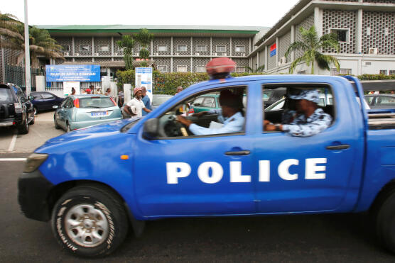 Image de Faits Divers. En Côte d'Ivoire, un récent incident impliquant des agents de la police nationale a ravivé le débat sur l'intégrité et la transparence des forces de l'ordre. Pris en flagrant délit de tentative de corruption, ces policiers ont été filmés par un citoyen, et la vidéo est rapidement devenue virale sur les réseaux sociaux. Face à cette situation, les autorités ont réagi avec fermeté pour préserver l'image de la police nationale et assurer la justice. Un Incident Déplorable Exposé au Grand Jour Les faits remontent à la semaine dernière, lorsqu'une vidéo montrant des policiers ivoiriens tentant d'extorquer de l'argent à un motocycliste a été massivement partagée sur les réseaux sociaux. Cet acte, qualifié de "honteux et dévalorisant" par le commissaire du gouvernement près le Tribunal militaire d’Abidjan (TMA), a immédiatement suscité une vague d'indignation publique. Dans cette séquence, les agents en uniforme, censés incarner la loi et l'ordre, apparaissent en train de demander de l'argent au citoyen pour éviter une prétendue infraction. Face à la clameur populaire et à l'évidence de l'enregistrement, les autorités judiciaires n'ont pas tardé à intervenir. Le procureur a exprimé sa ferme désapprobation, soulignant que "ces écarts de comportement ne peuvent pas être tolérés dans la corporation." Cette déclaration résonne comme un rappel de l'importance de l'intégrité au sein des forces de sécurité, essentielles à la confiance publique. Dès la publication de la vidéo, les autorités ivoiriennes ont pris des mesures immédiates pour traiter cette affaire. Les agents impliqués ont été rapidement identifiés et interpellés. Selon un communiqué officiel, le commissaire du gouvernement a instruit l'inspection générale des services de sécurité de diligenter une enquête approfondie sur cet incident. "Les mis en cause ont été formellement identifiés et déjà interpellés," a-t-il précisé, avant d'ajouter que "le parquet militaire a instamment instruit l'inspection générale des services de sécurité à l’effet de diligenter une enquête et de lui déférer ces agents." Cette réponse rapide et décisive vise non seulement à sanctionner les fautifs, mais aussi à envoyer un message clair : la corruption et les abus de pouvoir ne seront pas tolérés au sein des forces de l'ordre. Le gouvernement ivoirien semble déterminé à éradiquer ces pratiques et à restaurer la confiance du public dans ses institutions de sécurité. Un Phénomène Répandu : Les Défis de la Lutte contre la Corruption Malheureusement, l'incident de la tentative de corruption n'est pas un cas isolé en Côte d'Ivoire. Comme dans de nombreux autres pays, la corruption au sein des forces de l'ordre demeure un problème récurrent qui érode la confiance des citoyens dans les institutions publiques. Les extorsions de fonds, les abus de pouvoir et les pratiques de "barrage routier" sont des réalités auxquelles les Ivoiriens sont fréquemment confrontés. Cependant, les réformes mises en place par le gouvernement pour lutter contre ces fléaux commencent à porter leurs fruits. La mise en place de dispositifs de surveillance, de numéros verts pour dénoncer les actes de corruption, et la formation continue des forces de l'ordre sur l'éthique et la déontologie sont autant de mesures prises pour assainir le secteur. "Nous devons travailler ensemble pour écarter ces éléments véreux de nos forces de sécurité," a souligné le commissaire du gouvernement, invitant la population à coopérer activement dans cette lutte. Le rôle des citoyens et de la société civile dans la dénonciation des actes de corruption est crucial. La vidéo ayant révélé cette affaire est un exemple frappant de la puissance des réseaux sociaux et de la technologie dans la lutte contre les abus de pouvoir. En filmant et en partageant ces images, le citoyen à l'origine de la vidéo a contribué de manière significative à l'exposition publique de l'inconduite des policiers concernés. De plus, des organisations non gouvernementales et des associations de défense des droits humains se mobilisent pour sensibiliser la population à leurs droits et aux recours disponibles en cas d'abus. Ces initiatives visent à renforcer la vigilance citoyenne et à encourager une culture de la dénonciation des actes répréhensibles. Le gouvernement, de son côté, soutient ces efforts par des campagnes de communication visant à informer le public sur les mécanismes de plainte et les protections disponibles pour les lanceurs d'alerte. Les Conséquences pour les Agents Impliqués Pour les agents impliqués dans cet acte de corruption, les conséquences s'annoncent sévères. Outre les sanctions disciplinaires internes, ils pourraient faire face à des poursuites judiciaires, avec des peines allant de la suspension à l'emprisonnement, en fonction de la gravité des faits. Le commissaire du gouvernement a réitéré l'engagement de la justice à appliquer la loi avec rigueur pour tous ceux qui transgressent les règles, quelle que soit leur position. Ces mesures exemplaires visent non seulement à punir les coupables, mais aussi à dissuader d'autres membres des forces de l'ordre de commettre des actes similaires. En effet, une réponse judiciaire ferme est essentielle pour restaurer la confiance du public et montrer que personne n'est au-dessus des lois. L'affaire actuelle s'inscrit dans un contexte plus large de réformes au sein des forces de sécurité en Côte d'Ivoire. Depuis plusieurs années, le gouvernement a entrepris des actions pour moderniser et professionnaliser la police nationale. Parmi ces réformes figurent l'amélioration des conditions de travail des agents, l'introduction de nouvelles technologies pour la surveillance et la gestion des crimes, ainsi que des programmes de formation continue. Ces efforts sont soutenus par des partenaires internationaux, qui apportent expertise et ressources pour renforcer les capacités des forces de l'ordre. L'objectif est de créer une police plus transparente, plus efficace et plus respectueuse des droits de l'homme. Le gouvernement espère qu'en renforçant l'intégrité de la police, il pourra mieux protéger les citoyens et garantir la justice. En fin de compte, l'incident de la tentative de corruption par des policiers ivoiriens soulève des questions fondamentales sur la responsabilité et l'intégrité des forces de l'ordre. Cet événement, bien que regrettable, offre également une opportunité de repenser et de renforcer les mécanismes de contrôle et de supervision au sein des institutions de sécurité. Alors que la Côte d'Ivoire continue de se moderniser et de se développer, comment les autorités et les citoyens peuvent-ils travailler ensemble pour bâtir une police nationale exemplaire et digne de confiance ?