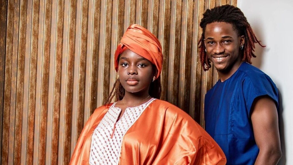 Image de Célébrités. Dans un moment aussi touchant qu'inattendu, Khalil, une figure emblématique des réseaux sociaux en Côte d'Ivoire, a officiellement demandé en mariage sa compagne Mariame. Cette scène émouvante s'est déroulée en direct lors de l'émission populaire "La Télé d'ici Vacances" sur NCI, capturant l'attention du public et des spectateurs, et dissipant les doutes sur la solidité de leur relation. Ce geste, qui scelle un chapitre important de leur histoire, a fait le tour de la toile, suscitant un flot de réactions positives et enthousiastes. Un Instant Magique sur le Plateau de "La Télé d'ici Vacances" Lors de l'émission télévisée "La Télé d'ici Vacances," animée par Zongo et ses chroniqueurs, Khalil a créé la surprise en posant la question fatidique à Mariame. La scène, empreinte de sincérité et d'émotion, a été un moment marquant pour les spectateurs présents et ceux qui suivaient l'émission de chez eux. La demande en mariage a été accueillie avec un enthousiasme débordant, tant de la part du public que de l'équipe de l'émission. En réponse, Mariame, visiblement émue, a accepté la proposition avec un large sourire, confirmant leur engagement mutuel devant des millions de téléspectateurs. Khalil et Mariame ne sont pas des inconnus du grand public. Le couple a acquis une popularité fulgurante sur les réseaux sociaux, notamment sur TikTok, où ils partagent régulièrement des moments de leur vie quotidienne, mêlant humour, complicité et romantisme. Leur relation, affichée publiquement, a attiré plus d'un million d'abonnés, fascinés par leur histoire d'amour atypique. Mariame, d'origine guinéenne, et Khalil, ivoirien et étudiant en médecine, incarnent un jeune couple moderne, naviguant entre les études, la célébrité et leur vie privée. Ces derniers temps, des rumeurs avaient commencé à circuler sur une possible rupture du couple, alimentées par des spéculations sur le départ de Mariame pour poursuivre ses études au Canada. Ces murmures avaient suscité des inquiétudes parmi leurs fans, certains allant jusqu'à prétendre que la distance avait eu raison de leur relation. La demande en mariage publique de Khalil a non seulement mis fin à ces rumeurs, mais a également renforcé la perception de leur engagement mutuel. Des Réactions Enflammées sur les Réseaux Sociaux L'annonce de cette demande en mariage n'a pas tardé à provoquer une vague de réactions sur les réseaux sociaux. Les internautes ont massivement réagi, exprimant leur joie, leur soutien et leurs félicitations au couple. Parmi les commentaires les plus marquants, on pouvait lire : "Ceux qui disaient qu'elle l'a laissé pour partir au Canada, où sont-ils ?" ou encore "Quel amour romantique, qu'Allah vous accorde sa miséricorde". D'autres ont salué le courage de Khalil et la sincérité de leur amour, allant même jusqu'à donner des conseils pour leur future vie de famille : "Les choses sérieuses commencent, Khalil continue tes études, il y a une famille à nourrir maintenant." Ces témoignages de soutien démontrent à quel point le couple Khalil et Mariame est aimé et suivi. Leur histoire, partagée publiquement, résonne avec de nombreux jeunes qui voient en eux un modèle de persévérance et de fidélité, malgré les défis et les obstacles. Le parcours de Khalil et Mariame illustre parfaitement les défis et les opportunités d'une relation moderne dans un monde de plus en plus connecté. Ils ont su utiliser les réseaux sociaux non seulement pour partager leur bonheur, mais aussi pour inspirer une génération de jeunes à croire en l'amour véritable. Leur succès sur TikTok, avec des vidéos qui montrent des moments de leur quotidien, leur complicité et leur humour, témoigne de leur authenticité et de leur capacité à toucher les cœurs de leurs abonnés. En outre, leur relation met en lumière l'importance de la communication et de la transparence dans une époque où les rumeurs peuvent facilement se propager et nuire à la réputation des individus. La manière dont ils ont géré les spéculations sur leur relation, en choisissant de répondre par des actes concrets plutôt que des mots, est un exemple de maturité et de sagesse. Le Rôle des Réseaux Sociaux dans les Relations Modernes Les réseaux sociaux jouent un rôle central dans la vie des jeunes couples d'aujourd'hui, leur offrant une plateforme pour exprimer leurs sentiments, partager leurs expériences et interagir avec un public mondial. Pour Khalil et Mariame, TikTok a été un moyen de renforcer leur relation et de se connecter avec une communauté de fans qui les soutient et les encourage. Cependant, cette visibilité n'est pas sans défis. La pression de maintenir une image publique, la gestion des commentaires négatifs et la nécessité de protéger leur vie privée sont autant de défis que le couple doit relever. Leur capacité à naviguer dans ce paysage complexe tout en restant fidèles à eux-mêmes est une source d'inspiration pour beaucoup. La demande en mariage de Khalil marque le début d'un nouveau chapitre dans la vie du couple. Alors qu'ils se préparent à entamer cette nouvelle étape, de nombreuses questions se posent sur leur avenir. Comment géreront-ils les responsabilités de la vie conjugale tout en poursuivant leurs aspirations professionnelles et personnelles ? Quels défis devront-ils surmonter pour maintenir l'équilibre entre leur vie publique et leur intimité ? Cette histoire d'amour, qui a capturé l'imagination de nombreux Ivoiriens et au-delà, continue de se dérouler, avec de nombreux yeux fixés sur chaque développement. Le couple Khalil et Mariame a non seulement prouvé que l'amour peut triompher des obstacles, mais aussi qu'il peut inspirer et rassembler des communautés entières. Alors que Khalil et Mariame se préparent à bâtir leur avenir ensemble, la question demeure : comment les jeunes couples peuvent-ils naviguer dans les complexités des relations modernes tout en restant authentiques et fidèles à eux-mêmes dans l'ère des réseaux sociaux ?