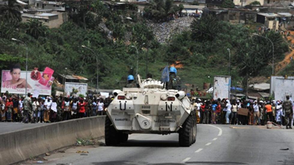 Image de Célébrités. Ce mercredi 31 juillet 2024, les rues d'Abidjan ont été marquées par un spectacle inhabituel : une multitude de véhicules blindés et de chars de guerre ont traversé les communes du Plateau, Treichville, Marcory, Koumassi et Port-Bouët, se dirigeant vers Grand-Bassam. Ce déploiement massif de matériel militaire a attiré l'attention des résidents et des médias, suscitant diverses spéculations et interrogations sur les raisons de ce mouvement exceptionnel. Un Déplacement Imposant de Matériel Militaire Les communes du sud d’Abidjan ont été le théâtre d’une parade impressionnante ce mercredi, avec des colonnes de véhicule blindés et de chars circulant en direction de Grand-Bassam. Le phénomène a été observé par de nombreux habitants et confirmé par les médias locaux, dont Linfodrome, qui ont également relayé l'information. Les véhicules en question ont traversé les principales artères des quartiers tels que le Plateau, Treichville, Marcory, Koumassi et Port-Bouët, engendrant des interrogations parmi les Abidjanais sur la nature et l'objectif de ce déploiement militaire. Cette activité inhabituelle a coïncidé avec les préparatifs de la célébration du 7 août, date marquant l'anniversaire de l'indépendance de la Côte d'Ivoire. L'importance de cette journée pour la nation ivoirienne est telle qu'elle justifie la mobilisation de moyens militaires importants pour garantir la sécurité et le bon déroulement des festivités. L'édition 2024 des célébrations de l'indépendance ivoirienne promet d'être spectaculaire. Pour cette occasion, les festivités se tiendront sur l'esplanade du péage de l'autoroute de Grand-Bassam, un lieu choisi pour sa capacité à accueillir un grand nombre de participants et pour sa visibilité stratégique. Les véhicules blindés et les chars de guerre déployés ont pour objectif de préparer le terrain pour les "répétitions" des forces de défense et de sécurité, qui doivent s'assurer que tout est en ordre pour le jour J. Selon les informations obtenues, cette opération de déploiement est une étape cruciale pour garantir la fluidité et la sécurité des événements militaires et civils prévus. Les répétitions sont essentielles pour coordonner les mouvements des troupes, vérifier les équipements et assurer que les protocoles de sécurité sont bien établis. Ainsi, les véhicules blindés ne sont pas seulement là pour impressionner, mais pour jouer un rôle fonctionnel dans le bon déroulement des festivités. Face à ce déploiement militaire massif, la réaction du public a été variée. Tandis que certains habitants ont exprimé leur curiosité ou leur inquiétude face à cette visibilité inhabituelle des forces armées, d'autres ont rapidement compris que cette activité faisait partie des préparatifs pour les célébrations de l'indépendance. Les réseaux sociaux ont été inondés de questions et de commentaires, certains spéculant sur des scénarios hypothétiques et d'autres cherchant à obtenir des confirmations officielles. La situation a également donné lieu à des rumeurs, alimentées par le manque d'informations immédiates sur les raisons précises de ce déploiement. Les autorités, conscientes de ces préoccupations, ont pris des mesures pour clarifier la situation et apaiser les inquiétudes. Un haut gradé de l'armée a notamment confirmé qu’une conférence de presse serait organisée pour présenter les détails des festivités militaires et répondre aux interrogations du public. L'Importance de la Sécurité et des Répétitions Les répétitions pour les événements de grande envergure, comme les célébrations de l'indépendance, sont cruciales pour assurer un déroulement sans accrocs. Elles permettent aux forces de défense et de sécurité de tester leurs procédures et de s'adapter aux défis logistiques. Dans le cas de cette année, la présence des véhicules blindés est un indicateur du sérieux et de la préparation qui entourent les célébrations. Les autorités mettent également en avant l'importance de la sécurité pour éviter tout incident qui pourrait perturber les festivités. La Côte d'Ivoire, comme de nombreux autres pays, accorde une grande importance à la sécurité publique, en particulier lors d'événements de grande envergure qui attirent des foules importantes. Les forces armées et les services de sécurité sont donc mobilisés pour assurer que tout se passe dans les meilleures conditions possibles. Les célébrations de l'indépendance sont un moment de fierté nationale pour les Ivoiriens. Elles représentent non seulement la commémoration de l'histoire et des luttes pour l'indépendance, mais aussi une occasion de renforcer le sentiment d'unité et de cohésion parmi les citoyens. Le déploiement des véhicules blindés et des chars de guerre souligne l'importance que le gouvernement accorde à cet événement, garantissant que les festivités se déroulent en toute sécurité et avec le respect dû à cet anniversaire important. Pour beaucoup, ces préparatifs ne sont pas seulement une question de logistique, mais aussi un symbole du progrès et de la stabilité du pays. En montrant une telle mobilisation, la Côte d'Ivoire affirme sa capacité à organiser des événements de grande envergure tout en assurant la sécurité de ses citoyens et en célébrant son histoire avec dignité. Alors que les préparatifs pour les célébrations de l'indépendance se poursuivent, comment les autorités ivoiriennes comptent-elles garantir une gestion efficace de la sécurité tout en maintenant l'engagement et la fierté nationale des citoyens ?