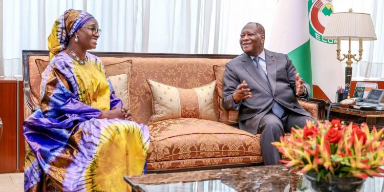 Image de Politique. Le mercredi 31 juillet 2024, le président de la République de Côte d'Ivoire, Alassane Ouattara, a accueilli en audience Yacine Fall, ministre sénégalaise de l’Intégration africaine et des Affaires étrangères. Cette rencontre, qui a eu lieu à Abidjan, a marqué un moment significatif dans les relations bilatérales entre les deux pays. La visite de la ministre sénégalaise s'inscrit dans le cadre de la préparation de la 10ᵉ session de la Grande Commission mixte de coopération ivoiro-sénégalaise, prévue pour les 31 juillet et 1ᵉʳ août. Cet événement vise à renforcer les liens économiques, commerciaux et diplomatiques entre la Côte d'Ivoire et le Sénégal, tout en promouvant la solidarité entre les deux nations. Un contexte régional propice à la coopération La rencontre entre Alassane Ouattara et Yacine Fall intervient dans un contexte régional marqué par des efforts croissants pour consolider les relations intra-africaines. Le continent, en pleine mutation économique et politique, cherche à renforcer les partenariats régionaux afin de faire face aux défis communs. Les relations entre la Côte d'Ivoire et le Sénégal, deux pays parmi les plus influents de l'Afrique de l'Ouest, jouent un rôle crucial dans cette dynamique. Le Sénégal et la Côte d'Ivoire ont traditionnellement entretenu des relations amicales et coopératives, renforcées par des liens historiques et culturels. Cette visite illustre l'engagement continu des deux pays à développer une coopération bilatérale plus approfondie et à explorer de nouvelles opportunités d'intégration régionale. La Grande Commission mixte de coopération ivoiro-sénégalaise représente une plateforme essentielle pour le dialogue entre les deux pays. Cette session, qui se tient tous les deux ans, est conçue pour aborder divers aspects de la coopération bilatérale, allant de l'économie et du commerce à la culture et à la sécurité. Le programme de cette 10ᵉ session se concentre sur plusieurs axes principaux. Tout d'abord, la question de l'intégration économique est au cœur des discussions. Les deux nations cherchent à optimiser leurs échanges commerciaux, à harmoniser leurs politiques économiques et à promouvoir des investissements réciproques. La Côte d'Ivoire, avec son économie diversifiée et en croissance rapide, et le Sénégal, avec ses avancées en matière d'infrastructure et de développement industriel, ont des complémentarités importantes à exploiter. Un autre aspect crucial de la session concerne la coopération en matière de sécurité et de lutte contre les défis transnationaux. La Côte d'Ivoire et le Sénégal partagent des préoccupations communes en matière de sécurité régionale, notamment en ce qui concerne les menaces terroristes et la criminalité organisée. La collaboration dans ces domaines est essentielle pour assurer la stabilité et la sécurité dans la région. Les enjeux de la coopération bilatérale : au-delà de la diplomatie L’importance de la coopération entre la Côte d'Ivoire et le Sénégal dépasse le cadre diplomatique. Les relations bilatérales jouent un rôle fondamental dans le développement socio-économique des deux pays. Par exemple, les initiatives conjointes dans le domaine des infrastructures peuvent favoriser l'amélioration des réseaux de transport, facilitant ainsi le commerce et les investissements. De plus, la coopération dans le secteur énergétique pourrait ouvrir de nouvelles opportunités pour les deux pays. La Côte d'Ivoire, avec ses récentes découvertes de ressources énergétiques, et le Sénégal, avec ses ambitions en matière de développement durable, ont le potentiel de collaborer sur des projets énergétiques innovants. Ces projets pourraient non seulement répondre aux besoins énergétiques croissants des deux pays, mais aussi servir de modèle pour d'autres nations africaines. La dimension culturelle de cette coopération est également significative. Les échanges culturels renforcent les liens entre les peuples, favorisent la compréhension mutuelle et soutiennent la promotion des valeurs africaines communes. Les festivals, les événements artistiques et les programmes d'échange entre les deux pays contribuent à renforcer les relations humaines et à célébrer la diversité culturelle. À l'issue de la rencontre entre Alassane Ouattara et Yacine Fall, plusieurs questions se posent quant à l'avenir de la coopération entre la Côte d'Ivoire et le Sénégal. La tenue de la Grande Commission mixte représente une opportunité précieuse pour tracer les grandes lignes de cette coopération. Toutefois, la mise en œuvre effective des accords et des projets discutés nécessitera un engagement soutenu de part et d'autre. Les deux pays devront également naviguer dans un environnement international complexe, marqué par des incertitudes économiques et politiques. La capacité des gouvernements à adapter leurs stratégies en réponse à ces défis sera cruciale pour assurer le succès des initiatives bilatérales. En conclusion, la rencontre entre Alassane Ouattara et Yacine Fall souligne l’importance du partenariat entre la Côte d'Ivoire et le Sénégal dans le contexte régional actuel. Alors que les deux pays se préparent à la 10ᵉ session de la Grande Commission mixte, quelles seront les priorités stratégiques pour maximiser les bénéfices de cette coopération ? Les dirigeants ivoiriens et sénégalais réussiront-ils à transformer ces engagements diplomatiques en succès tangibles pour leurs peuples respectifs ?