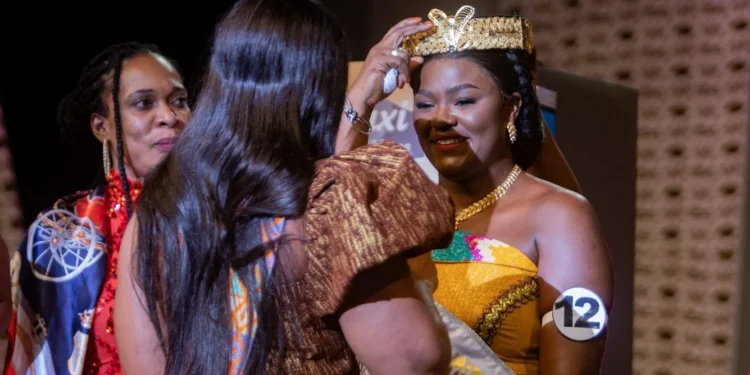 Image de Beauté/Mode. La finale de l'édition 2024 du concours de beauté Awoulaba s'est tenue le samedi 27 juillet dans la salle François Lougah du Palais de la Culture Bernard B. Dadié à Treichville. Lors de cette soirée marquante, Nadège Rebecca Koukougnon a été sacrée Awoulaba 2024, succédant à Constance Koua Aboya. Cet événement prestigieux a non seulement célébré la beauté extérieure, mais a également mis en avant les valeurs de résilience et d'engagement social. Ce retour sur la soirée met en lumière les détails de la compétition, le parcours des candidates, et l'impact de ce concours sur la société ivoirienne. Le concours Awoulaba : une tradition emblématique de la beauté ivoirienne Le concours Awoulaba, qui se distingue par son approche unique de la beauté et de la culture, occupe une place particulière dans le paysage des concours de beauté en Côte d'Ivoire. Contrairement à d'autres concours de beauté tels que Miss Côte d'Ivoire, l'Awoulaba se distingue par son accent sur les valeurs culturelles et sociales. Créé pour célébrer la beauté traditionnelle et l'engagement communautaire, ce concours est une vitrine pour la culture ivoirienne et un tribune pour les femmes qui incarnent les idéaux de résilience et de force. L'édition 2024, sous le thème "Femme, pilier de la lutte contre la pauvreté", a reflété cet engagement envers des valeurs sociales profondes. Le thème choisi pour cette année met en lumière le rôle crucial des femmes dans la lutte contre la pauvreté et leur contribution au développement socio-économique. Le concours vise ainsi à récompenser non seulement la beauté extérieure, mais aussi l'engagement et la détermination des candidates à œuvrer pour le bien-être de leur communauté. La soirée de la finale de l'Awoulaba 2024 a été marquée par une série de passages impressionnants des candidates. Les 13 participantes, chacune plus éblouissante que la précédente, ont défilé en trois tenues distinctes : le boubou traditionnel, les tenues maxi, et les vêtements traditionnels. Ce format de présentation a permis aux membres du jury et aux spectateurs d'apprécier non seulement la beauté des candidates, mais aussi leur capacité à représenter la culture ivoirienne de manière authentique. Le jury, présidé par Dr Boga Sako, a eu la lourde tâche de départager les candidates en se basant sur plusieurs critères de beauté africains. Ces critères incluent non seulement l'apparence physique mais aussi la présence scénique, la capacité à incarner le thème du concours, et l'engagement personnel envers les valeurs promues par l'événement. Nadège Rebecca Koukougnon, portant le numéro 12, a brillé lors de ces trois passages, accumulant un total impressionnant de 180 points sur 210. Sa prestation a été saluée pour son élégance, sa grâce et son alignement parfait avec le thème de l’année. Sa victoire s'est dessinée clairement à travers ses performances, se distinguant des autres finalistes qui ont également montré des qualités exceptionnelles. Aux côtés de Nadège Rebecca Koukougnon, les résultats de la soirée ont également mis en lumière d'autres candidates méritantes. Madoussou Andréa Bamba, couronnée 1ère Saraman, a obtenu 173 points, et Sandrine Zogbo Mazo, la 2ème Saraman, a recueilli 171 points. Leur performance lors de la soirée a été remarquable et a été saluée pour sa qualité et son respect des critères de beauté définis par le Comité Awoulaba Côte d'Ivoire (CACI). Ces positions honorifiques témoignent de la diversité et de la richesse des talents présents lors du concours. Elles soulignent également l’importance du soutien et de l’accompagnement des jeunes femmes dans leurs parcours personnels et professionnels. Les lauréates sont désormais des ambassadrices des valeurs du concours et auront l’opportunité de promouvoir le thème de cette année dans leurs engagements futurs. L’impact du concours sur la société ivoirienne : célébration et répercussions Le concours Awoulaba ne se limite pas à une simple compétition de beauté ; il constitue un véritable événement culturel et social. Il joue un rôle crucial dans la promotion des valeurs de résilience et d’engagement au sein de la communauté. En mettant en avant des femmes qui incarnent ces valeurs, le concours contribue à renforcer la cohésion sociale et à sensibiliser le public aux enjeux socio-économiques. Le thème de l’édition 2024, « Femme, pilier de la lutte contre la pauvreté », a particulièrement résonné dans un contexte où les enjeux socio-économiques sont prégnants. Il rappelle l'importance du rôle des femmes dans le développement économique et social de la Côte d'Ivoire. La visibilité offerte par le concours permet également d’inspirer d’autres femmes à s’impliquer activement dans la lutte contre la pauvreté et à œuvrer pour des causes sociales importantes. Les retombées du concours sont également visibles dans l’impact qu'il a sur les participants et les spectateurs. Pour les candidates, c'est une opportunité de se faire connaître et de promouvoir des causes qui leur tiennent à cœur. Pour les spectateurs, c'est un moment de célébration de la culture et de la beauté ivoirienne, ainsi qu'une occasion de réfléchir aux valeurs véhiculées par l'événement. Alors que l’édition 2024 du concours Awoulaba s’est achevée avec succès, il est pertinent de se pencher sur l'avenir de cet événement prestigieux. Quels sont les défis auxquels le concours pourrait être confronté dans les années à venir ? Comment peut-il continuer à évoluer pour répondre aux attentes changeantes de la société ivoirienne ? L’un des défis majeurs est de maintenir l’équilibre entre tradition et modernité. Le concours doit continuer à honorer les valeurs culturelles tout en intégrant les évolutions sociales et économiques actuelles. Par ailleurs, la nécessité d’inclure davantage de jeunes talents et de promouvoir des causes sociales pertinentes sera cruciale pour renforcer l’impact du concours. En conclusion, bien que l’édition 2024 de l’Awoulaba ait été couronnée de succès, l’événement doit continuer à évoluer pour répondre aux attentes croissantes et aux défis futurs. Comment le concours pourra-t-il s’adapter aux changements sociaux tout en restant fidèle à ses valeurs fondamentales ? Les organisateurs réussiront-ils à intégrer des innovations tout en préservant l'essence de cette tradition emblématique ?