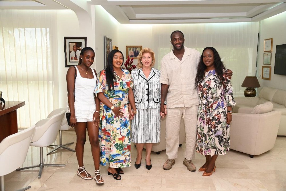 Troisième Image de Célébrités. Le mercredi 31 juillet 2024, Mme Dominique Ouattara, Première Dame de Côte d'Ivoire, a accueilli en audience l'ex-footballeur international Yaya Touré, sa femme et sa fille au Palais de la Présidence. Cette rencontre, qui s'annonçait comme un moment de convivialité et de reconnaissance, a suscité une vague de réactions sur les réseaux sociaux, principalement en raison de la tenue de la fille de Yaya Touré. Toutefois, malgré la controverse en ligne, Mme Ouattara a pris une décision marquante qui a surpris l’opinion publique. Une rencontre sous les projecteurs : la visite de Yaya Touré et sa famille Le 31 juillet 2024 a marqué un moment notable dans le calendrier des événements officiels ivoiriens, avec la visite de l’ancien international de football Yaya Touré et de sa famille au Palais de la Présidence. Cette audience avec Mme Dominique Ouattara devait célébrer la réussite et les contributions de Yaya Touré, tant sur le terrain qu'en dehors. Touré, une figure emblématique du football africain, est souvent perçu comme un ambassadeur de la Côte d'Ivoire à l'international, et sa visite revêtait donc une importance particulière. La rencontre a été l'occasion pour les deux parties de discuter de divers sujets d'intérêt commun. Mme Ouattara et Yaya Touré ont échangé sur des initiatives caritatives, des projets de développement et des opportunités de collaboration future pour promouvoir la Côte d'Ivoire à l’échelle mondiale. Cette interaction devait symboliser l'harmonie entre les figures influentes du pays et leur engagement envers le bien-être national. Peu après la publication des photos de la rencontre sur les réseaux sociaux, une polémique a rapidement émergé. Les internautes ont exprimé leur indignation concernant la tenue vestimentaire de la fille de Yaya Touré. Selon certains commentaires, la tenue n’était pas appropriée pour une rencontre de ce niveau, surtout en présence de la Première Dame. Les critiques ont été virulentes et ont soulevé des questions sur le respect des codes de conduite et des normes sociales dans des contextes officiels. Certains commentaires ont évoqué que « le style vestimentaire doit respecter l’éthique et la morale, peu importe le statut de la personne ». D'autres ont souligné que si la rencontre avait eu lieu dans un cadre plus traditionnel ou moins formel, la tenue aurait pu être perçue différemment. Cette réaction du public a illustré la sensibilité accrue aux questions de protocole et de décorum dans les contextes officiels. La diversité des avis reflète également les débats plus larges sur la modernité versus la tradition dans la société ivoirienne contemporaine. La réponse de Mme Dominique Ouattara : une décision stratégique Malgré la tempête médiatique qui a suivi la diffusion des photos, Mme Dominique Ouattara a choisi de ne pas entrer dans la controverse. Plutôt que de répondre directement aux critiques, elle a opté pour une démarche qui reflète à la fois son calme et son engagement envers les aspects culturels et sociaux du pays. Dans une déclaration ultérieure, Mme Ouattara a annoncé avoir reçu la Team Paiya, un groupe musical ayant récemment remporté un grand succès avec leur tube « le coup du marteau » lors de la CAN 2023. Ce choix de mettre en avant un autre événement témoigne de sa volonté de focaliser l'attention sur les réalisations positives et les contributions culturelles significatives. Mme Ouattara a exprimé ses félicitations aux membres du groupe et a partagé les détails de leur prochain concert, prévu pour le 3 août 2024. Cette décision stratégique de la Première Dame a été perçue comme une tentative de recentrer le discours public sur des aspects constructifs et réjouissants, tout en évitant de s’engager dans des polémiques potentielles. L’impact de cette décision sur l’image publique de la Première Dame Le choix de Mme Ouattara de ne pas réagir directement aux critiques a des implications intéressantes pour son image publique. En optant pour un focus sur les réalisations culturelles et les contributions positives, elle renforce son image de soutien à la culture et aux arts ivoiriens. Cette approche pourrait également contribuer à apaiser les tensions et à détourner l'attention des aspects controversés de la rencontre avec Yaya Touré. Cette réponse mesurée peut aussi être interprétée comme une stratégie pour maintenir l’harmonie et le respect dans les affaires publiques, en évitant les disputes inutiles et en mettant en avant des initiatives qui unissent plutôt que divisent. En choisissant de mettre en lumière les succès de la Team Paiya, Mme Ouattara montre un engagement continu envers les aspects positifs et inspirants de la société ivoirienne. Cet épisode offre une opportunité de réflexion sur la gestion des controverses publiques pour les figures de proue telles que Mme Dominique Ouattara. Les controverses en ligne peuvent rapidement éclipser les réalisations et les contributions positives, mettant les personnalités publiques dans une position délicate. La manière dont Mme Ouattara a géré la situation soulève des questions importantes sur la façon dont les leaders doivent naviguer dans les débats publics. Devraient-ils répondre directement aux critiques ou choisir des stratégies de communication qui recentrent l’attention sur des aspects positifs ? Comment les figures publiques peuvent-elles équilibrer entre transparence, responsabilité et gestion des perceptions ? En conclusion, la décision de Mme Dominique Ouattara de ne pas se laisser entraîner dans la polémique et de mettre en avant des initiatives culturelles constitue une approche stratégique qui reflète un leadership réfléchi. Cependant, cela soulève des questions sur la manière dont les figures publiques devraient gérer les controverses et maintenir une image positive dans un paysage médiatique souvent tumultueux. Dans ce contexte, quelles sont les meilleures pratiques pour gérer les controverses tout en continuant à promouvoir des messages et des initiatives constructives ?