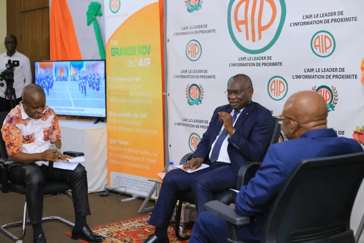 Image de Études/Devoirs. Le directeur général de l'École Nationale d'Administration (ENA) de Côte d'Ivoire, Narcisse Yessoh, était l'invité du "forum de l'AIP" le 31 juillet 2024. Lors de cette rencontre, il a détaillé les divers moyens d'intégrer cette prestigieuse institution et les réformes en cours pour améliorer son fonctionnement. Cette intervention s'inscrit dans une dynamique plus large de transformation et d'amélioration de l'action publique en Côte d'Ivoire. L'ENA et ses Voies d'Accès : Une Diversité de Méthodes pour une Meilleure Inclusion L'École Nationale d'Administration (ENA) de Côte d'Ivoire, une institution clé dans la formation des élites administratives du pays, est au cœur de réformes importantes. Lors du "forum de l'AIP", Narcisse Yessoh, le Directeur Général de l'ENA, a souligné les différentes voies d'accès à cette école, soulignant à la fois les concours traditionnels et les tests spécifiques. L'ENA propose deux principales voies d'accès : les concours directs et les tests d'entrée. Les concours directs sont destinés aux jeunes diplômés ivoiriens à partir du baccalauréat, tandis que les tests d'entrée concernent des profils spécifiques, notamment ceux issus des Forces de Défense et de Sécurité (FDS) et des Eaux et Forêts. Cette dualité permet à l'ENA de diversifier les profils de ses étudiants et de répondre aux besoins variés du secteur public. Le test d'entrée, en particulier, est destiné à des candidats nationaux qui, après avoir réussi l'épreuve, suivent une formation spécialisée en gestion administrative et financière avant de retourner dans leurs corps de métier. Cette approche vise à renforcer les compétences administratives au sein des institutions publiques et à favoriser une meilleure gestion des ressources étatiques. Cette année, l'ENA a reçu un nombre record de candidatures, avec 40 000 candidats pour seulement 600 à 700 places disponibles. Cette situation met en lumière la popularité croissante de l'ENA et les défis associés à l'admission dans cette institution prestigieuse. Narcisse Yessoh a exprimé ses préoccupations face à cette forte demande, soulignant la nécessité de maintenir des critères rigoureux tout en cherchant à améliorer l'accès pour un plus grand nombre de candidats méritants. La forte concurrence pour les places à l'ENA reflète également une demande accrue pour des carrières dans le secteur public, un signe de l'intérêt grandissant pour les fonctions administratives et de gestion au sein de l'État ivoirien. Cette situation pose des questions importantes sur la manière dont l'ENA peut ajuster ses processus d'admission et ses capacités pour répondre efficacement à cette demande croissante. Réformes et Vision pour l'Avenir : Vers une École d'Excellence Narcisse Yessoh a également évoqué les réformes en cours à l'ENA, visant à faire de l'institution un pôle d'excellence au cœur de la transformation de l'action publique en Côte d'Ivoire. Ces réformes incluent des améliorations dans les programmes de formation, des ajustements dans les critères de sélection, et une modernisation des méthodes d'enseignement pour mieux répondre aux exigences actuelles du secteur public. L'objectif est de renforcer la qualité de la formation dispensée, d'assurer une meilleure préparation des futurs cadres administratifs et de promouvoir une gestion publique plus efficace. Les réformes sont également conçues pour répondre aux besoins évolutifs du pays et pour s'aligner sur les meilleures pratiques internationales en matière de formation administrative. Lors du forum, Narcisse Yessoh a également abordé les préoccupations concernant la transparence des concours. Il a appelé à un changement de mentalité parmi les Ivoiriens, dénonçant les idées reçues selon lesquelles les concours seraient payants. Cette perception négative, selon lui, entache la crédibilité des énarques et des grands serviteurs de l'État. Yessoh a insisté sur le fait que les concours à l'ENA sont rigoureusement régis par des normes d'équité et de transparence. Il a encouragé les candidats potentiels à se préparer sérieusement et à éviter les rumeurs qui peuvent nuire à l'image de l'institution et décourager des talents méritants. La Répercussion des Réformes sur le Secteur Public : Quelle Évolution pour l'ENA ? Les réformes entreprises par l'ENA visent non seulement à améliorer la qualité de la formation, mais aussi à renforcer le rôle de l'institution dans la transformation du secteur public ivoirien. L'accent est mis sur la préparation de cadres administratifs compétents capables de répondre aux défis actuels de la gouvernance et de la gestion publique. À mesure que l'ENA évolue, il est important de se demander comment ces réformes influenceront le secteur public et quelles seront les retombées pour les institutions et les citoyens. La modernisation et l'amélioration continue de l'ENA sont-elles suffisantes pour répondre aux besoins croissants du pays ? Les changements apportés permettront-ils à l'institution de jouer pleinement son rôle de moteur de la transformation administrative et publique en Côte d'Ivoire ? En conclusion, les réformes en cours à l'ENA et les défis liés à l'admission témoignent d'une volonté claire de faire de cette institution un pilier de l'excellence dans le secteur public. Alors que l'ENA continue d'évoluer et de s'adapter aux besoins du pays, il est essentiel de surveiller de près les impacts de ces changements sur la qualité de la formation et la gestion publique. La question demeure : Comment l'ENA pourra-t-elle continuer à évoluer pour répondre aux exigences croissantes et aux attentes des Ivoiriens tout en maintenant son rôle de leader dans la formation des élites administratives ?