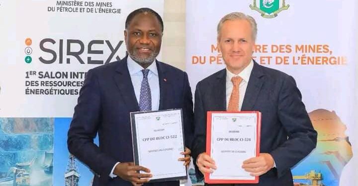 Image de Business/Investissement. Le 30 juillet 2024, la Côte d'Ivoire a marqué une étape significative dans l'expansion de son secteur énergétique en signant trois contrats de partage de production pétrolière Onshore. Ces accords, qui concernent les blocs CI-520, CI-521 et CI-522, ont été conclus entre le gouvernement ivoirien et la société américaine Elephant Oil, symbolisant une nouvelle ère pour l'exploitation des ressources en hydrocarbures sur terre ferme dans le pays. Un Nouvel Élan pour l'Exploitation Onshore Les trois contrats de partage de production (CPP) signés le 30 juillet 2024 à Abidjan sont le fruit d'une coopération stratégique entre le gouvernement ivoirien, représenté par le ministre des Mines, du Pétrole et de l’Énergie, Mamadou Sangafowa-Coulibaly, et la société américaine Elephant Oil, dirigée par Matthew Lofgran. Ces blocs pétroliers, situés dans la zone Est de la Côte d’Ivoire, représentent une opportunité précieuse pour l'économie nationale, en renforçant le potentiel énergétique du pays et en diversifiant ses sources de revenus. Le ministre Sangafowa-Coulibaly a exprimé son enthousiasme face à cette nouvelle collaboration, affirmant que "ce partenariat avec Elephant Oil ouvre une nouvelle ère pour l'exploitation des hydrocarbures en Côte d'Ivoire, particulièrement dans notre bassin sédimentaire onshore." Il a ajouté que cette initiative permettrait de relancer les activités de recherche d'hydrocarbures sur terre ferme, après des années de focus sur l'offshore (eaux profondes). La structure des contrats de partage de production prévoit une répartition équitable des bénéfices générés par l'exploitation des blocs pétroliers. Ainsi, l'État ivoirien recevra 52,5% des profits, tandis que 47,5% reviendront aux partenaires commerciaux, répartis entre Elephant Oil (80%) et PETROCI Holding (20%), la société nationale pétrolière. Cette répartition met en lumière l'engagement du gouvernement ivoirien à garantir une part significative des revenus pour le développement national, tout en attirant des investissements étrangers. Matthew Lofgran, directeur général d'Elephant Oil, a souligné l'importance du contenu local dans ce projet, affirmant que "notre entreprise s'engage à créer des emplois locaux et à investir dans le développement des compétences, conformément à la vision du Président Alassane Ouattara." Cette déclaration s'inscrit dans une volonté plus large de favoriser le développement économique local et de promouvoir l'expertise nationale dans le secteur pétrolier. Le partenariat entre la Côte d'Ivoire et Elephant Oil s'étendra sur une période de sept ans, période durant laquelle l'entreprise américaine mènera des opérations d'exploration et de production sur les blocs Onshore. Ce projet pourrait potentiellement transformer le paysage énergétique du pays, en augmentant la production nationale de pétrole et en réduisant la dépendance aux importations. L'initiative s'inscrit également dans une stratégie plus large de diversification des sources d'énergie en Côte d'Ivoire. Le pays, riche en ressources naturelles, cherche à maximiser ses capacités de production énergétique tout en développant des infrastructures modernes pour soutenir la croissance économique. Cette approche intégrée vise à assurer une gestion durable des ressources, tout en répondant aux besoins énergétiques croissants de la population et des industries. Vers une Nouvelle Dynamique Régionale ? L'exploitation pétrolière Onshore en Côte d'Ivoire pourrait également avoir des répercussions au-delà des frontières nationales. En effet, la découverte de nouvelles réserves et l'augmentation de la production pourraient renforcer le rôle du pays en tant que producteur majeur d'hydrocarbures en Afrique de l'Ouest. Cela pourrait également attirer davantage d'investissements étrangers, stimulés par un environnement économique stable et des opportunités de croissance. De plus, l'essor du secteur pétrolier Onshore pourrait créer une synergie avec d'autres industries, telles que la construction, la logistique et les services financiers, contribuant ainsi à un développement économique inclusif et durable. Le gouvernement ivoirien a d'ailleurs annoncé des initiatives pour soutenir les entreprises locales et les petites et moyennes entreprises (PME) qui pourraient bénéficier des retombées économiques du projet. Alors que la Côte d'Ivoire se prépare à explorer de nouvelles frontières énergétiques, les questions de durabilité et de responsabilité sociale deviennent de plus en plus pertinentes. Le gouvernement a réitéré son engagement à respecter les normes environnementales et à minimiser l'impact écologique des activités pétrolières. À cet égard, des mesures strictes seront mises en place pour garantir que l'exploitation des ressources se fasse dans le respect des écosystèmes locaux et des communautés environnantes. En conclusion, la signature de ces contrats de partage de production marque un tournant décisif pour la Côte d'Ivoire, tant sur le plan économique qu'énergétique. La coopération avec Elephant Oil ouvre la voie à de nouvelles opportunités, tout en posant des défis importants en termes de gestion des ressources et de développement durable. Face à ces enjeux, une question demeure : comment la Côte d'Ivoire pourra-t-elle équilibrer ses ambitions économiques avec la nécessité de préserver son environnement et de garantir un avenir prospère pour ses citoyens ?