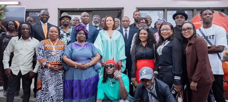 Image de Société. Le 30 juillet 2024, une date qui marquera l'histoire des arts en Côte d'Ivoire, une cérémonie a été organisée au Musée des Civilisations de Côte d'Ivoire au Plateau pour lancer officiellement le projet de la carte professionnelle et du régime de prévoyance sociale de l'artiste. Ce projet novateur, porté par la Ministre de la Culture et de la Francophonie, Françoise Remarck, en collaboration avec le Ministère de l'Emploi et de la Protection Sociale, a pour ambition de transformer les conditions de vie et de travail des artistes ivoiriens. Un Nouveau Chapitre pour les Artistes Ivoiriens Le Musée des Civilisations, en plein cœur d'Abidjan, a été le théâtre d'une rencontre historique réunissant près de 300 artistes et acteurs culturels de toutes générations et disciplines. Peintres, sculpteurs, musiciens, écrivains, comédiens, et bien d'autres, se sont rassemblés pour assister à l'annonce de cette initiative qui promet de restructurer le paysage culturel du pays. Françoise Remarck, lors de son discours, a rappelé l'importance de ce projet, soulignant que "l'artiste, trop souvent marginalisé, mérite une reconnaissance et une protection sociale adéquates." Elle a insisté sur le fait que cette initiative vise à "améliorer les conditions sociales et économiques des artistes," en leur offrant un cadre juridique et des avantages sociaux comparables à ceux des autres professions. Le projet de la carte professionnelle et du régime de prévoyance sociale a pour objectif principal de garantir une meilleure sécurité pour les artistes en Côte d'Ivoire. La carte professionnelle permettra aux artistes de bénéficier de droits spécifiques, tels qu'une rémunération minimum garantie pour chaque prestation, comme stipulé dans le décret du 20 octobre 2021. Cette mesure vise à reconnaître et valoriser le travail des artistes, en leur offrant une sécurité financière et un statut officiel. Le ministre de l'Emploi et de la Protection Sociale, Me Adama Kamara, a également pris la parole pour expliquer les avantages de cette réforme. Il a précisé que les artistes seront désormais intégrés au Régime social des Travailleurs indépendants (RSTI), leur permettant de bénéficier de la Couverture maladie universelle et d'une pension de retraite versée par la Caisse Nationale de Prévoyance Sociale (CNPS). "En intégrant le RSTI, les artistes peuvent se prémunir contre les risques liés aux accidents du travail et aux maladies professionnelles, tout en sécurisant leurs revenus pour l'avenir," a-t-il déclaré. L'Engagement des Institutions et le Rôle de l'UNESCO La mise en œuvre de ce projet est soutenue par un comité mixte, composé d'experts des Ministères de la Culture et de l'Emploi, ainsi que par le programme UNESCO-Aschberg. Ce soutien international souligne l'importance de la protection des droits des artistes, non seulement en Côte d'Ivoire, mais aussi à l'échelle mondiale. Françoise Remarck a exprimé sa gratitude envers l'UNESCO pour son appui financier et logistique, déclarant que "ce projet est une première étape vers une reconnaissance globale des artistes ivoiriens." Le représentant du bureau de l'UNESCO à Abidjan, Désiré Beugrehi Gnackaby, a également salué cette initiative, affirmant que "le soutien aux artistes est essentiel pour préserver et promouvoir la diversité culturelle." Il a insisté sur le fait que la protection des droits des artistes est un pilier fondamental de la liberté d'expression et du développement durable. La carte professionnelle et le régime de prévoyance sociale de l'artiste ne sont pas seulement des outils juridiques ; ils symbolisent un engagement du gouvernement ivoirien à soutenir et à protéger ses créateurs. En effet, cette réforme vise à offrir aux artistes une stabilité qui leur permettra de se concentrer sur leur art sans les soucis financiers qui les accablent souvent. Ce soutien est crucial pour encourager la créativité et la production artistique, qui sont des moteurs essentiels de l'identité culturelle et du développement économique du pays. La Ministre Françoise Remarck a également évoqué les futurs défis et opportunités pour les artistes, notamment en termes de formation continue et de développement des compétences. "Il est essentiel que nos artistes soient bien formés et qu'ils puissent évoluer dans un environnement sécurisé et valorisant," a-t-elle ajouté. Le projet prévoit également des initiatives pour améliorer l'accès à l'éducation artistique et aux infrastructures culturelles, afin de favoriser l'émergence de nouveaux talents. Vers une Nouvelle Perception des Artistes en Société L'un des aspects les plus marquants de cette réforme est la volonté de changer la perception de la société envers les artistes. En leur offrant un statut officiel et des avantages sociaux, le gouvernement espère revaloriser le rôle des artistes et leur donner la place qu'ils méritent dans la société. Cette reconnaissance passe également par une meilleure sensibilisation du public aux droits et aux contributions des artistes, en tant que vecteurs de la culture et de l'identité nationale. Françoise Remarck a conclu en affirmant que "l'amélioration des conditions de vie des artistes contribuera à changer le regard de la société sur eux, en les voyant non seulement comme des créateurs, mais aussi comme des acteurs économiques à part entière." Cette vision holistique est essentielle pour construire une société où l'art et la culture sont respectés et encouragés. Alors que la Côte d'Ivoire se prépare à implémenter cette réforme historique, de nombreux défis restent à relever. La mise en œuvre efficace du régime de prévoyance sociale et de la carte professionnelle nécessitera une coordination étroite entre les différents acteurs concernés et un suivi rigoureux. Les artistes devront également être informés et formés pour comprendre et bénéficier pleinement de ces nouvelles mesures. En conclusion, le lancement de la carte professionnelle et du régime de prévoyance sociale de l'artiste marque un tournant décisif pour le secteur artistique en Côte d'Ivoire. Cette initiative promet non seulement de transformer la vie des artistes, mais aussi de renforcer le rôle de la culture dans le développement économique et social du pays. Cependant, une question demeure : comment la Côte d'Ivoire peut-elle garantir que ces réformes profitent réellement à tous les artistes, quelles que soient leur discipline et leur renommée, et assurent un développement durable du secteur culturel ?