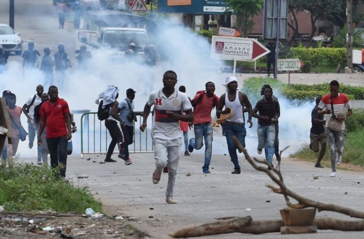 Image de Société. Depuis le jeudi 1er août 2024, le campus universitaire de Cocody à Abidjan, Côte d'Ivoire, est le théâtre de violentes confrontations entre étudiants et forces de l'ordre. Ces affrontements, qui ont éclaté après une série d'arrestations controversées d'étudiants, ont suscité une réaction immédiate de la Fédération Estudiantine et Scolaire de Côte d'Ivoire (FESCI). L'organisation, par la voix de son secrétaire général Kambou Sié, a publié un communiqué dénonçant des actes qu'elle qualifie d'atteinte aux droits fondamentaux et à l'équité. Le contexte et les enjeux de ces événements révèlent un malaise profond au sein du système éducatif ivoirien, soulevant des questions cruciales sur les libertés académiques et la gestion des conflits sociaux. Arrestations et Incarcérations : Un Contexte Troublant Les tensions entre les étudiants et les forces de l'ordre ont pris une tournure dramatique dès le 4 juin 2024, avec l'arrestation de plusieurs étudiants alors qu'ils rentraient chez eux après les cours. Ces arrestations, opérées sans motif apparent selon la FESCI, ont conduit à l'incarcération des étudiants à la maison d'arrêt et de correction d'Abidjan. Le communiqué de la FESCI souligne que ces actions constituent une violation flagrante des droits fondamentaux des étudiants, engendrant une frustration et une colère compréhensibles au sein de la communauté universitaire. Le secrétaire général de la FESCI, Kambou Sié, a exprimé l'indignation de l'organisation face à ces mesures, qualifiées d'injustes et d'arbitraires. "Ces arrestations sans fondement sont une atteinte grave à la justice et à l'équité," a-t-il déclaré. La situation est d'autant plus préoccupante que les étudiants incarcérés ont manqué les examens de première session, une perte académique qui pourrait avoir des conséquences désastreuses sur leur parcours universitaire. La situation a été exacerbée par l'annonce d'une audience prévue pour le 16 octobre, date à laquelle les étudiants doivent comparaître devant la justice. Cette décision, perçue comme une prolongation injustifiée de leur détention, pourrait compromettre leur capacité à participer aux examens de la deuxième session, menaçant ainsi leur avenir académique et professionnel. La FESCI a exprimé sa vive inquiétude face à cette perspective, soulignant que les étudiants risquent de perdre une année entière de leur formation, ce qui serait un préjudice irréparable. Kambou Sié a rappelé que la FESCI avait initialement fait confiance aux promesses des autorités de libérer les étudiants, mais cette confiance semble avoir été trahie. "Nous avions accepté cette situation en espérant une résolution rapide. Aujourd'hui, nous apprenons que nos camarades devront attendre encore avant de connaître leur sort. C'est une injustice que nous ne pouvons tolérer," a-t-il déclaré. La FESCI : Un Mouvement Apolitique et Citoyen Face à cette situation, la FESCI a décidé de passer à l'action pour attirer l'attention sur ce qu'elle considère comme une grave injustice. En bloquant les entrées du campus universitaire et en suspendant toutes les activités académiques, l'organisation souhaite protester contre la détention prolongée de ses membres. Cette démonstration de force vise à mettre en lumière les violations des droits des étudiants et à exiger leur libération immédiate. La FESCI a également tenu à clarifier sa position face aux accusations selon lesquelles elle serait manipulée par des partis politiques pour perturber les activités académiques, notamment les examens du Brevet de Technicien Supérieur (BTS). "Nous sommes une organisation apolitique, attachée aux valeurs citoyennes et républicaines. Nos actions sont motivées par la défense des droits des étudiants et non par des agendas politiques," a insisté Kambou Sié. Les rumeurs visant à discréditer le mouvement sont perçues comme une tentative de détourner l'attention de la véritable question en jeu : la justice pour les étudiants incarcérés. Les événements de Cocody révèlent un malaise plus profond au sein du système éducatif ivoirien, où les libertés académiques et les droits des étudiants sont régulièrement mis à l'épreuve. La FESCI, en tant que principale organisation estudiantine du pays, joue un rôle crucial dans la défense de ces droits. Toutefois, les tensions récurrentes avec les autorités illustrent les défis auxquels les étudiants sont confrontés lorsqu'ils cherchent à faire entendre leur voix. La réaction des forces de l'ordre, perçue comme disproportionnée, soulève également des questions sur la gestion des conflits sociaux en Côte d'Ivoire. Les manifestations étudiantes, souvent marquées par des affrontements violents, témoignent d'un climat de tension qui nécessite des solutions urgentes et durables. Le gouvernement est confronté à la tâche délicate de garantir la sécurité publique tout en respectant les droits des étudiants à manifester et à s'exprimer librement. Le Rôle des Institutions Académiques et des Acteurs Sociaux Dans ce contexte, le rôle des institutions académiques et des acteurs sociaux est crucial. Les universités doivent non seulement être des lieux de savoir, mais aussi des espaces où les droits et les libertés sont respectés. Les responsables universitaires, en collaboration avec les autorités publiques, doivent œuvrer pour créer un environnement propice au dialogue et à la résolution pacifique des conflits. De même, les organisations de la société civile et les médias ont un rôle essentiel à jouer dans la sensibilisation et la défense des droits des étudiants. La FESCI, malgré les controverses qui l'entourent, demeure un acteur incontournable du paysage éducatif ivoirien. Son engagement pour la défense des droits des étudiants est une réponse aux préoccupations légitimes de ces derniers. Cependant, la manière dont l'organisation choisit de mener ses actions est souvent source de débats. Certains critiques estiment que les méthodes de la FESCI peuvent parfois exacerber les tensions plutôt que de les apaiser. Alors que les étudiants de Cocody continuent de manifester pour la libération de leurs camarades, la question de l'avenir de ce mouvement reste ouverte. Le gouvernement et les autorités académiques devront trouver un moyen de répondre aux revendications des étudiants tout en maintenant l'ordre public. La FESCI, de son côté, devra continuer à jouer un rôle de médiateur, tout en veillant à ce que ses actions restent pacifiques et constructives. Dans cette situation complexe, il est essentiel de réfléchir à des solutions à long terme pour éviter de tels conflits à l'avenir. La création de mécanismes de dialogue permanents entre les étudiants, les autorités académiques et les responsables gouvernementaux pourrait être une première étape. De plus, l'amélioration des conditions de vie et d'étude des étudiants, ainsi que le respect de leurs droits fondamentaux, sont des priorités qui ne peuvent être négligées. En conclusion, les affrontements à Cocody mettent en lumière des enjeux cruciaux pour l'avenir de l'éducation en Côte d'Ivoire. La question qui se pose désormais est la suivante : comment le pays peut-il garantir un environnement académique où les droits des étudiants sont pleinement respectés, tout en assurant la sécurité et la stabilité nécessaires au bon déroulement des activités éducatives ?