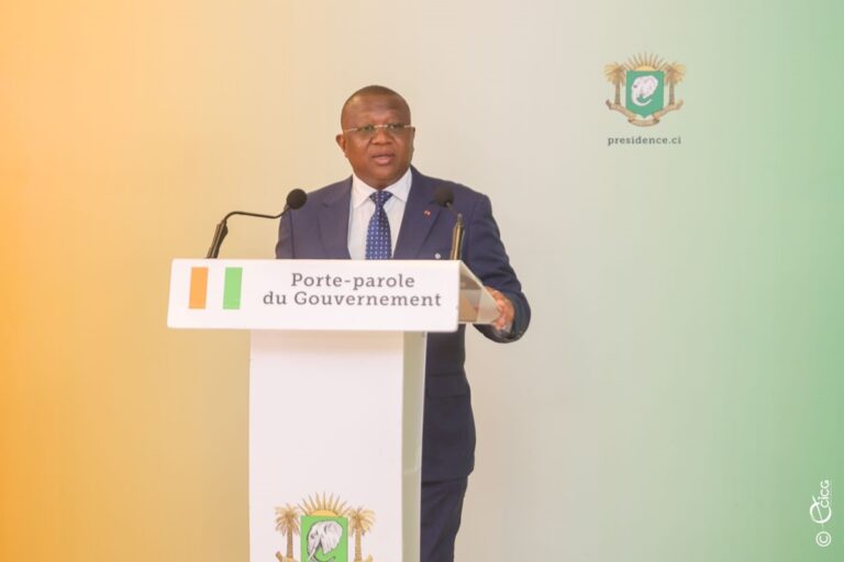 Image de Société. Le 1er août 2024, la Côte d'Ivoire a reçu une aide significative de 151,2 milliards de FCFA du Fonds mondial pour financer des activités cruciales de lutte contre le Sida, la tuberculose et le paludisme sur la période 2024-2026. Cette allocation intervient dans un contexte où ces maladies restent des défis de santé publique majeurs pour le pays. Le porte-parole du gouvernement, Amadou Coulibaly, a souligné l'importance de cette subvention lors de son annonce, évoquant les enjeux cruciaux pour la santé des Ivoiriens, en particulier les plus vulnérables. Un financement crucial pour la santé publique en Côte d'Ivoire La subvention de 151,2 milliards de FCFA octroyée par le Fonds mondial à la Côte d'Ivoire représente une bouffée d'oxygène pour le système de santé du pays, souvent mis à rude épreuve par les épidémies de Sida, de tuberculose et de paludisme. Ces trois maladies représentent un fardeau majeur pour les systèmes de santé des pays en développement, y compris la Côte d'Ivoire, où les ressources sont souvent limitées pour faire face à de tels défis. Le ministre de la Communication et porte-parole du gouvernement, Amadou Coulibaly, a salué cette initiative lors d'une déclaration publique. "Ce financement est essentiel pour renforcer nos capacités à lutter efficacement contre ces fléaux qui affectent gravement notre population, notamment les jeunes et les enfants", a-t-il déclaré. Ce financement permettra de soutenir des programmes de prévention, de traitement et de sensibilisation à grande échelle, touchant ainsi un large éventail de la population ivoirienne. Une réponse à l'augmentation alarmante des cas de VIH/SIDA En Côte d'Ivoire, le VIH/SIDA reste une menace préoccupante pour la santé publique. Selon les dernières données, le taux d'infection a augmenté de 40 %, une situation alarmante qui affecte particulièrement les jeunes âgés de 15 à 25 ans. Cette tranche d'âge est non seulement vulnérable aux infections, mais aussi souvent mal informée sur les moyens de prévention. Le financement alloué par le Fonds mondial permettra de renforcer les campagnes de sensibilisation et d'éducation, de promouvoir l'utilisation des préservatifs et d'améliorer l'accès aux traitements antirétroviraux. Les associations de lutte contre le VIH/SIDA, telles que l'ONG Aconda-VS, se réjouissent de cette subvention. "Ce financement nous permettra de redoubler d'efforts pour atteindre les populations les plus à risque, en particulier les jeunes, et de promouvoir des comportements sexuels responsables", a déclaré un représentant de l'organisation. La distribution de médicaments et l'amélioration des services de dépistage seront également prioritaires pour réduire la propagation du virus. Lutte contre le paludisme : une priorité nationale Le paludisme demeure la première cause de mortalité infantile en Côte d'Ivoire, avec plus de 1 000 décès d'enfants de moins de 5 ans chaque année. La maladie tue quotidiennement quatre personnes, dont trois enfants de moins de 5 ans, rendant la lutte contre cette maladie une priorité absolue. Le financement reçu sera utilisé pour intensifier les efforts de prévention, notamment par la distribution de moustiquaires imprégnées d'insecticide et le renforcement des campagnes de sensibilisation sur l'importance de la vaccination. En outre, la Côte d'Ivoire a lancé un ambitieux programme de vaccination des enfants contre le paludisme, visant à réduire de manière significative le taux de mortalité infantile. Ce programme, soutenu par le Fonds mondial, inclut la formation des agents de santé, la mise en place de centres de vaccination dans les zones rurales et la sensibilisation des parents à l'importance de faire vacciner leurs enfants. "Nous devons tout mettre en œuvre pour protéger nos enfants de cette maladie dévastatrice", a déclaré le ministre de la Santé, Pierre Dimba. "Chaque enfant a le droit de grandir en bonne santé, et nous devons garantir que ce droit soit respecté." La tuberculose : un ennemi silencieux La tuberculose est une autre maladie qui continue de menacer la santé publique en Côte d'Ivoire. Bien que moins médiatisée que le VIH/SIDA ou le paludisme, elle reste un problème majeur, avec des taux de transmission élevés dans certaines communautés. La tuberculose touche particulièrement les personnes vivant dans des conditions de précarité, souvent aggravées par le manque d'accès aux soins et à l'information. Le financement du Fonds mondial permettra d'améliorer les infrastructures de dépistage et de traitement de la tuberculose. Des centres de santé seront équipés de nouveaux outils diagnostiques pour détecter rapidement la maladie, et des médicaments seront fournis pour traiter les patients infectés. Les campagnes de sensibilisation joueront également un rôle crucial pour encourager les individus à se faire dépister et à suivre les traitements prescrits. "La tuberculose est une maladie curable, mais elle reste mortelle si elle n'est pas traitée", a souligné le Dr. Mamadou Sylla, spécialiste des maladies infectieuses. "Nous devons renforcer nos efforts pour détecter et traiter cette maladie avant qu'elle ne fasse plus de victimes." La subvention de 151,2 milliards de FCFA allouée par le Fonds mondial est une opportunité majeure pour la Côte d'Ivoire de renforcer sa lutte contre le Sida, la tuberculose et le paludisme. En investissant dans la prévention, le traitement et l'éducation, le pays peut espérer réduire considérablement le fardeau de ces maladies sur sa population. Cependant, la question demeure : comment ces fonds seront-ils gérés pour maximiser leur impact et garantir que les bénéficiaires les plus vulnérables en profitent réellement ? Quels autres partenariats et initiatives pourraient être envisagés pour soutenir durablement la santé publique en Côte d'Ivoire ?