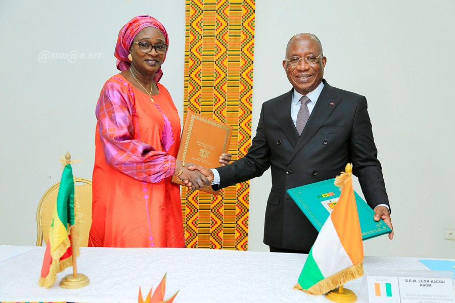 Image de Politique. Le 1er août 2024, la capitale économique ivoirienne a été le théâtre d'un tournant significatif dans les relations diplomatiques entre la Côte d'Ivoire et le Sénégal. Lors de la 10e session de la grande commission mixte ivoiro-sénégalaise, les deux nations ont paraphé douze nouveaux accords couvrant divers domaines d'intérêt commun. Cette session a marqué une étape importante dans la consolidation des liens historiques entre les deux pays, avec des implications potentielles majeures pour leur coopération future. Un Nouveau Chapitre pour la Coopération Ivoirienne-Sénégalaise La 10e session de la grande commission mixte ivoiro-sénégalaise, qui s’est tenue à Abidjan, a été l’occasion pour les deux pays de renouveler leur engagement en faveur d’une coopération renforcée. Cette session a réuni des représentants de haut niveau des deux gouvernements, notamment le ministre ivoirien des Affaires Étrangères, Léon Kacou Adom, et sa collègue sénégalaise, Yassine Fall. Ensemble, ils ont signé une série d'accords destinés à approfondir la coopération bilatérale dans des domaines clés tels que l’économie, la justice, la jeunesse, l’agriculture, l’élevage et la communication. Les Accords Clés : Un Aperçu des Domaines Couverts Les douze accords conclus couvrent une large gamme de secteurs, illustrant la diversité et l’ampleur de la coopération entre les deux nations. Parmi les plus notables, on trouve : 1. Convention de Coopération Judiciaire en Matière Civile et Commerciale : Cet accord vise à faciliter la résolution des litiges commerciaux et civils entre les deux pays, renforçant ainsi la sécurité juridique pour les entreprises opérant dans ces deux marchés. 2. Convention d’Entraide Judiciaire en Matière Pénale : Ce document établit un cadre pour la coopération en matière pénale, permettant une meilleure coordination dans la lutte contre la criminalité transfrontalière. 3. Convention Relative au Transfèrement des Condamnés : Cet accord facilite le transfert de personnes condamnées entre les deux pays, permettant une gestion plus humaine des sanctions pénales. 4. Accord de Coopération Économique : Ce partenariat vise à promouvoir les investissements bilatéraux, les échanges commerciaux et à renforcer les liens économiques entre Abidjan et Dakar. 5. Accord de Coopération dans le Domaine de l’Agriculture : En réponse aux défis alimentaires et agricoles, cet accord favorise l'échange de savoir-faire et de technologies agricoles. 6. Accord de Coopération dans le Domaine de l’Élevage : Cet accord est destiné à améliorer les pratiques d’élevage et à soutenir les initiatives en matière de sécurité alimentaire et de développement rural. Ces accords, qui couvrent des domaines aussi variés que la justice, l'économie, et le développement rural, témoignent de la volonté des deux pays de renforcer leur partenariat stratégique. Les Discours des Ministres : Une Vision Partagée pour l’Avenir Lors de la cérémonie de signature, les deux ministres ont exprimé leur satisfaction quant aux résultats de cette session. Léon Kacou Adom, ministre ivoirien des Affaires Étrangères, a souligné que cette session représente un pas décisif vers un partenariat plus dynamique. Il a déclaré : « La tenue de cette grande commission mixte montre notre volonté d'insuffler un dynamisme nouveau à notre coopération. Elle traduit incontestablement notre engagement commun à dresser le bilan de notre coopération bilatérale et explorer de nouvelles perspectives en vue de son renforcement. » M. Adom a également évoqué l’importance d’une coopération économique plus ambitieuse et innovante, soulignant que l’objectif est de renforcer les échanges commerciaux entre les deux pays et d’optimiser l’axe Dakar-Yamoussoukro. Il a exprimé sa conviction que les conclusions de cette session apporteront une nouvelle impulsion aux relations historiques entre les deux nations. De son côté, Yassine Fall, ministre sénégalaise de l’Intégration africaine et des Affaires Étrangères, a mis en avant le caractère positif des discussions et des accords. Elle a précisé : « Je voudrais insister sur la mise en œuvre diligente des conclusions auxquelles nous sommes parvenus. Notamment, en matière de mutualisation de nos politiques et moyens d’actions. » Mme Fall a également exprimé sa confiance dans la pérennité des engagements pris, affirmant que ceux-ci sont rassurants pour l’avenir de la coopération bilatérale. Les Défis à Relever et les Opportunités à Saisir Bien que les accords signés soient prometteurs, leur mise en œuvre posera des défis importants. La concrétisation des objectifs de ces accords nécessitera une coordination efficace entre les deux gouvernements et une mobilisation des ressources nécessaires. La coopération dans des domaines aussi variés que la justice et l’économie requiert des efforts soutenus pour garantir que les initiatives prennent forme et produisent les résultats escomptés. Les secteurs de l’économie, de l’agriculture et de l’élevage, en particulier, nécessitent une attention particulière pour assurer une coopération efficace. Les échanges de technologies, les investissements et la gestion des ressources devront être soigneusement orchestrés pour maximiser les bénéfices pour les deux nations. En outre, les accords en matière de justice et de sécurité impliquent la mise en place de mécanismes robustes pour garantir que les engagements pris sont respectés et que les droits des citoyens sont protégés. La coopération judiciaire et le transfèrement des condamnés sont des domaines sensibles qui nécessitent une approche rigoureuse et transparente. Vers une Coopération Renforcée : Quelles Perspectives pour l’Avenir ? La 10e session de la grande commission mixte ivoiro-sénégalaise représente un tournant dans les relations entre la Côte d'Ivoire et le Sénégal. Les douze accords signés ouvrent la voie à une coopération renforcée dans plusieurs domaines clés, avec des implications potentielles importantes pour le développement économique et social des deux pays. Les prochaines étapes consisteront à assurer la mise en œuvre effective de ces accords et à évaluer leur impact sur les relations bilatérales. Les deux pays devront travailler ensemble pour surmonter les défis liés à la mise en œuvre et tirer parti des opportunités offertes par ces nouveaux partenariats. Alors que la Côte d'Ivoire et le Sénégal se préparent pour la 11e session de la grande commission mixte, qui se tiendra à Dakar, la question demeure : Comment ces accords influenceront-ils concrètement le développement économique et social des deux nations dans les années à venir ? La coopération entre la Côte d'Ivoire et le Sénégal est-elle prête à franchir un nouveau seuil de partenariat stratégique, et quelles seront les prochaines étapes pour garantir le succès des initiatives mises en place ?