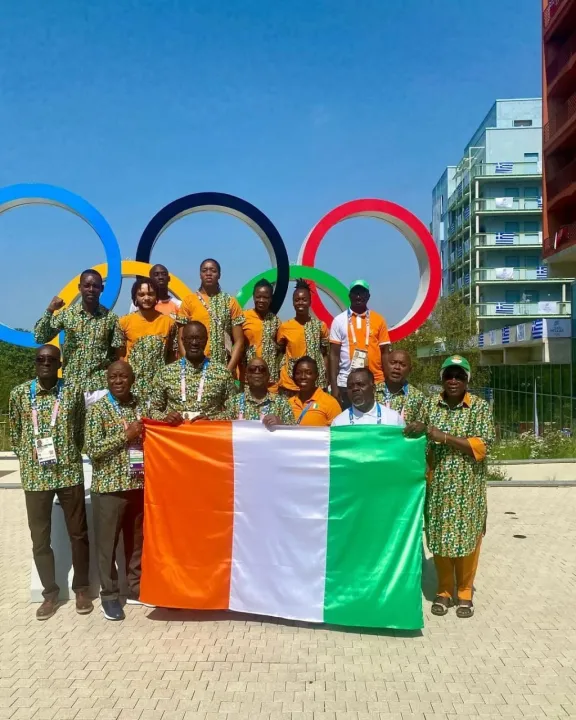 Image de Sport. Les Jeux Olympiques de Paris 2024 s'annonçaient comme une occasion en or pour la Côte d'Ivoire de briller sur la scène internationale. Cependant, après plusieurs jours de compétition, les espoirs de médailles se sont progressivement estompés. Malgré des performances prometteuses de certains athlètes, la délégation ivoirienne peine à concrétiser ses ambitions. Cet article explore les performances des représentants ivoiriens, les défis auxquels ils font face et les derniers espoirs de médaille pour le pays. Déceptions et désillusions : Un début de compétition difficile Depuis le coup d'envoi des JO de Paris 2024https://www.linfodrome.com/sport/99587-jo-paris-2024-la-cote-d-ivoire-toujours-sans-medaille, le 26 juillet, les athlètes ivoiriens se sont confrontés à une série de défis qui ont mis à rude épreuve leurs ambitions. Parmi les déceptions, on note l'élimination précoce de Zouleiha Dabonné Abzetta en judo. La judokate, engagée dans la catégorie des -57 kg, a été battue dès les 16èmes de finale par l’Ouzbèke Shukurjon Aminova. Cette défaite est d'autant plus douloureuse que Dabonné était considérée comme l'une des meilleures chances de médaille pour la Côte d'Ivoire, forte de son expérience et de son palmarès. En athlétisme, Maboudou Koné a également échoué à se qualifier pour les tours suivants, malgré un record personnel de 11.17. Cette contre-performance illustre la difficulté pour les athlètes ivoiriens de rivaliser avec les meilleurs mondiaux. Les escrimeurs Jérémy Keryhuel et Isabel Maxine Esteban ont connu un sort similaire, tous deux éliminés dès les 16èmes de finale. En Taekwondo, Bathily Astan Katherine, inscrite dans la catégorie des 67 kg, n'a pas réussi à progresser dans la compétition, ajoutant une autre déconvenue à la liste. Lueur d'espoir : Les derniers espoirs de médaille Malgré ces revers, tout espoir n'est pas perdu pour la Côte d'Ivoire. Certains athlètes restent en lice et continuent de porter les espoirs de la nation. En athlétisme, Ta Lou Marie-Josée s'est qualifiée pour les demi-finales du 100 m avec un temps impressionnant de 10.87, battant même la célèbre sprinteuse jamaïcaine Fraser. Porte-drapeau de la délégation ivoirienne, Ta Lou a ravi les supporters par sa prestation exceptionnelle et demeure l'une des meilleures chances de médaille pour le pays. En Taekwondo, tous les regards sont tournés vers Cissé Cheick Sallah et Gbagbi Ruth, qui entreront en compétition ce samedi 3 août 2024. Cissé, médaillé d'or aux Jeux Olympiques de Rio 2016, et Gbagbi, médaillée de bronze dans la même édition, sont des figures emblématiques du sport ivoirien. Leurs combats sont attendus avec impatience, et beaucoup espèrent qu'ils parviendront à offrir à la Côte d'Ivoire sa première médaille de ces Jeux. Le poids des attentes : Une pression sur les épaules des athlètes La quête de médailles aux Jeux Olympiques est toujours un défi de taille, et les attentes peuvent parfois peser lourdement sur les athlètes. Pour les représentants ivoiriens, cette pression est amplifiée par l'absence de médailles jusqu'à présent. Les attentes du public et des autorités sportives sont élevées, et chaque défaite est scrutée et commentée. Le parcours de Ta Lou Marie-Josée, par exemple, est suivi de près par des milliers de fans en Côte d'Ivoire et à travers le monde. Sa performance en demi-finale sera déterminante pour la suite des événements. De même, Cissé Cheick Sallah et Gbagbi Ruth, avec leurs précédentes réussites, portent sur leurs épaules les espoirs de toute une nation. La pression est forte, mais ces athlètes sont habitués à la compétition de haut niveau et ont démontré par le passé leur capacité à se surpasser. Une préparation en question : Les défis structurels du sport ivoirien L'absence de médailles jusqu'à présent aux Jeux Olympiques de Paris 2024 soulève également des questions sur la préparation des athlètes ivoiriens et les défis structurels auxquels le sport en Côte d'Ivoire est confronté. La formation, l'encadrement, et les infrastructures jouent un rôle crucial dans la préparation des athlètes de haut niveau. Bien que la Côte d'Ivoire ait fait des progrès dans ces domaines, il reste des lacunes à combler pour rivaliser avec les meilleures nations sportives. Les athlètes ivoiriens doivent souvent surmonter des défis financiers et logistiques pour se préparer aux compétitions internationales. L'accès limité aux équipements de pointe et aux entraîneurs de renom constitue un obstacle majeur. De plus, les compétitions internationales régulières, essentielles pour acquérir de l'expérience, ne sont pas toujours accessibles. Ces facteurs combinés peuvent expliquer, en partie, les résultats mitigés de la délégation ivoirienne jusqu'à présent. Le soutien populaire : Un moteur pour les athlètes Malgré les difficultés rencontrées, les athlètes ivoiriens bénéficient d'un soutien populaire massif. Les Ivoiriens, fiers de leurs représentants, suivent attentivement leurs performances et espèrent des exploits. Ce soutien inconditionnel est une source de motivation pour les sportifs, qui se sentent portés par les espoirs de leur nation. Les réseaux sociaux, les médias et les rassemblements publics témoignent de cette ferveur patriotique. Les messages d'encouragement affluent, notamment pour Ta Lou Marie-Josée, Cissé Cheick Sallah et Gbagbi Ruth. Les fans expriment leur fierté et leur confiance en ces athlètes, quels que soient les résultats. Ce soutien est crucial pour les sportifs, qui trouvent en lui une source de force et de résilience, nécessaire pour affronter les défis olympiques. L'avenir du sport ivoirien : Quels enseignements tirer ? Les Jeux Olympiques de Paris 2024 sont un moment clé pour évaluer les progrès et les défis du sport ivoirien. Les résultats obtenus, qu'ils soient positifs ou négatifs, offrent une opportunité de réflexion et de planification pour l'avenir. Il est essentiel de tirer des enseignements de ces expériences pour améliorer la préparation des athlètes et les infrastructures sportives du pays. Le développement du sport en Côte d'Ivoire passe par une politique sportive plus structurée et cohérente, avec des investissements dans les infrastructures, la formation des entraîneurs, et le soutien financier aux athlètes. Le gouvernement, les fédérations sportives et le secteur privé doivent travailler ensemble pour créer un environnement favorable à l'émergence de talents et à la réussite sur la scène internationale. Une attente toujours vive À quelques jours de la fin des Jeux Olympiques de Paris 2024, la Côte d'Ivoire espère toujours décrocher une médaille. Les performances de Ta Lou Marie-Josée, Cissé Cheick Sallah et Gbagbi Ruth sont attendues avec impatience. Ces athlètes ont déjà prouvé leur valeur par le passé et représentent les meilleures chances de la délégation ivoirienne. Cependant, au-delà des résultats immédiats, ces Jeux Olympiques sont aussi l'occasion de réfléchir à l'avenir du sport en Côte d'Ivoire. Comment le pays peut-il renforcer sa préparation et son soutien aux athlètes pour mieux briller sur la scène internationale ? Cette question reste ouverte et nécessite une réflexion approfondie et des actions concrètes pour permettre à la Côte d'Ivoire de réaliser son plein potentiel sportif.