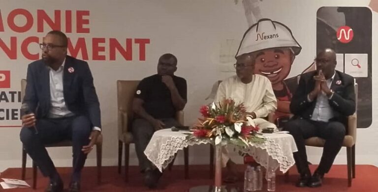 Image de Société. À Abidjan, le 26 juillet 2024, lors d’une conférence de presse marquante, la société Nexans a dévoilé sa dernière innovation technologique : l’application « Nexans APP ». Cette application, conçue pour révolutionner la vérification de l’authenticité des produits électriques, promet de redynamiser la lutte contre la contrefaçon dans le secteur de l’électricité. Développée pour assurer la sécurité et la fiabilité des équipements électriques utilisés par les professionnels, la « Nexans APP » intervient dans un contexte où les risques liés aux produits contrefaits sont de plus en plus préoccupants. Avec une fonctionnalité innovante permettant de scanner un QR code pour vérifier instantanément la légitimité des produits, l’application vise à réduire les dangers associés aux équipements falsifiés, souvent responsables de défaillances techniques et d’accidents électriques. Cette initiative s'inscrit également dans un engagement plus large vers la durabilité, avec un objectif ambitieux de zéro émission d'ici 2050. Une Application pour Assurer la Sécurité des Équipements Électriques Lancée par Nexans Côte d’Ivoire, la « Nexans APP » représente un tournant décisif dans la gestion de la qualité des produits électriques sur le marché. En réponse à l’augmentation inquiétante de la contrefaçon, cette application offre une solution simple et efficace pour les professionnels du secteur. Le cœur de cette innovation repose sur la possibilité pour les utilisateurs de scanner un QR code intégré à chaque produit. Ce code fournit des informations en temps réel sur l'authenticité de l'équipement, permettant ainsi aux utilisateurs de s’assurer que le produit qu'ils utilisent est conforme aux standards de sécurité. Avec cette application, nous voulons offrir aux professionnels du secteur un outil puissant pour éviter les risques associés aux équipements contrefaits, a déclaré Nestor Antey, Directeur Général de Nexans Côte d’Ivoire. L'utilisation de produits électriques contrefaits peut entraîner de graves conséquences, notamment des risques d'incendie, des pannes d'électricité et des accidents électrocution. La « Nexans APP » se positionne donc comme un rempart essentiel contre ces dangers, en fournissant une vérification instantanée et fiable. Des Fonctionnalités Complètes pour une Meilleure Gestion des Équipements Au-delà de la vérification de l’authenticité, la « Nexans APP » propose une gamme étendue de fonctionnalités destinées à faciliter la gestion et l’installation des produits électriques. Les utilisateurs ont accès aux fiches techniques détaillées, aux instructions d’installation, aux informations réglementaires et aux manuels d’utilisation directement depuis l’application. Cette approche multifonctionnelle permet non seulement de garantir la légitimité des équipements mais aussi de s'assurer que leur utilisation se fait dans le respect des normes en vigueur. "Nous avons conçu l’application pour qu'elle soit un outil tout-en-un, offrant une transparence totale et un accès facilité à toutes les informations nécessaires pour une utilisation sûre et conforme des produits électriques", a ajouté Antey. Le développement de ces fonctionnalités répond à un besoin croissant d’information et de transparence dans le secteur, où les professionnels sont souvent confrontés à des défis liés à la qualité et à la sécurité des produits. Un Engagement pour la Durabilité et la Sécurité Lors de la conférence, Nexans a également présenté ses objectifs ambitieux en matière de développement durable. L’entreprise s’est engagée à atteindre le "Net-Zero" émission d'ici 2050, renforçant ainsi son rôle dans la lutte contre le changement climatique. Cette initiative s’aligne avec les objectifs globaux de réduction des émissions de gaz à effet de serre et témoigne de la volonté de Nexans de contribuer à une transition énergétique durable. L’application « Nexans APP » s'inscrit donc dans une démarche plus large de responsabilité environnementale et de sécurité. En sécurisant les équipements électriques, Nexans participe également à la réduction des impacts environnementaux négatifs associés à l’utilisation de produits défaillants. Perspectives et Défis à Venir L’introduction de la « Nexans APP » marque une avancée significative dans la lutte contre la contrefaçon et les problèmes associés dans le secteur électrique. Toutefois, plusieurs défis demeurent pour assurer son adoption généralisée et son efficacité optimale. L’un des principaux défis sera d’assurer que l’application soit largement adoptée par les professionnels et les distributeurs de produits électriques. La sensibilisation et la formation seront essentielles pour garantir que tous les acteurs du secteur puissent tirer pleinement parti des fonctionnalités offertes par l’application. De plus, la mise à jour régulière des bases de données et la gestion des QR codes seront cruciales pour maintenir l’intégrité et la fiabilité du système. Comment le secteur électrique ivoirien réagira-t-il à cette nouvelle solution et quels seront les impacts à long terme sur la qualité des produits et la sécurité des utilisateurs ? Le succès de l’« Nexans APP » pourrait-il servir de modèle pour d’autres secteurs confrontés à des problèmes similaires de contrefaçon ? Ces questions restent ouvertes alors que la Côte d’Ivoire et ses partenaires poursuivent leurs efforts pour garantir un avenir plus sûr et plus durable pour tous.