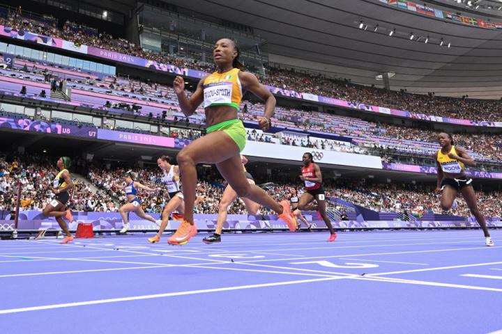 Image de Sport. Marie-Josée Ta Lou, la sprinteuse ivoirienne, a marqué les esprits le vendredi 2 août 2024 au stade de France lors des séries du 100 mètres dames des Jeux Olympiques de Paris. Avec un temps impressionnant de 10"87, elle a terminé première de sa série, se qualifiant ainsi pour les demi-finales avec une performance remarquable. Cette victoire en série s'inscrit dans une série de prestations exceptionnelles qui soulignent son statut de prétendante sérieuse au podium olympique. Une performance exceptionnelle en série Marie-Josée Ta Lou a dominé sa série du 100 mètres avec une aisance qui a capté l'attention des spectateurs et des analystes sportifs. En franchissant la ligne d'arrivée en 10"87, elle a non seulement remporté sa course mais a également enregistré le meilleur temps des séries. Cette performance est d'autant plus significative dans un contexte aussi prestigieux que les Jeux Olympiques de Paris 2024. Les compétitions de sprint féminin sont traditionnellement parmi les plus attendues des Jeux Olympiques, et Marie-Josée Ta Lou a su répondre aux attentes avec une démonstration de vitesse et de technique. Sa victoire en série est d'autant plus remarquable compte tenu de la qualité de ses concurrentes. Des adversaires de haut niveau La victoire de Ta Lou a été obtenue devant plusieurs athlètes de premier plan. La Jamaïcaine Shelly-Ann Fraser-Pryce, double championne olympique et une des sprinteuses les plus titrées de l'histoire, a terminé deuxième avec un temps de 10"92. Fraser-Pryce, connue pour ses performances exceptionnelles en finales olympiques, reste une concurrente redoutable pour la suite de la compétition. L'Allemande Gina Lueckenkemper a pris la troisième place de la série avec un temps de 11"08, tandis que la Belge Rosius a complété le quartet de tête avec un temps de 11"10. Ces performances montrent que la compétition sera particulièrement intense lors des prochaines étapes, avec plusieurs athlètes capables de remporter la médaille. Les enjeux des demi-finales et de la finale Après sa prestation impressionnante en série, Marie-Josée Ta Lou se prépare désormais pour les demi-finales qui se tiendront le même jour à 19h50. Une qualification pour la finale dépendra de sa capacité à maintenir son niveau de performance tout en gérant la pression de la compétition olympique. La finale du 100 mètres dames est prévue pour le dimanche à 21h50, et Ta Lou devra se préparer à une bataille acharnée pour atteindre le podium. L'enjeu pour Ta Lou est considérable. Vice-championne du monde sur 100 m et 200 m en 2017 à Londres, elle entre dans cette compétition avec des attentes élevées. Sa performance dans les séries a renforcé sa position en tant que prétendante sérieuse à une médaille olympique, mais la route vers la gloire est semée d'embûches. Un parcours marqué par la détermination et l'excellence Marie-Josée Ta Lou a démontré une remarquable résilience et une détermination inébranlable tout au long de sa carrière. Depuis ses débuts sur la scène internationale, elle a su faire preuve d'une constance impressionnante et d'une éthique de travail rigoureuse. Son parcours est un exemple inspirant pour les jeunes athlètes ivoiriens et africains. La sprinteuse ivoirienne a su naviguer dans les défis physiques et mentaux associés à une carrière de haut niveau. Sa capacité à performer sous pression, comme en témoigne sa victoire en série, est le résultat d'années de dévouement et de sacrifices. En tant que figure emblématique de l'athlétisme africain, elle incarne l'espoir et l'ambition de nombreux jeunes athlètes à travers le continent. L'impact sur l'athlétisme ivoirien et africain La performance de Marie-Josée Ta Lou aux Jeux Olympiques de Paris 2024 a des répercussions au-delà de sa propre carrière. Elle représente une victoire symbolique pour l'athlétisme ivoirien et africain en général. La réussite de Ta Lou sur la scène mondiale contribue à accroître la visibilité du sport en Afrique et à encourager les investissements dans le développement des talents sportifs sur le continent. L'athlétisme ivoirien bénéficie d'une reconnaissance accrue grâce aux exploits de ses athlètes, et Ta Lou est à la pointe de cette dynamique. Sa réussite inspire non seulement les athlètes ivoiriens, mais aussi ceux de toute l'Afrique, montrant que le continent peut rivaliser avec les meilleurs du monde dans des disciplines aussi exigeantes que le sprint. Une préparation minutieuse pour l'avenir En regardant vers l'avenir, il est essentiel de se demander comment Marie-Josée Ta Lou et les autres athlètes africains peuvent continuer à se préparer pour les compétitions internationales de haut niveau. La gestion des performances, la préparation physique et mentale, ainsi que le soutien logistique et financier sont des aspects cruciaux pour garantir que les athlètes puissent atteindre leur plein potentiel. Le succès de Ta Lou à Paris 2024 pourrait également influencer les politiques sportives et les stratégies de développement des talents en Côte d'Ivoire et au-delà. Les fédérations sportives et les institutions gouvernementales devront envisager comment soutenir davantage les athlètes pour qu'ils puissent continuer à briller sur la scène internationale. En conclusion, alors que Marie-Josée Ta Lou se prépare pour les prochaines étapes de la compétition, la question se pose : comment les succès individuels de cette athlète peuvent-ils transformer le paysage de l'athlétisme en Afrique et influencer les politiques de soutien aux sports de haut niveau sur le continent ?