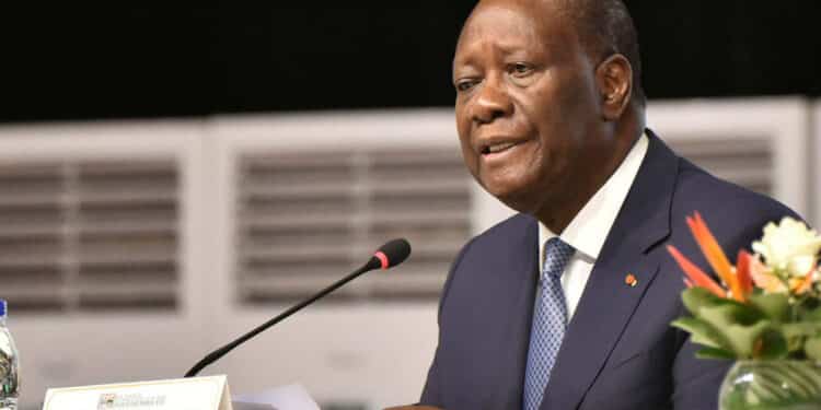 Image de Politique. Le 1er août 2024, le président ivoirien Alassane Ouattara a marqué un tournant significatif dans la diplomatie de son pays en nommant trois nouveaux ambassadeurs extraordinaires et plénipotentiaires. Ces nominations, effectuées lors du Conseil des ministres, illustrent la volonté de la Côte d'Ivoire de renforcer ses relations internationales et de promouvoir une politique extérieure dynamique et proactive. Le contexte des nominations : une diplomatie en évolution Dans un monde globalisé où les relations diplomatiques jouent un rôle crucial, la Côte d'Ivoire cherche à consolider sa position sur la scène internationale. La nomination de nouveaux ambassadeurs est une étape stratégique pour renforcer les liens avec d'autres nations et promouvoir les intérêts ivoiriens à l'étranger. Le choix de personnalités expérimentées et compétentes pour représenter le pays souligne l'importance accordée à la diplomatie par l'administration d'Alassane Ouattara. Lors du Conseil des ministres du 1er août, le ministre des Affaires étrangères, de l'Intégration africaine et des Ivoiriens de l'extérieur a proposé la nomination de trois nouvelles figures pour occuper des postes clés. Ces propositions, adoptées par le Conseil, témoignent de la volonté de diversifier les compétences et les expériences des représentants diplomatiques ivoiriens. Les nouveaux visages de la diplomatie ivoirienne Les trois personnalités désignées pour ces postes d'envergure sont Kouadio Konan Bertin, Diabaté Azize Abdallah et Gléglau Kouassi Yao Filbert. Chacun apporte une richesse d'expérience et une expertise spécifique, répondant aux besoins de la politique étrangère ivoirienne. Kouadio Konan Bertin, ancien ministre en charge de la Réconciliation et de la Cohésion nationale, est désormais Ambassadeur extraordinaire et plénipotentiaire près de la République gabonaise, avec résidence à Libreville. Sa nomination marque un retour sur la scène politique internationale pour cet acteur clé des initiatives de réconciliation nationale en Côte d'Ivoire. Son expérience dans la gestion des conflits et la promotion de la paix pourrait être un atout majeur pour renforcer les relations avec le Gabon. Diabaté Azize Abdallah, précédemment Ambassadeur de deuxième échelon, est promu Ambassadeur extraordinaire et plénipotentiaire près de la République fédérale d'Allemagne, avec résidence à Berlin. Sa connaissance approfondie des relations internationales et son expérience diplomatique sont des atouts indéniables pour renforcer les liens entre la Côte d'Ivoire et l'Allemagne, un partenaire stratégique sur les plans économique et politique. Gléglau Kouassi Yao Filbert, Ambassadeur de troisième échelon, est désormais Ambassadeur extraordinaire et plénipotentiaire près de la République du Cameroun, avec résidence à Yaoundé. Son parcours diversifié au sein du service diplomatique ivoirien le rend particulièrement apte à promouvoir les intérêts de son pays en Afrique centrale, une région clé pour les échanges économiques et les initiatives de coopération régionale. Les enjeux de ces nominations pour la Côte d'Ivoire Ces nominations interviennent dans un contexte international marqué par des défis croissants. La Côte d'Ivoire, en tant qu'acteur majeur en Afrique de l'Ouest, cherche à renforcer ses alliances et à jouer un rôle plus actif dans les affaires régionales et mondiales. Les nouveaux ambassadeurs auront la responsabilité de représenter les intérêts ivoiriens et de promouvoir une image positive du pays à l'étranger. L'accent mis sur la diversité des compétences et des expériences des ambassadeurs reflète la volonté de la Côte d'Ivoire de s'adapter à un environnement mondial complexe et en constante évolution. Le choix de personnalités ayant des antécédents variés souligne l'importance de la polyvalence et de l'adaptabilité dans la diplomatie contemporaine. Une diplomatie au service des intérêts nationaux et de la paix régionale La nomination de Kouadio Konan Bertin en tant qu'Ambassadeur au Gabon est particulièrement significative. Son passé en tant que ministre de la Réconciliation et de la Cohésion nationale le place en bonne position pour aborder les questions de paix et de sécurité. Le Gabon, en tant que pays voisin, partage de nombreux défis communs avec la Côte d'Ivoire, notamment en matière de sécurité régionale et de coopération économique. La présence de Bertin à Libreville pourrait renforcer la collaboration entre les deux nations et favoriser la stabilité dans la sous-région. De même, l'Allemagne est un partenaire clé pour la Côte d'Ivoire, non seulement en termes d'investissements économiques mais aussi dans le domaine de la coopération au développement. La nomination de Diabaté Azize Abdallah à Berlin pourrait ouvrir de nouvelles opportunités pour renforcer les échanges économiques et culturels entre les deux pays. En outre, l'Allemagne joue un rôle important au sein de l'Union européenne, un acteur majeur sur la scène internationale. La présence d'un ambassadeur expérimenté à Berlin est donc cruciale pour promouvoir les intérêts ivoiriens en Europe. Enfin, le Cameroun, un autre partenaire important de la Côte d'Ivoire en Afrique centrale, présente des opportunités et des défis uniques. La nomination de Gléglau Kouassi Yao Filbert à Yaoundé pourrait renforcer les liens entre les deux nations et promouvoir une coopération plus étroite dans des domaines tels que le commerce, la sécurité et l'éducation. Vers une politique étrangère proactive et équilibrée Les nominations récentes reflètent une stratégie délibérée de la part du gouvernement ivoirien pour adopter une politique étrangère proactive et équilibrée. En nommant des ambassadeurs compétents et expérimentés, la Côte d'Ivoire se positionne pour jouer un rôle plus important sur la scène internationale. Ces nominations sont également un signal clair que le pays est prêt à renforcer ses partenariats existants tout en explorant de nouvelles opportunités de collaboration. L'accent mis sur la diversité géographique et sectorielle des postes ambassadeurs est une indication de l'engagement du gouvernement à élargir ses horizons diplomatiques. Les nominations en Allemagne, au Gabon et au Cameroun montrent une volonté de diversifier les partenariats et de ne pas se limiter aux alliances traditionnelles. Cette approche équilibrée permet à la Côte d'Ivoire de naviguer dans un monde multipolaire et de maximiser ses avantages stratégiques. Quels sont les défis et les opportunités pour les nouveaux ambassadeurs ? Les nouveaux ambassadeurs ivoiriens seront confrontés à une série de défis et d'opportunités dans leurs nouvelles fonctions. L'une des principales responsabilités sera de renforcer les relations bilatérales avec les pays hôtes et de promouvoir les intérêts économiques, culturels et politiques de la Côte d'Ivoire. Dans un contexte mondial marqué par des tensions géopolitiques et des incertitudes économiques, les ambassadeurs devront faire preuve de diplomatie et de tact pour naviguer dans ces eaux complexes. La promotion des intérêts économiques sera un aspect clé de leur mandat. La Côte d'Ivoire, en tant que l'une des économies les plus dynamiques d'Afrique de l'Ouest, cherche à attirer davantage d'investissements étrangers et à promouvoir ses exportations. Les nouveaux ambassadeurs joueront un rôle crucial dans la facilitation des échanges commerciaux et dans l'attraction d'investissements directs étrangers. Ils devront également promouvoir les produits ivoiriens sur les marchés internationaux et renforcer les partenariats économiques. En outre, la promotion de la culture ivoirienne à l'étranger sera un aspect important de leur mission. La richesse culturelle de la Côte d'Ivoire, avec sa diversité ethnique et ses traditions artistiques, est un atout précieux pour le pays. Les nouveaux ambassadeurs auront la tâche de promouvoir cette diversité et de renforcer les liens culturels avec les pays hôtes. Cela pourrait inclure l'organisation d'événements culturels, la promotion des artistes ivoiriens et la création de partenariats dans les domaines de l'art et de la culture. quelle direction pour la diplomatie ivoirienne ? Les nominations de Kouadio Konan Bertin, Diabaté Azize Abdallah et Gléglau Kouassi Yao Filbert ouvrent un nouveau chapitre dans la diplomatie ivoirienne. Alors que ces nouveaux ambassadeurs s'apprêtent à assumer leurs fonctions, la question se pose : quelle direction la diplomatie ivoirienne prendra-t-elle dans les années à venir ? La Côte d'Ivoire continuera-t-elle à diversifier ses partenariats et à adopter une approche proactive sur la scène internationale ? Les nouveaux ambassadeurs réussiront-ils à naviguer dans un environnement géopolitique complexe et à promouvoir les intérêts ivoiriens de manière efficace ? Seul le temps nous le dira, mais une chose est certaine : la diplomatie ivoirienne est en pleine évolution, et les prochains mois seront cruciaux pour définir son avenir.