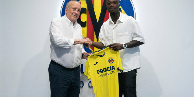 Image de Football. Le mercato estival 2024 a vu un développement marquant avec l'annonce officielle de l'engagement de Nicolas Pépé avec le Villarreal CF. L'attaquant international ivoirien, âgé de 29 ans, a signé un contrat de deux ans avec le club espagnol, apportant avec lui une expérience précieuse et une carrière déjà riche en succès. Cette nouvelle étape marque un tournant significatif dans la carrière de Pépé, qui se lance dans un nouveau défi en Liga après un passage récent en Turquie. Nicolas Pépé : un parcours impressionnant avant Villarreal Avant de rejoindre Villarreal, Nicolas Pépé a accumulé une expérience considérable dans plusieurs ligues européennes majeures. Formé à l'Université de Lille, il se distingue rapidement avec le LOSC Lille en Ligue 1, où il fait parler de lui pour ses performances exceptionnelles. Ses prestations remarquables attirent l'attention des grandes écuries européennes et, en 2019, il fait le saut en Premier League avec Arsenal FC. Au sein des Gunners, Pépé se révèle comme l'un des ailiers les plus redoutables, combinant vitesse, technique et capacité de finition. Il contribue de manière significative aux succès du club anglais, notamment lors de la victoire en FA Cup en 2020. Toutefois, ses aventures en Premier League sont marquées par des hauts et des bas, et après une saison mouvementée, il décide de se lancer dans un nouveau défi. Une saison en Turquie : bilan et perspectives En août 2022, Nicolas Pépé rejoint Trabzonspor en Super Lig turque, cherchant à redonner un nouvel élan à sa carrière. Son passage en Turquie est marqué par des moments de brillance mais aussi par des difficultés d'adaptation. Malgré une saison qui ne répond pas entièrement aux attentes, Pépé laisse une empreinte positive avec des performances solides et quelques buts décisifs. Son départ de Trabzonspor en mai 2024 ouvre la voie à de nouvelles opportunités, et c’est dans ce contexte que Villarreal CF se montre intéressé par ses services. Le club espagnol, connu pour sa capacité à attirer des talents internationaux et à développer des joueurs, représente une plateforme idéale pour Pépé pour relancer sa carrière et se réaffirmer au plus haut niveau. [v]Le défi de Villarreal : un nouveau départ pour Pépé[/v] L'arrivée de Nicolas Pépé à Villarreal est accueillie avec enthousiasme par les supporters et les dirigeants du club. Le Villarreal CF, surnommé les « Sous-marins jaunes » en raison de la couleur de leur maillot, est réputé pour son style de jeu offensif et sa philosophie de développement des talents. L'intégration de Pépé dans cette équipe pourrait s’avérer bénéfique pour les deux parties. Pépé s'engage pour deux saisons avec Villarreal, jusqu’en juin 2026, avec l’objectif de renforcer l'attaque du club espagnol. Le rôle d’ailier gauche ou droit, auquel Pépé est habitué, semble parfaitement adapté à la configuration tactique de l'équipe dirigée par l’entraîneur en place. Sa capacité à créer des occasions et à faire la différence en un contre un apportera une dimension supplémentaire à l’attaque de Villarreal. Le défi pour Pépé sera de s'adapter rapidement à la Liga, une compétition réputée pour son intensité et son niveau technique élevé. Les exigences tactiques et physiques du championnat espagnol seront un test important pour lui, mais ses antécédents montrent qu’il a les capacités nécessaires pour réussir. Villarreal CF : une équipe en quête de succès Villarreal CF est un club qui a démontré sa capacité à performer à un niveau élevé. Avec une histoire riche en succès, notamment une victoire en Ligue Europa en 2021, le club aspire à continuer à se faire une place parmi les meilleures équipes européennes. L’arrivée de joueurs expérimentés comme Nicolas Pépé s’inscrit dans cette stratégie de renforcement et de recherche de succès durable. Le club a connu une période de transition ces dernières années, avec des objectifs ambitieux en Liga et dans les compétitions européennes. En intégrant Pépé, Villarreal espère non seulement renforcer son effectif mais aussi apporter une dose supplémentaire d’expérience internationale, particulièrement précieuse lors des campagnes européennes. Les attentes autour de Nicolas Pépé à Villarreal Les attentes sont élevées pour Nicolas Pépé, tant du côté des supporters que de la direction du club. Son potentiel et son expérience sont vus comme des atouts majeurs pour Villarreal. L’ailier ivoirien devra démontrer qu'il peut retrouver son meilleur niveau et contribuer de manière significative aux ambitions du club. La pression sera également sur Pépé pour s’intégrer rapidement et établir une connexion fluide avec ses nouveaux coéquipiers. L’alchimie avec les attaquants et les milieux de terrain sera cruciale pour maximiser son impact sur le terrain. Le soutien de l'équipe technique et des dirigeants sera essentiel pour faciliter cette transition. Le marché des transferts et l’avenir de Nicolas Pépé L’arrivée de Pépé à Villarreal est également un reflet des tendances actuelles du marché des transferts. Les clubs européens continuent de chercher des talents capables de faire la différence, et les transferts de joueurs expérimentés peuvent souvent offrir un retour sur investissement significatif. La décision de Villarreal de recruter Pépé met en lumière la volonté du club de combiner jeunesse et expérience pour atteindre ses objectifs. En regardant vers l'avenir, il sera intéressant de suivre l'évolution de la carrière de Pépé à Villarreal. Sa performance durant ces deux saisons pourrait influencer ses opportunités futures et déterminer la direction de sa carrière. Un retour à un niveau de performance élevé pourrait ouvrir la voie à d'autres opportunités dans les grands clubs européens ou dans d'autres ligues compétitives. Alors que Nicolas Pépé entame ce nouveau chapitre avec Villarreal, une question se pose : Comment réussira-t-il à se réadapter à un championnat aussi exigeant que la Liga et à répondre aux attentes placées en lui par le club et les supporters ? Sa performance au cours de cette période déterminera non seulement son avenir immédiat mais aussi son impact durable sur le football européen. Le temps dira si cette nouvelle aventure sera couronnée de succès et si Pépé pourra redéfinir sa carrière avec éclat en Espagne.