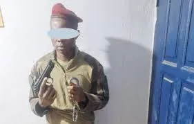 Image de Faits Divers. La quiétude habituelle de la ville de Dabou a été perturbée cette semaine par l’arrestation d’un individu se faisant passer pour un soldat de l’armée ivoirienne. Connu sous le nom de T. G., cet imposteur a été appréhendé dans un bistrot près du quartier Yakani, après plusieurs mois d’activité criminelle. Ce cas illustre la complexité des défis en matière de sécurité auxquels sont confrontées les forces de l’ordre, tout en mettant en lumière la vigilance croissante des citoyens face aux menaces. Un Imposteur au Service de la Crimnalité Dans la commune de Dabou, T. G., un homme arborant l’apparence d’un soldat, a joué un double jeu dangereux. Habillé en treillis militaire, il a su manipuler son apparence pour semer la terreur tout en gagnant la confiance des habitants. Sa stature imposante et son allure de militaire lui ont permis d’établir une façade de respectabilité qui lui a servi de couverture pour ses activités illicites. Admiré par les jeunes du quartier, il profitait de cette admiration pour se faire inviter et boire à leurs frais, tout en maintenant un profil bas qui lui permettait de rester sous le radar des autorités. Selon les informations rapportées par le journaliste Norbert N’kaka, T. G. n’a pas seulement utilisé son apparence pour se faire bien voir. Il a également participé à des activités de braquage en compagnie de son gang, ciblant principalement les zones côtières entre Abidjan et San Pedro. Ce réseau criminel, qui opérait surtout la nuit, exploitait le camouflage militaire de T. G. pour mener ses opérations en toute discrétion. Les Indices Révélateurs et l’Intervention des Forces de l’Ordre L’implication de T. G. dans des activités criminelles a fini par éveiller les soupçons des habitants de Dabou. Son comportement de plus en plus suspect, ainsi que les incohérences dans ses déclarations, ont conduit les citoyens à alerter les forces de gendarmerie. Une enquête a été lancée, et une surveillance discrète a été mise en place pour confirmer les accusations. L’arrestation de T. G. a eu lieu dans un bistrot fréquenté près du quartier Yakani, où il avait l'habitude de se rendre. Les gendarmes, ayant reçu des informations précises sur ses habitudes, ont organisé une embuscade efficace. Lors de son arrestation, T. G. était en train de se détendre après avoir garé sa moto, une situation qui a facilité son appréhension sans confrontation violente. Une perquisition effectuée à son domicile a révélé des preuves accablantes : des tenues et équipements militaires, dont un pistolet automatique, ont été découverts. Ces objets ont confirmé les allégations concernant ses activités criminelles. T. G. a avoué être membre d’un gang de braqueurs, mais a refusé de fournir des informations détaillées sur ses complices ou sur l'origine de son arsenal militaire. Les Répercussions et le Retour à la Normalité L’arrestation de T. G. marque une victoire importante pour les forces de gendarmerie et les habitants de Dabou. Grâce à la vigilance des citoyens et à la rapidité d’intervention des autorités, une menace sérieuse a été neutralisée. Les biens confisqués lors de la perquisition, ainsi que les aveux de T. G., mettent en lumière l'ampleur des opérations criminelles dans la région. L’impact de cette arrestation sur la sécurité locale est significatif. Les habitants peuvent espérer un retour à une plus grande tranquillité, bien que les autorités restent attentives à la possibilité de complices encore en liberté. La décision de déférer T. G. au tribunal de Dabou pour répondre de ses actes souligne l'engagement des autorités à poursuivre les criminels et à renforcer la sécurité publique. Le cas de T. G. met en exergue la nécessité d'une vigilance constante et d'une coopération étroite entre les habitants et les forces de l'ordre. La collaboration entre la communauté et les autorités a permis d'identifier et de neutraliser une menace, réaffirmant l’importance de l’implication civique dans la lutte contre la criminalité. La Réflexion sur la Sécurité Locale et la Responsabilité Civique L'arrestation de T. G. pose des questions cruciales sur la sécurité locale et la responsabilité civique dans la lutte contre la criminalité. Alors que les forces de l'ordre continuent de surveiller et de réagir face aux menaces, il est essentiel pour les citoyens de maintenir une vigilance active et de signaler toute activité suspecte. La coopération entre les communautés et les autorités est fondamentale pour assurer la sécurité et le bien-être de tous. Cette affaire soulève également des questions sur la manière dont les faux uniformes et les déguisements peuvent être utilisés pour tromper et manipuler les gens. Comment les autorités peuvent-elles améliorer les contrôles pour éviter que de tels imposteurs ne mettent en péril la sécurité publique ? La réponse à cette question pourrait déterminer les futures stratégies pour renforcer la sécurité et la confiance au sein des communautés. En conclusion, face à une criminalité toujours plus sophistiquée, comment les autorités et les citoyens peuvent-ils collaborer de manière plus efficace pour assurer une protection optimale contre les imposteurs et les réseaux criminels ?