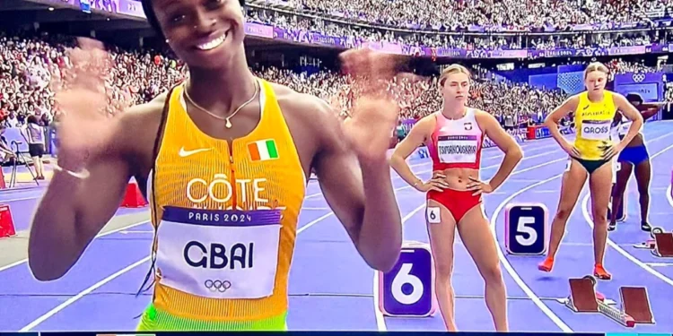 Image de Sport. B]Le lundi 5 août 2024, la sprinteuse ivoirienne Jessika Gbai a décroché son ticket pour la finale du 200 mètres féminin en athlétisme aux Jeux Olympiques de Paris 2024. Après une prestation remarquable en demi-finale, elle se place parmi les favorites pour remporter une médaille pour la Côte d'Ivoire, ravivant l'espoir des fans de voir leur pays briller sur la scène internationale. Une qualification ardemment disputée La route vers la finale du 200 mètres n'a pas été facile pour Jessika Gbai. Lors des demi-finales, la compétition était féroce, avec des athlètes de renom prêtes à tout pour atteindre la dernière étape de cette épreuve prestigieuse. Gbai a démontré une détermination et une concentration exemplaires, terminant troisième de sa série avec un temps de 22.36 secondes. Elle s'est placée juste derrière l'Américaine Brittany Brown (22.12s) et la Britannique Daryll Neita (22.24s), toutes deux redoutables adversaires sur la piste. Cette performance remarquable n'est pas un coup de chance. Gbai est déjà connue pour ses exploits sur les pistes africaines et internationales. À 25 ans, elle est la détentrice des records ivoiriens du 300 mètres et du 400 mètres, et elle a récemment été couronnée championne d'Afrique sur 200 mètres aux Championnats d'Afrique d'athlétisme 2024. Sa qualification pour la finale olympique témoigne de son talent et de sa persévérance, et elle représente une lueur d'espoir pour la délégation ivoirienne aux Jeux. Un espoir renouvelé pour la Côte d'Ivoire La qualification de Jessika Gbai pour la finale du 200 mètres est une bouffée d'air frais pour la Côte d'Ivoire, particulièrement après la déception subie lors de la finale du 100 mètres féminin, où la star Marie-Josée Ta Lou n'a pas réussi à décrocher une médaille. Le parcours de Ta Lou avait suscité de grandes attentes parmi les supporters ivoiriens, et son échec à monter sur le podium avait laissé un goût amer. Cependant, la performance de Gbai redonne espoir à toute la nation, avide de voir ses athlètes exceller sur la scène olympique. Gbai a su capter l'attention et l'affection du public, non seulement par ses performances sportives, mais aussi par son charisme et son attitude exemplaire sur et hors de la piste. Elle incarne une nouvelle génération d'athlètes ivoiriens, déterminés à se faire une place parmi les meilleurs au monde. Sa présence en finale est un moment historique pour l'athlétisme ivoirien, et elle pourrait bien marquer le début d'une nouvelle ère de succès pour le pays. Une préparation minutieuse et une ascension fulgurante Jessika Gbai n'a pas atteint ce niveau par hasard. Son ascension fulgurante est le résultat d'une préparation minutieuse et d'un travail acharné. Depuis plusieurs années, elle s'entraîne sous la houlette de son entraîneur, qui a su déceler en elle un potentiel hors du commun. Gbai a participé à de nombreuses compétitions internationales, accumulant de l'expérience et forgeant sa réputation d'athlète redoutable. Son succès aux Championnats d'Afrique d'athlétisme de 2024 a été un moment clé dans sa carrière, consolidant sa position parmi les meilleures sprinteuses du continent. Son entraînement rigoureux et sa discipline de fer sont les piliers de ses performances. Gbai a su se démarquer par sa capacité à gérer la pression des grandes compétitions, une qualité indispensable pour briller sur la scène mondiale. Elle a également bénéficié du soutien inconditionnel de ses proches et de ses fans, qui ont suivi avec passion chaque étape de sa carrière. À travers ses efforts, Gbai a prouvé que rien n'est impossible pour ceux qui osent rêver et travailler dur pour réaliser leurs aspirations. Les défis de la finale et les concurrentes redoutables La finale du 200 mètres promet d'être un affrontement palpitant, rassemblant les meilleures sprinteuses du monde. Jessika Gbai devra faire face à des concurrentes redoutables, dont certaines ont déjà brillé sur la scène internationale. Parmi elles, l'Américaine Brittany Brown, avec son temps impressionnant de 22.12 secondes en demi-finale, est considérée comme l'une des favorites pour remporter l'or. De même, la Britannique Daryll Neita a démontré sa rapidité et sa maîtrise, s'imposant comme une sérieuse prétendante à une médaille. Gbai devra puiser dans toutes ses ressources pour espérer monter sur le podium. La compétition sera rude, et chaque détail comptera. La sprinteuse ivoirienne devra se montrer stratégique, gérer son énergie et sa vitesse tout au long de la course, et surtout, rester concentrée. L'expérience acquise lors des compétitions précédentes, combinée à son talent naturel, pourrait bien être la clé de son succès. L'importance de la finale pour l'athlétisme ivoirien Au-delà de l'enjeu personnel pour Jessika Gbai, sa participation à la finale du 200 mètres revêt une importance symbolique pour l'athlétisme ivoirien. Le pays a produit des athlètes de renommée mondiale, mais les occasions de briller sur la scène olympique restent rares. Une médaille olympique serait non seulement un exploit pour Gbai, mais aussi un moment de fierté nationale, inspirant la jeune génération et mettant en lumière les talents émergents du pays. La réussite de Gbai pourrait également avoir des répercussions sur le soutien et les investissements dans le sport en Côte d'Ivoire. Un succès à ce niveau pourrait attirer davantage d'attention et de financement pour le développement des infrastructures sportives et la formation des jeunes athlètes. Il est crucial que la nation capitalise sur ce moment pour encourager une culture de l'excellence sportive et pour offrir aux jeunes talents les moyens de réaliser leur potentiel. Une nation en attente : quelles perspectives pour l'avenir ? À l'approche de la finale, la Côte d'Ivoire tout entière retient son souffle. Les attentes sont élevées, et Jessika Gbai incarne l'espoir d'une médaille olympique qui viendrait couronner des années de travail et de sacrifices. Qu'elle remporte ou non une médaille, Gbai a déjà gagné l'admiration et le respect de nombreux Ivoiriens et passionnés d'athlétisme à travers le monde. Alors que la finale se profile, une question demeure : Jessika Gbai parviendra-t-elle à offrir à la Côte d'Ivoire une médaille olympique tant attendue et à écrire une nouvelle page glorieuse de l'histoire sportive du pays ? Quels seront les impacts de sa performance sur l'avenir de l'athlétisme ivoirien et sur l'inspiration des générations futures ? Les réponses à ces questions seront bientôt dévoilées sur la piste de Paris, sous les regards attentifs de millions de spectateurs.