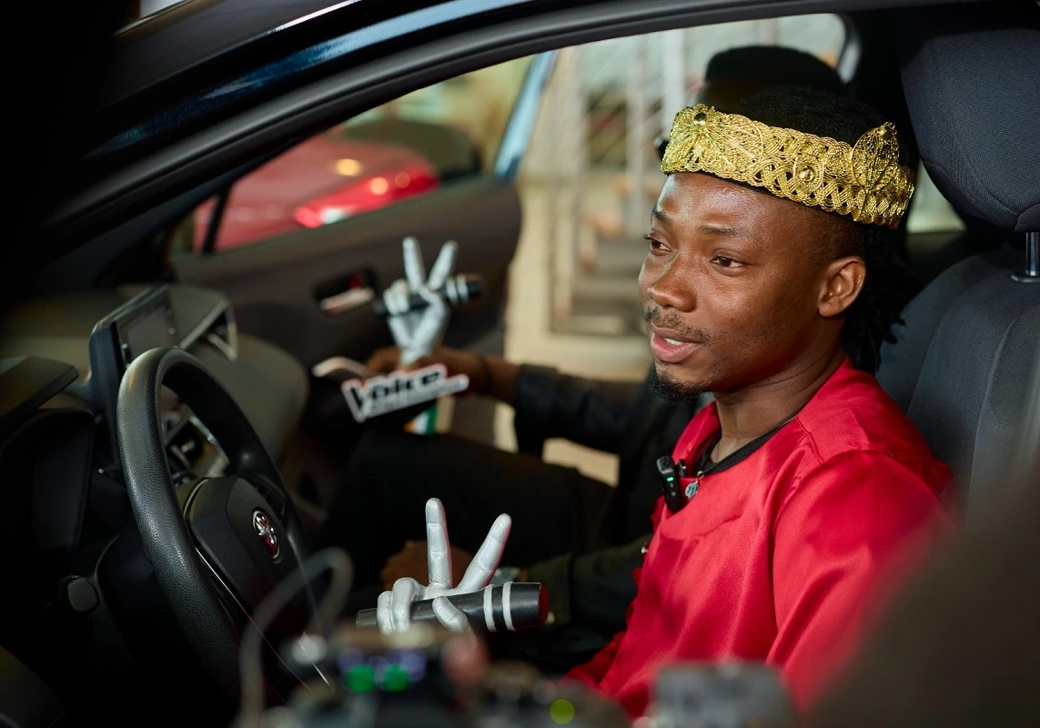 Image de Musique/Radio. Le mercredi 31 juillet 2024, Treichville, un quartier d’Abidjan, a été le théâtre d’une cérémonie prestigieuse célébrant la victoire de Boyer Emmanuel Désiré, connu sous le nom de Vova Music. Le vainqueur de l’édition spéciale Côte d’Ivoire de *The Voice Afrique Francophone* a reçu une voiture offerte par la production du concours, lors d’un événement marquant auquel ont assisté de nombreuses personnalités du monde musical et du divertissement. Cette cérémonie, qui s’est tenue dans le showroom de Toyota, partenaire de l’événement, reflète la synergie réussie entre les divers acteurs impliqués dans la promotion du talent artistique africain. Un moment de gloire pour Vova Music Vova Music, visiblement ému et touché par cette reconnaissance, a exprimé sa gratitude envers tous ceux qui l’ont soutenu tout au long de son parcours. En recevant ce prix, il a déclaré : « Je suis tellement content. Tout le monde méritait de passer, mais je pense que c’est le choix de Dieu. Je profite de l’occasion pour remercier toutes les personnes qui ont voté pour moi, dans tous les continents, qui m’ont soutenu. J’adresse mes remerciements à ma communauté, des jeunes qui se sont mis ensemble pour accompagner Vova Music. » Ce moment n’a pas seulement été une célébration de la victoire de Vova Music, mais aussi un hommage à la solidarité et à l’engagement de ses supporters. Son discours a mis en lumière le soutien indéfectible de sa famille, de ses amis et de ses fans, qui ont contribué à son succès. En évoquant l’importance de cette victoire, Vova Music a souligné la signification particulière de ce prix dans le contexte de sa carrière musicale. Un hommage au coach : DJ Mix Premier Un des moments les plus touchants de la cérémonie a été l’hommage rendu par Vova Music à son coach, DJ Mix Premier. « Quand je venais m’inscrire à ce concours, j’avais en tête de choisir DJ Mix. Parce que je trouve que nos univers sont un peu opposés. Je me disais qu’il pouvait me voir d’une certaine façon. Puisqu’il fait du coupé-décalé et autre. Moi, je suis carrément dans l’afro music, dans le style tradi-moderne. J’avais besoin de quelqu’un qui ne faisait pas la même chose que moi pour pouvoir me diriger. Quand je suis rentré dans sa team, on a commencé à sympathiser. Il me donnait des conseils. Il est le meilleur coach, » a-t-il affirmé. Cette reconnaissance publique témoigne de la relation forte et respectueuse entre Vova Music et DJ Mix Premier. Ce dernier, figure emblématique du coupé-décalé, a joué un rôle crucial dans la préparation de Vova Music, lui offrant un soutien précieux et des conseils avisés tout au long du concours. Une récompense exceptionnelle pour une édition spéciale Contrairement aux éditions précédentes de *The Voice Afrique Francophone*, où le gagnant recevait une somme d'argent, cette édition spéciale a opté pour une récompense originale : une voiture. Mme Rolande Kammogné, fondatrice de Vox Africa TV et productrice de l’émission, a expliqué les raisons de ce choix : « C’est la première fois que nous offrons une voiture parce que c’est une édition locale. La voiture va rester en Côte d’Ivoire. » Elle a également souligné que ce choix était une manière de célébrer et d’honorer la Côte d’Ivoire, qui a été sélectionnée comme pays hôte pour cette édition particulière. Le directeur commercial de Toyota, Djibril Cissé, a également pris la parole pour exprimer le soutien de la marque aux talents africains. « Il était donc important pour nous de prendre part à cet événement majeur pour les talents et la culture africaine. Nous verrons de façon progressive comment nous pouvons nous impliquer de façon un peu plus importante dans l’accompagnement des talents africains, » a-t-il déclaré. Une victoire marquée par le soutien familial et communautaire La présence des parents de Vova Music à la cérémonie a ajouté une dimension personnelle et émotive à cet événement. Le soutien familial a été un pilier essentiel dans le parcours de l’artiste, soulignant l’importance de l’unité et de l’amour familial dans la réussite professionnelle. Ce soutien, combiné à l’appui de la communauté et des fans, a été déterminant pour Vova Music, qui voit en cette victoire une nouvelle étape prometteuse dans sa carrière musicale. La cérémonie de remise de prix a ainsi marqué un tournant significatif pour Vova Music, non seulement en tant qu’artiste mais aussi en tant que symbole de la réussite musicale en Afrique. Alors que les projecteurs se braquent sur lui, la question demeure : comment cette victoire influencera-t-elle l’avenir de Vova Music et l’évolution de sa carrière musicale dans un paysage de plus en plus concurrentiel ?