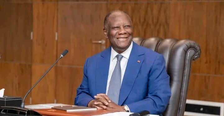 Image de Politique. À l'approche du 64e anniversaire de l'indépendance de la Côte d'Ivoire, le Président Alassane Ouattara a pris la parole pour aborder un sujet brûlant : la cherté de la vie. Dans un discours solennel, il a assuré la population ivoirienne que des mesures significatives sont en cours pour alléger le fardeau économique pesant sur les citoyens. Cette annonce intervient dans un contexte où l'inflation mondiale et les défis économiques locaux exacerbent les difficultés quotidiennes des Ivoiriens. Un Discours Marquant à l'Occasion de l'Indépendance À l’occasion de la célébration de la 64e année de l’indépendance de la Côte d’Ivoire, Alassane Ouattara a profité de son allocution sur la télévision nationale (RTI 1) pour aborder les préoccupations économiques pressantes. Le Président a souligné sa compréhension des difficultés rencontrées par les Ivoiriens face à la hausse des prix des biens de consommation courante. « Nous sommes à l'écoute de vos préoccupations », a-t-il déclaré, mettant en lumière l'engagement de son gouvernement à apporter des solutions concrètes. Des Mesures Économiques Importantes pour Soulager la Population Le Président a détaillé plusieurs mesures économiques visant à atténuer l'impact de la cherté de la vie. Parmi celles-ci figurent l'augmentation du Salaire Minimum Interprofessionnel Garanti (SMIG), des revalorisations significatives des salaires des fonctionnaires et des agents de l’État, ainsi que des subventions pour les prix des produits de première nécessité, de l'électricité et du carburant. Ces initiatives visent à protéger les ménages les plus vulnérables et à stimuler l'économie locale. Renforcement de la Production et de la Logistique Alassane Ouattara a également exhorté le Premier Ministre Robert Beugré Mambé à accélérer la mise en œuvre des projets visant à augmenter l’offre de production, notamment des produits vivriers. « Il est impératif d'améliorer la chaîne logistique et de favoriser la mise sur le marché de produits transformés localement », a-t-il insisté. Cette approche vise à réduire la dépendance aux importations et à stabiliser les prix des denrées alimentaires essentielles. Lutte Contre la Pauvreté : Un Engagement Continu Le Président a réaffirmé l’engagement de son gouvernement à poursuivre les politiques sociales ayant déjà contribué à la réduction de la pauvreté en Côte d’Ivoire. « Nos politiques sociales ont fait reculer la pauvreté, mais nous sommes conscients des efforts complémentaires à fournir », a-t-il souligné. Il a appelé à une solidarité renforcée pour mieux protéger et accompagner les populations les moins favorisées, assurant que ces mesures sont essentielles pour bâtir une société plus équitable. Prime aux Retraités : Un Geste de Solidarité En outre, dans le cadre des festivités de l'indépendance, le Président Ouattara a annoncé une prime exceptionnelle pour les retraités. Ce geste vise à reconnaître leur contribution au développement du pays et à leur assurer une meilleure qualité de vie. « Il est de notre devoir de soutenir nos aînés qui ont tant donné à notre nation », a-t-il déclaré, soulignant l'importance de cette mesure dans le cadre global de la lutte contre la précarité. Un Appel à la Mobilisation Générale Le discours du Président s’est conclu par un appel à la mobilisation générale. Il a encouragé chaque citoyen à jouer un rôle actif dans la mise en œuvre des initiatives gouvernementales. « Ensemble, nous pouvons surmonter ces défis économiques et construire un avenir meilleur pour tous », a-t-il affirmé. Cette déclaration vise à renforcer l’esprit de communauté et de collaboration dans la lutte contre la cherté de la vie. Un Contexte Économique Global Difficile Le Président a également contextualisé la situation ivoirienne dans le cadre des défis économiques mondiaux. Il a reconnu que la Côte d’Ivoire, comme beaucoup de pays africains, est confrontée à des pressions inflationnistes exacerbées par la pandémie de COVID-19 et les conflits géopolitiques mondiaux. « La situation économique mondiale affecte directement notre quotidien, mais nous devons rester résilients et proactifs », a-t-il rappelé. Accélération des Réformes Économiques et Sociales Pour répondre efficacement à ces défis, Alassane Ouattara a insisté sur l'importance d'accélérer les réformes économiques et sociales. Le gouvernement travaille sur un plan réactualisé visant à renforcer la résilience de l’économie ivoirienne. « Nous devons diversifier notre économie, renforcer notre secteur agricole et promouvoir l’industrialisation locale », a-t-il ajouté, soulignant l'importance d'une économie robuste et diversifiée pour assurer la stabilité à long terme. La Voix des Citoyens : Témoignages et Réactions Les réactions des citoyens ivoiriens à l'annonce du Président sont variées. Plusieurs témoignages recueillis révèlent un mélange d’espoir et de scepticisme. « Nous attendons de voir les résultats concrets de ces mesures », a déclaré un commerçant du marché d’Abidjan. Une mère de famille a exprimé son soulagement : « Toute aide est bienvenue dans ces temps difficiles. J’espère que ces mesures seront effectivement mises en œuvre rapidement. » L'Impact des Subventions sur l'Économie Locale Les subventions annoncées par le gouvernement devraient avoir un impact significatif sur l'économie locale. En soutenant les prix des produits de première nécessité, de l'électricité et du carburant, le gouvernement vise à réduire le coût de la vie pour les ménages tout en stimulant la consommation. Cette approche pourrait également encourager la production locale, créant ainsi des emplois et renforçant l'économie nationale. Des Défis Persistants et des Solutions Innovantes Malgré ces efforts, la lutte contre la cherté de la vie reste un défi complexe. Les experts économiques soulignent la nécessité d’adopter des solutions innovantes pour répondre aux besoins de la population. « Les initiatives gouvernementales doivent être accompagnées de réformes structurelles profondes pour être réellement efficaces », a déclaré un économiste de l’Université de Cocody. L’annonce de ces mesures par Alassane Ouattara marque une étape importante dans la lutte contre la cherté de la vie en Côte d’Ivoire. Toutefois, la question demeure : comment la Côte d'Ivoire peut-elle s'assurer que ces initiatives soient durables et adaptées aux futurs défis économiques ? Les politiques actuelles seront-elles suffisantes pour instaurer un développement économique inclusif et résilient ? L'avenir de la Côte d'Ivoire dépendra de la capacité de ses dirigeants à mettre en œuvre des réformes structurelles tout en maintenant un dialogue constant avec la population.