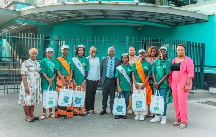 Image de Études/Devoirs. Le jeudi 18 juillet 2024, le Palais de la Culture d’Abidjan a vibré au rythme de la 18ème édition du concours Miss Mathématique, un événement majeur pour promouvoir l’excellence académique en mathématiques parmi les jeunes filles ivoiriennes. Cette année encore, le concours, organisé par la Société Mathématique de Côte d’Ivoire (SMCI), a bénéficié d’un soutien important de la part de personnalités influentes et d’entreprises engagées dans l’éducation scientifique. Une Célébration de l'Excellence Mathématique Le concours Miss Mathématique s’inscrit dans une démarche de valorisation des matières scientifiques auprès des jeunes filles. En effet, cet événement vise non seulement à récompenser les meilleures élèves en mathématiques, mais aussi à inspirer de nombreuses autres à envisager des carrières scientifiques. Le soutien d’acteurs majeurs comme Ahmadou Bakayoko, directeur général de la Société de distribution d'eau de Côte d'Ivoire (Sodeci), témoigne de l’importance accordée à cette initiative. Ahmadou Bakayoko a exprimé son enthousiasme pour le concours en déclarant : « Nous croyons fermement que l’avenir de notre pays repose sur le développement des sciences et des technologies. Soutenir les jeunes talents et encourager les filles à poursuivre des carrières scientifiques est crucial pour l’avenir de la Côte d’Ivoire. » Sa société a donc joué un rôle clé en sponsorisant l’événement et en offrant des récompenses substantielles aux lauréates. Lors de la cérémonie, Kouamé Amenan Grâce Doriane a été couronnée Miss Mathématique 2024, recevants une récompense de 1.000.000 F CFA pour ses performances exceptionnelles. Cette distinction est le fruit d’un travail acharné et d’une passion manifeste pour les mathématiques. Au niveau de la classe de 3ème, YAO N’Delhy Wendy Trésor a également été honorée, remportant une somme de 500.000 F CFA pour ses réalisations académiques. Le concours a également mis à l’honneur les établissements d’origine des lauréates. Le Lycée Scientifique de Yamoussoukro et le Lycée Sainte Marie de Cocody ont reçu le « Prix SODECI du Meilleur Établissement », récompensant ainsi leur contribution à l'excellence académique des jeunes filles. Le Directeur Central Technique de la Sodeci, M. Gnalla Vincent, a souligné l’importance de ce prix en déclarant : « Nos établissements sont les piliers de la formation académique des jeunes. Nous devons les encourager et les récompenser pour leurs efforts constants en matière de promotion des sciences. » Une Immersion Dans le Monde Scientifique Dans le cadre de l’accompagnement des lauréates, la Sodeci a organisé une visite du Centre de Gestion Intégrée des Opérations (CGIO) pour les Miss Mathématiques et leurs dauphines. Cette initiative visait à leur offrir un aperçu des applications pratiques des sciences dans le secteur de l’eau et de l’assainissement. Les jeunes lauréates ont découvert les trois entités principales du CGIO : le Centre de Relation Client (CRC), le Centre d’Ordonnancement (CO), et le Centre de Télécontrôle (CTC). Ces visites ont permis aux élèves de voir de près comment les compétences scientifiques se traduisent en solutions concrètes pour les défis quotidiens, illustrant ainsi l’importance de la formation scientifique dans le monde professionnel. Le soutien de la Sodeci et la reconnaissance des lauréates montrent une volonté claire de promouvoir les carrières scientifiques auprès des jeunes filles. En associant des récompenses financières à des opportunités de découvrir des environnements professionnels, le concours Miss Mathématique se positionne comme un véritable tremplin pour les futures générations de scientifiques. Le concours Miss Mathématique va au-delà de la simple compétition académique ; il s'agit d'une véritable campagne de sensibilisation visant à encourager les filles à poursuivre des carrières dans les domaines scientifiques. En offrant des modèles de réussite et des opportunités de développement, cette initiative contribue à briser les stéréotypes de genre et à promouvoir une culture de l’excellence dans les sciences. En conclusion, alors que le concours Miss Mathématique continue de célébrer les réalisations académiques des jeunes filles, il est essentiel de se demander : quelles autres initiatives pourraient être mises en place pour encourager encore davantage de jeunes filles à choisir des carrières scientifiques, et comment les politiques éducatives pourraient-elles soutenir cette dynamique à long terme ?