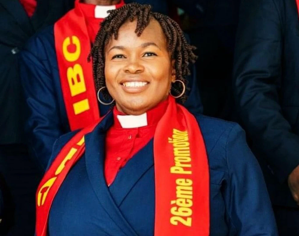 Image de Célébrités. La comédienne ivoirienne Nastou, célèbre pour son interprétation inoubliable de Miss Lolo dans la série télévisée à succès "Ma Famille", a récemment fait une annonce qui a surpris ses nombreux admirateurs. Après cinq années d'études intensives à l'Institut Biblique Le Chandelier, Nastou a obtenu son diplôme pastoral et a été officiellement consacrée pasteur. Cette révélation marque une étape significative dans le parcours de l'artiste, qui conjugue désormais sa foi chrétienne avec sa carrière publique. Un Voyage Spirituel Sous les Projecteurs Nastou, née dans une famille musulmane, a découvert la foi chrétienne en 1992, une conversion qu’elle décrit comme une véritable rencontre personnelle avec Dieu. "Je n'ai pas été évangélisée ; c'est Dieu qui m'a appelée à lui," explique-t-elle. Pour Nastou, la foi chrétienne ne se limite pas à une affiliation religieuse, mais constitue un pilier fondamental de sa vie quotidienne et spirituelle. Malgré les projecteurs de sa carrière artistique, sa relation avec Dieu a toujours été au cœur de ses préoccupations personnelles. Depuis ses débuts dans le monde du divertissement, Nastou a su maintenir un équilibre délicat entre sa vie publique et sa foi chrétienne. Bien que ses rôles à la télévision, notamment celui de Miss Lolo, aient souvent été en décalage avec ses convictions personnelles, l'actrice a toujours gardé sa spiritualité comme une part intégrante de son identité. Elle confie : "Mes proches et même certains de mes collègues savent mon engagement avec le Seigneur. Je ne regarde pas les regards des autres pour prier mon Dieu. Ce qui importe est la relation que j'entretiens avec le Seigneur." Ce double engagement — celui de comédienne et de chrétienne — souligne la complexité de la vie des artistes qui doivent souvent jongler entre leurs rôles professionnels et leur vie privée. Pour Nastou, il est crucial de faire la distinction entre les personnages qu'elle incarne et sa véritable identité spirituelle. Elle appelle ainsi à une compréhension plus profonde de la nature des artistes, en soulignant que les rôles qu'ils jouent ne doivent pas être confondus avec leurs véritables croyances et engagements personnels. La transition de Nastou d'une carrière d'actrice à celle de pasteur illustre une transformation personnelle et professionnelle profonde. Après avoir complété sa formation pastorale à l'Institut Biblique Le Chandelier, Nastou ne s'est pas contentée de recevoir une formation théologique. Elle a également participé activement à des missions d'évangélisation, contribuant à la formation de nouveaux pasteurs. "J'ai fini avec les cours pastoraux. J'ai eu à évangéliser des personnes qui sont aujourd'hui pasteurs," affirme-t-elle avec une fierté palpable. Cette vocation spirituelle n’est pas une fin en soi, mais plutôt un prolongement de son désir de servir et d'inspirer les autres. Nastou utilise son influence et son expérience pour toucher des vies et partager le message chrétien, démontrant que sa foi est un moteur puissant dans tous les aspects de sa vie. Un Message de Séparation des Domaines L'un des messages clés que Nastou souhaite transmettre est la nécessité de séparer la vie publique des artistes de leur vie privée. Dans un monde où les célébrités sont souvent jugées à travers le prisme de leurs rôles médiatiques, Nastou insiste sur le fait que la perception publique ne doit pas obscurcir la réalité de leur engagement personnel. "Que les gens apprennent à faire la différence entre l'image de l'artiste, les rôles que nous campons avec notre vie personnelle," dit-elle. Ce message est particulièrement pertinent dans le contexte actuel, où les artistes et les personnalités publiques sont fréquemment scrutés et souvent mal compris. Nastou encourage le public à reconnaître que les choix et croyances personnels des individus ne devraient pas être jugés uniquement à travers leur travail ou leurs apparences. La carrière de Nastou en tant que comédienne et pasteur soulève des questions importantes sur la manière dont nous percevons et comprenons les figures publiques. La coexistence de ces deux rôles — celui d’une artiste emblématique et celui d’une figure spirituelle engagée — met en lumière la richesse et la complexité des individus derrière les personnages qu’ils incarnent. Cette situation invite à une réflexion plus large sur la manière dont la société appréhende les artistes et leurs multiples facettes. Peut-on vraiment séparer les aspects de la vie professionnelle des convictions personnelles, ou ces éléments sont-ils intrinsèquement liés ? Comment les figures publiques peuvent-elles gérer la tension entre leur image publique et leur vie privée tout en restant fidèles à leurs valeurs profondes ? À l’heure où le public est de plus en plus exposé à la vie des célébrités, la question se pose : dans quelle mesure les artistes doivent-ils naviguer entre leurs rôles publics et leurs engagements personnels, et comment ces dynamiques influencent-elles notre perception d’eux ?