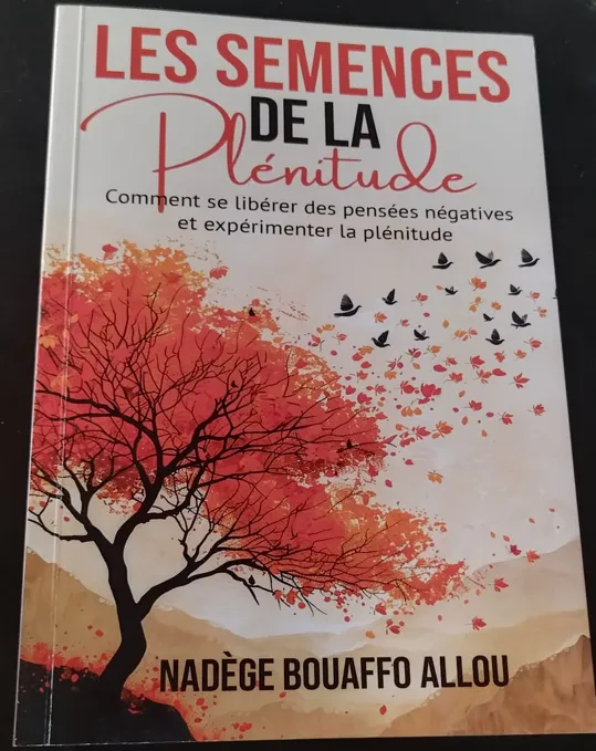 Image de Littérature. Face à la montée préoccupante du suicide en Côte d'Ivoire, un phénomène qui touche de plus en plus de personnes, la littérature et l'écriture peuvent offrir des solutions puissantes pour contrer cette tendance alarmante. C'est dans ce contexte que Nadège Bouaffo Allou a présenté son ouvrage "Les Semences de la Plénitude : Comment se libérer des pensées négatives et expérimenter la plénitude", lors d'une cérémonie de dédicace qui s'est tenue le 6 août 2024 à Abidjan-Cocody, dans les locaux de la RTI. Ce livre ambitieux se veut un outil de sensibilisation et de guérison pour une société en quête de solutions face aux défis mentaux et émotionnels contemporains. Une Réponse à une Crise Sociétale La Côte d'Ivoire, comme beaucoup d'autres pays, connaît une recrudescence des cas de suicide, phénomène qui révèle des crises sous-jacentes telles que le stress, la dépression et un manque général de soutien psychologique. En réponse à cette situation, Nadège Bouaffo Allou, avec son livre, cherche à fournir des clés de compréhension et des outils pratiques pour aider les individus à surmonter les pensées négatives. "Les Semences de la Plénitude" est plus qu’un simple ouvrage ; il est un appel à une introspection profonde et une invitation à transformer la manière dont nous abordons nos défis personnels. L’auteur partage dans son livre son parcours personnel tumultueux, qui a été marqué par des épreuves significatives. Dans un discours poignant lors de la dédicace, Nadège Bouaffo a révélé : « Je suis la preuve palpable de cette œuvre. Je suis moi-même passée par là. À une période de ma vie, j’ai sombré dans les pensées négatives. Et c’est dans la quête de mon autre moi que j’ai suivi des formations, lu des ouvrages et pratiqué la méditation pour remonter la pente. » Ce témoignage, empreint de sincérité, ajoute une dimension authentique à son message, montrant que le chemin vers la plénitude est à la fois personnel et universel. Cette période difficile, marquée par les défis de la vie quotidienne et les préjugés sociaux, a inspiré l'écrivaine à proposer des solutions concrètes. À travers son ouvrage, elle encourage ses lecteurs à adopter une approche proactive pour améliorer leur état d’esprit et leur qualité de vie. La Philosophie de la Plénitude : Une Approche Éclairante L’un des axes principaux de "Les Semences de la Plénitude" est la réflexion sur la manière dont nos pensées influencent notre réalité. Bouaffo Allou aborde ce thème avec une clarté remarquable, en se référant à des concepts philosophiques et psychologiques pour souligner l'importance de l'état d'esprit dans la détermination de notre bonheur et notre succès. Les passages comme « L’homme est ce qu’il pense » et « L’homme devient ce qu’il pense continuellement » sont des mantras qui invitent à une profonde introspection. La juriste de formation met en lumière l'impact de la pensée sur la qualité de vie, en invitant les lecteurs à examiner et à transformer leurs pensées pour embrasser une existence plus épanouie. En explorant des thèmes tels que la plénitude, le suicide, l’échec et la responsabilité personnelle, elle offre une perspective éclairante qui peut aider les individus à prendre des mesures concrètes pour améliorer leur bien-être. La réception de l’ouvrage a été chaleureuse, avec une forte participation des médias et du public à l'événement de dédicace. Les librairies en France, ainsi que le site apmstore.ci, proposent le livre au prix de 6.500 francs CFA, rendant cet ouvrage accessible à un large public. La présence des médias et des acteurs de la société civile souligne l'importance croissante de cette œuvre dans le débat public sur la santé mentale. Nadège Bouaffo Allou envisage également de poursuivre ses efforts pour élargir la portée de son message. La prochaine étape pourrait inclure des ateliers et des séminaires pour approfondir les concepts abordés dans le livre et offrir des outils pratiques aux personnes en difficulté. Cette démarche pourrait jouer un rôle crucial dans la réduction des cas de suicide et dans la promotion d'une culture de soutien et de résilience. À la lumière de l'engagement de Nadège Bouaffo Allou et de l'impact potentiel de son ouvrage, il est essentiel de se poser la question suivante : Comment les sociétés africaines peuvent-elles mieux intégrer des solutions psychologiques et émotionnelles dans leur approche globale de la santé mentale ? En offrant des ressources et des perspectives nouvelles, "Les Semences de la Plénitude" ouvre un dialogue nécessaire sur la manière dont nous pouvons ensemble créer des environnements plus soutenants et plus compréhensifs pour tous.E LA PLÉNITUDE…’’ contre le suicide