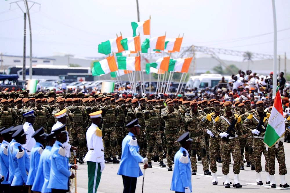 Image de Société. Le 7 août 2024, la Côte d'Ivoire a célébré avec éclat son 64ème anniversaire d'indépendance, une occasion marquée par une cérémonie grandiose se déroulant sur l'autoroute internationale reliant Abidjan à Grand-Bassam. Présidée par Alassane Ouattara, le président ivoirien, et en présence de nombreuses personnalités, cette fête nationale a été un symbole de fierté et de cohésion pour le pays. L'événement, intitulé « Jeunesse ivoirienne et Forces de défense et de sécurité pour l'engagement civique et la responsabilité citoyenne », a mis en lumière le dévouement des forces armées et des civils à la patrie. Une Célébration Éclatante : Défilé et Parade Aérienne La cérémonie a débuté avec le traditionnel défilé militaire, un rituel qui célèbre la force et l'unité des forces armées ivoiriennes. Selon le Colonel Otchélio Etienne, Chef du Bureau d’informations et de presse des armées (BIPA), ce défilé est une occasion précieuse pour le peuple ivoirien de se rapprocher des forces qui assurent leur sécurité quotidienne. Ce moment d'harmonie entre les citoyens et les forces de défense est une démonstration tangible de patriotisme et d'engagement. La parade aérienne a été particulièrement remarquée cette année. Elle a présenté une impressionnante gamme d’aéronefs, comprenant à la fois des avions à voilure fixe et des hélicoptères. Parmi les aéronefs à voilure fixe figuraient un Avion Léger d'Intelligence, de Surveillance et de Reconnaissance (ALISR) BE-360 et trois avions de transport tactique, dont un CASA C295w et deux avions ANTONOV AN 26. La patrouille d’aéronefs à voilure tournante comprenait quatre hélicoptères légers de manœuvre H125, un hélicoptère d'attaque MI-24 et un hélicoptère de transport tactique MI-17. Ces machines, représentant une partie de la flotte de l'Armée de l'air, ont offert un spectacle aérien spectaculaire. Le défilé motorisé a constitué un autre point fort de la célébration. Cette démonstration a servi à mettre en valeur les investissements réalisés pour moderniser et équiper les Forces de Défense et de Sécurité. En tout, 15 rames de cycles, véhicules et engins ont défilé, illustrant la diversité et la capacité opérationnelle des forces. Ce défilé a permis d’afficher des moyens dédiés au combat, au déminage, au secours, ainsi qu'à la guerre électronique et au maintien de l’ordre. Il est notable que, pour cette année, aucun des moyens terrestres et aériens actuellement déployés en opérations n’a été mobilisé pour la parade, assurant ainsi que la veille sécuritaire dans les zones d'engagement soit maintenue. Les véhicules de déminage, de secours, et les motos d'escorte ont illustré l’importance des forces ivoiriennes dans le maintien de la sécurité et de l’ordre public. Un des moments les plus marquants de cette célébration fut la participation de l’armée chinoise, un pays invité d'honneur cette année. Le détachement de la base militaire de l'Armée populaire de libération (APL) de Chine, stationné à Djibouti, a pris part au défilé. Les 67 officiers et soldats chinois, arborant le drapeau de la Chine, ont défilé aux côtés de leurs homologues ivoiriens, symbolisant ainsi le renforcement des liens diplomatiques entre les deux nations. Cette présence internationale reflète la coopération croissante entre la Côte d'Ivoire et ses partenaires internationaux, soulignant le rôle croissant du pays sur la scène mondiale. L’Héritage de la Garde Républicaine : Un Passage de Relais Le défilé s’est conclu par la prestation de la Garde Républicaine, héritière des traditions de la Garde Présidentielle et Mine (GPM), qui résulte de la fusion de la Milice du PDCI-RDA et de la Garde Présidentielle créées dans les années 1960. Cette unité prestigieuse a clôturé les festivités avec une démonstration impressionnante de discipline et de cohésion. L'événement s’est achevé par le saut des parachutistes et la remise solennelle des drapeaux ivoirien et chinois au président Alassane Ouattara. Ce rituel, à la fois symbolique et solennel, a marqué la fin d'une journée de célébrations riches en émotions et en symbolisme. La célébration du 64ème anniversaire de l’indépendance de la Côte d'Ivoire a non seulement été un hommage aux sacrifices passés, mais aussi un moment de réflexion sur les défis actuels et futurs. Alors que la parade a mis en avant la puissance militaire et la solidarité nationale, elle a également soulevé des questions sur le chemin parcouru et celui qui reste à tracer. La Côte d'Ivoire, en commémorant son indépendance, rappelle à ses citoyens et à ses partenaires internationaux l’importance de la cohésion nationale et de l'engagement civique. L'événement a permis de montrer les progrès réalisés en matière de modernisation des forces armées et d'intégration des valeurs de responsabilité et de patriotisme dans le quotidien des Ivoiriens. À mesure que la Côte d'Ivoire poursuit son chemin vers un avenir prometteur, il est pertinent de se demander : comment les leçons tirées de ces célébrations peuvent-elles influencer la politique nationale et la perception du patriotisme dans la société ivoirienne contemporaine ?