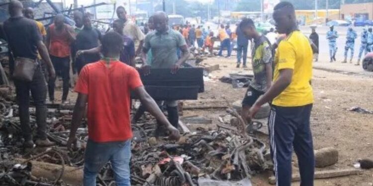 Image de Société. En Côte d'Ivoire, la tension monte entre la mairie d'Abobo et les artisans ferrailleurs et garagistes installés sur le site de l'ancienne casse d'Anador. Après plusieurs appels restés sans réponse, les autorités locales ont décidé de passer à l'offensive en imposant un ultimatum strict. Cette décision marque un tournant décisif dans la gestion de l'espace urbain à Abobo, où l'ordre et la modernisation sont désormais les maîtres mots. Mais cette transition ne se fait pas sans heurts, et la résistance des artisans soulève des questions sur l'avenir de leur activité et de leur subsistance. Un Conflit Persistant entre la Mairie et les Artisans Depuis plusieurs années, la question de la réinstallation des artisans de l'ancienne casse d'Anador est au centre des préoccupations de la mairie d'Abobo. Situé dans une zone en pleine mutation, ce site, autrefois un point névralgique pour la réparation automobile et la ferraille, est aujourd'hui un espace que les autorités locales souhaitent réaménager pour des projets de développement urbain. Le projet de modernisation de la ville d'Abobo, engagé sous l'égide du gouvernement ivoirien, vise à transformer les infrastructures obsolètes en espaces de vie modernes et fonctionnels. Cependant, malgré les multiples avertissements et la mise en place d'un nouveau site à Abobo N'dotré, capable d'accueillir ces artisans, ces derniers refusent de quitter leurs emplacements actuels. Ce refus persistant met en lumière un conflit profond entre la volonté de modernisation des autorités et les réalités économiques des artisans, pour qui ce site représente bien plus qu'un simple lieu de travail. "Nous sommes ici depuis des décennies, c'est ici que nous avons bâti nos vies," confie un ferrailleur qui, comme beaucoup de ses collègues, redoute l'incertitude de la relocalisation. Face à la résistance des artisans, la mairie d'Abobo a décidé de prendre des mesures drastiques. Le dernier ultimatum, fixé au mardi 13 août, stipule que tous les artisans encore présents sur le site de l'ancienne casse d'Anador doivent impérativement libérer les lieux. À défaut de quoi, les autorités se réservent le droit de procéder à la fermeture forcée des magasins et à l'ouverture des voies obstruées. Cette décision marque une étape cruciale dans le processus de réaménagement urbain. Le site d'Anador, autrefois animé par les bruits des marteaux et le va-et-vient des véhicules en réparation, est devenu un point de discorde. La mairie d'Abobo, déterminée à restaurer l'ordre et à promouvoir le développement, promet de ne montrer aucune indulgence envers ceux qui ne respecteront pas cet ultimatum. "Nous avons donné suffisamment de temps aux artisans pour qu'ils se réinstallent sur le nouveau site. Désormais, nous devons agir pour le bien de la communauté," a déclaré un responsable de la mairie, soulignant la nécessité de procéder à cette transition. Le Nouveau Site d'Abobo N'dotré : Une Solution Suffisante ? Le site de quatre hectares situé à Abobo N'dotré a été spécialement aménagé pour accueillir les ferrailleurs, garagistes et autres artisans de l'ancienne casse d'Anador. Selon les autorités, ce nouveau site répond à toutes les normes modernes de sécurité et de fonctionnalité, offrant aux artisans des conditions de travail améliorées et un environnement plus sain. Le déplacement vers ce site s'inscrit dans une volonté plus large de la municipalité d'Abobo d'ordonner l'espace urbain et de réduire les nuisances causées par l'ancienne casse. Pourtant, malgré ces dispositions, de nombreux artisans sont réticents à l'idée de quitter Anador. Pour certains, ce refus est motivé par une attache profonde au site historique, tandis que d'autres expriment des inquiétudes quant à la viabilité de leur activité sur le nouveau site. "Nous avons visité le nouveau site, mais il n'offre pas les mêmes opportunités qu'ici. Le flux de clients sera-t-il le même ? Nous craignons de perdre notre clientèle habituelle," confie un garagiste, exprimant une crainte largement partagée parmi les artisans. Le déménagement des artisans de l'ancienne casse d'Anador vers le nouveau site d'Abobo N'dotré ne se limite pas à un simple changement d'emplacement. Pour de nombreux artisans, ce déplacement pourrait avoir des répercussions économiques significatives. La casse d'Anador, située dans une zone stratégiquement accessible, a longtemps été un point de convergence pour les clients en quête de services de réparation automobile et de ferraille. Ce site est également au cœur d'un réseau économique informel qui soutient des milliers de familles. En outre, l'incertitude quant à la capacité du nouveau site à attirer une clientèle suffisante pour maintenir l'activité des artisans est une source de préoccupation majeure. Si les autorités locales assurent que tout a été mis en œuvre pour faciliter cette transition, les artisans, eux, restent sceptiques. Leurs craintes se nourrissent de l'expérience d'autres relocalisations en Côte d'Ivoire, où le déplacement d'activités économiques a parfois conduit à des pertes importantes pour les travailleurs concernés. "Nous avons investi des années de travail ici, et partir maintenant sans aucune garantie est un risque énorme," explique un ferrailleur, soulignant l'angoisse ressentie par beaucoup. Au-delà des aspects économiques, la relocalisation des artisans de l'ancienne casse d'Anador pose également des questions sociales. Pour beaucoup, ce site n'est pas seulement un lieu de travail, mais un espace de vie communautaire où des liens sociaux se sont tissés au fil des années. Le déménagement vers Abobo N'dotré pourrait fragiliser ces relations et perturber l'équilibre social qui s'est établi à Anador. Les artisans, en majorité des hommes jeunes ou d'âge moyen, partagent une solidarité née de décennies de cohabitation et de travail commun. Ils ont bâti des réseaux d'entraide, de soutien mutuel, et parfois même des formes de résistance collective face aux difficultés économiques. La casse d'Anador, bien qu'informelle, est ainsi devenue un microcosme avec ses propres règles et dynamiques sociales. "Nous ne sommes pas seulement des travailleurs, nous sommes une communauté," affirme un artisan. "Partir, c'est risquer de tout perdre, non seulement économiquement, mais aussi socialement." Cette dimension sociale complexifie encore davantage la décision de la mairie d'Abobo. Si le développement urbain est une priorité pour les autorités, il est clair que cette transition doit être gérée avec une attention particulière aux besoins et aux réalités des populations concernées. Le défi consiste à concilier les impératifs du développement urbain avec le maintien du tissu social qui fait la force de ces communautés. Le Rôle de la Municipalité : Entre Modernisation et Soutien Social La mairie d'Abobo se trouve aujourd'hui à un carrefour délicat. D'un côté, elle est déterminée à poursuivre ses projets de modernisation, qui s'inscrivent dans une vision plus large du développement de la ville. D'un autre côté, elle doit composer avec les résistances des artisans, pour qui cette modernisation représente une menace directe pour leur subsistance et leur mode de vie. Face à cette situation, les autorités locales ont tenté de rassurer les artisans en mettant en avant les avantages du nouveau site. La mairie a également organisé des réunions de sensibilisation pour expliquer les raisons de la relocalisation et répondre aux préoccupations des artisans. Cependant, ces efforts de communication n'ont pas suffi à apaiser les craintes. "Nous comprenons les préoccupations des artisans, mais nous devons également penser à l'avenir de la ville," a déclaré un porte-parole de la mairie. "Le développement urbain est indispensable, et nous faisons tout notre possible pour que cette transition se fasse dans les meilleures conditions." La municipalité a également mis en place des mesures d'accompagnement pour faciliter l'installation des artisans sur le nouveau site, notamment des aides financières pour couvrir les frais de déménagement et des formations pour les aider à s'adapter aux nouvelles conditions de travail. La situation à Anador est représentative des défis plus larges auxquels sont confrontées les grandes villes africaines en pleine expansion. Le développement urbain, nécessaire pour répondre aux besoins croissants des populations, entre souvent en conflit avec les réalités économiques et sociales des habitants. En Côte d'Ivoire, comme ailleurs sur le continent, la modernisation des infrastructures et la réorganisation de l'espace urbain sont des priorités pour les gouvernements, mais ces projets soulèvent des questions complexes. À Abobo, l'une des communes les plus peuplées d'Abidjan, la pression démographique et l'expansion rapide de la ville rendent inévitable la réorganisation de certains espaces. Le site de l'ancienne casse d'Anador, situé dans une zone stratégique, est devenu un enjeu majeur pour la municipalité, qui y voit une opportunité de développer de nouvelles infrastructures au service de la communauté. Cependant, cette transformation ne peut se faire sans prendre en compte les besoins des populations qui occupent ces espaces depuis des décennies. La relocalisation des artisans de la casse d'Anador est ainsi un exemple frappant de la manière dont le développement urbain peut entrer en collision avec les réalités économiques et sociales locales. Alors que le délai imposé par la mairie d'Abobo approche, la question qui se pose est celle de la possibilité d'un compromis. Les artisans seront-ils contraints de quitter Anador sans ménagement, ou un terrain d'entente peut-il encore être trouvé ? Les autorités locales semblent déterminées à aller jusqu'au bout, mais les artisans, eux, ne semblent pas prêts à céder. Cette situation met en lumière la nécessité pour les gouvernements locaux de trouver des solutions équilibrées qui tiennent compte à la fois des impératifs du développement urbain et des réalités des populations concernées. Le cas d'Anador pourrait servir de leçon pour d'autres projets de relocalisation en Côte d'Ivoire et ailleurs en Afrique. La question demeure : comment concilier développement urbain et respect des réalités socio-économiques locales ? Les artisans d'Anador seront-ils contraints de partir, ou une solution plus inclusive est-elle possible ?