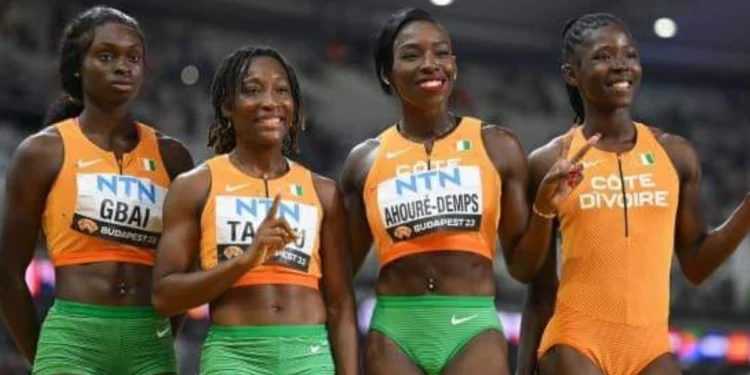 Image de Sport. Les Jeux Olympiques de Paris 2024 ont été marqués par un tournant inattendu pour l’athlétisme ivoirien. Le relais 4 x 100 m féminin de la Côte d'Ivoire a été disqualifié, mettant fin à une compétition qui avait suscité de grands espoirs. Cette disqualification survient en raison d’une violation cruciale des règlements de la compétition, ce qui a non seulement impacté le moral des athlètes mais également les attentes d’une nation entière. Cet article explore en profondeur les circonstances entourant cette disqualification, ses répercussions sur le sport ivoirien, ainsi que les perspectives d'avenir pour les athlètes ivoiriens sur la scène internationale. Le Relais Ivoirien et les Espoirs Non Réalisés Le relais 4 x 100 m féminin ivoirien avait suscité des espoirs considérables lors des Jeux Olympiques de Paris 2024. Composé de quatre athlètes de talent – Gbai Jessika, Murielle Ahouré, Kone Maboundou et Marie Josée Ta Lou – l’équipe avait affiché une performance prometteuse en terminant quatrième de sa série avec un temps de 42.64 secondes. Ce résultat, bien que respectable, semblait insuffisant pour garantir une qualification automatique en finale. Cependant, la situation a pris une tournure dramatique lorsque les autorités olympiques ont décidé de disqualifier l’équipe ivoirienne. La raison de cette disqualification repose sur une violation spécifique des règles de passage de témoin. Selon les règlements en vigueur, le passage du témoin entre les relayeuses doit se faire dans une zone désignée pour éviter les infractions. Dans le cas du relais ivoirien, le témoin a été échangé hors de la zone prévue entre la troisième relayeuse, Maboundou Kone, et la quatrième, Marie-Josée Ta Lou. "Le respect des zones de passage est crucial pour maintenir l'équité de la compétition," explique un arbitre d’athlétisme. "Lorsque ces règles ne sont pas respectées, il est nécessaire de disqualifier l'équipe pour garantir l'intégrité du sport." Les Conséquences d’une Disqualification sur la Côte d’Ivoire La disqualification du relais 4 x 100 m est une déception amère pour la Côte d'Ivoire. Ce revers marque une fin de parcours difficile pour l’athlétisme ivoirien aux Jeux Olympiques de Paris 2024, où les espoirs de médaille avaient été portés par cette équipe féminine. L’impact de cette disqualification va bien au-delà des simples résultats sportifs, affectant le moral des athlètes et des supporters ainsi que les perspectives futures de l’athlétisme en Côte d’Ivoire. Les athlètes ivoiriennes avaient travaillé d’arrache-pied pour se préparer à cette compétition internationale. La défaite dans ces conditions met en lumière les défis auxquels sont confrontées les équipes lors des grands événements sportifs, où chaque détail compte. La disqualification laisse aussi un sentiment d’inachevé, car les performances individuelles des athlètes ont été marquées par leur engagement et leur détermination. "Nous avions de grands espoirs pour cette équipe," confie un entraîneur ivoirien. "Voir ces rêves anéantis par une erreur technique est extrêmement frustrant, mais il est crucial de tirer des leçons pour l’avenir." L’Athlétisme Ivoirien Face à une Réalité Amère Le sport ivoirien dans son ensemble connaît une période difficile lors de ces Jeux Olympiques. La disqualification du relais 4 x 100 m vient s’ajouter à un bilan déjà décevant en athlétisme, en escrime et en judo. La Côte d’Ivoire ne semble pas en mesure de décrocher des médailles dans ces disciplines, ce qui constitue un coup dur pour la nation sportive qui avait placé de grands espoirs dans ses athlètes. Ruth Gbagbi et Cheikh Cissé, représentants de la Côte d’Ivoire en taekwondo, sont désormais les principaux espoirs de médailles pour la délégation ivoirienne. Leur performance sera scrutée de près dans les derniers jours des Jeux Olympiques, offrant une lueur d’espoir dans une compétition marquée par des déceptions. La situation met en évidence les défis constants auxquels les sportifs ivoiriens sont confrontés sur la scène internationale, notamment en termes de préparation et de gestion des erreurs techniques. "Les athlètes doivent faire face à une pression immense pour représenter leur pays," observe un consultant sportif. "Il est essentiel que les fédérations et les entraîneurs offrent le soutien nécessaire pour minimiser les erreurs et maximiser les performances." Les Enjeux de la Conformité aux Règlements Olympiques La disqualification du relais ivoirien soulève des questions importantes sur la conformité aux règlements olympiques. Les Jeux Olympiques sont régis par des règles strictes pour assurer l’équité entre les compétiteurs. Les règlements concernant les passages de témoin en relais sont particulièrement rigoureux, reflétant l’importance de maintenir des standards élevés dans la compétition. Les athlètes et les équipes doivent être parfaitement préparés pour éviter les infractions, ce qui implique une connaissance approfondie des règles et une préparation minutieuse. Les fédérations sportives jouent un rôle clé dans la formation des athlètes et la garantie que toutes les règles sont respectées. La gestion des erreurs et des infractions est essentielle pour éviter des conséquences coûteuses comme des disqualifications. "Le respect des règlements est indispensable pour assurer l'équité et la crédibilité des compétitions," explique un expert en gestion d’événements sportifs. "Les équipes doivent être conscientes des implications de chaque règle et s’assurer qu’elles sont pleinement respectées." Quelle Réflexion pour l’Avenir du Sport Ivoirien ? La disqualification du relais 4 x 100 m ivoirien invite à une réflexion plus large sur l’avenir du sport en Côte d’Ivoire. Les défis rencontrés lors des Jeux Olympiques de Paris 2024 soulignent la nécessité d’une amélioration continue dans la préparation et le soutien des athlètes. Les erreurs techniques et les déceptions sur la scène internationale sont des opportunités pour renforcer les structures et les pratiques sportives. La gestion des erreurs et des défis techniques doit être une priorité pour les fédérations sportives et les entraîneurs. Les investissements dans la formation, la technologie et le soutien psychologique sont essentiels pour améliorer les performances et minimiser les risques de disqualification. À la lumière de cette déception, comment la Côte d'Ivoire peut-elle réinventer ses stratégies de préparation et de soutien pour éviter de futures déconvenues sur la scène internationale ?