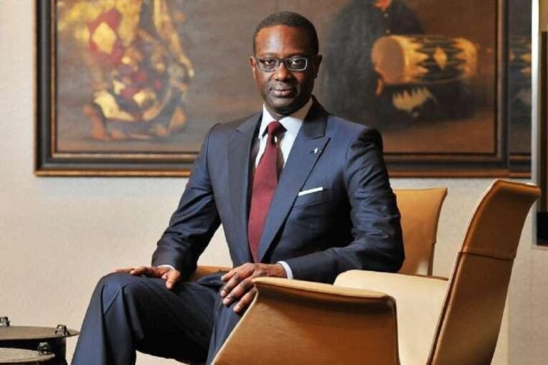 Image de Politique. Le président du PDCI-RDA, Tidjane Thiam, a récemment essuyé une défaite judiciaire notable en Suisse, un événement qui marque un tournant dans la vie de cet influent homme politique ivoirien. Le 7 août 2024, le Financial Times a révélé que Tidjane Thiam avait perdu un procès face à son ancienne employée de maison, déclenchant une série de répercussions et de questions sur la gestion des conflits entre employeurs et employés dans des contextes internationaux. Une affaire de chantage au tribunal de Zurich Le tribunal de Zurich, en Suisse, a été le théâtre d'une affaire judiciaire inattendue mettant en cause Tidjane Thiam, ancien directeur général du Crédit Suisse et actuel président du Parti démocratique de Côte d’Ivoire-Rassemblement démocratique africain (PDCI-RDA). L’affaire a attiré l’attention des médias internationaux, notamment celle du Financial Times, qui a détaillé le déroulement du procès. L'ancienne gouvernante de Thiam, une Roumaine de 43 ans, était accusée de tentative de chantage envers son ex-employeur. Selon les allégations, la gouvernante aurait envoyé un courrier à Thiam demandant une somme d’argent substantielle après avoir quitté son poste dans la villa du lac de Zurich où elle travaillait. L’accusation a affirmé que cette demande était une forme de pression financière injustifiée. L’affaire a révélé des aspects complexes du conflit entre l’ancien directeur bancaire et son ancienne employée. La défense de la gouvernante a avancé que la plainte de chantage était une réaction à des conditions de travail qu’elle jugeait abusives. Selon son avocat, elle n’aurait jamais bénéficié de congés ou de vacances durant son emploi. L’ex-gouvernante aurait été licenciée après une hospitalisation, ce qui aurait exacerbé ses difficultés personnelles. La gouvernante a également invoqué une dépression nerveuse diagnostiquée comme un trouble de stress post-traumatique, argumentant que ses conditions de travail avaient contribué à sa détérioration mentale. En réponse, le tribunal de Zurich a jugé que la gouvernante avait agi dans ses droits en demandant une indemnisation contractuelle, vu les circonstances précises de son licenciement et de ses conditions de travail. La décision du tribunal suisse a provoqué des réactions diverses tant en Suisse qu’en Côte d’Ivoire. Pour Tidjane Thiam, ce verdict est un revers important. En tant que figure politique influente, cette affaire a des répercussions sur sa réputation et sur la perception de son leadership. D’un autre côté, le verdict pourrait également être interprété comme un soutien aux droits des employés dans des situations de travail précaires. Les implications de cette affaire vont au-delà du simple conflit employeur-employé. Elle soulève des questions importantes sur la responsabilité des employeurs internationaux, le respect des droits des travailleurs et les mécanismes de recours disponibles pour les employés confrontés à des conditions de travail difficiles. Le cas Thiam est un exemple de la manière dont les questions de gestion des ressources humaines peuvent prendre une dimension judiciaire internationale. L'impact sur les relations internationales et la gestion des ressources humaines L'affaire Thiam met en lumière les défis auxquels sont confrontées les entreprises et les individus lorsqu'ils traitent des questions de droit du travail au niveau international. Les entreprises multinationales doivent naviguer dans des systèmes juridiques variés tout en respectant les normes internationales des droits des travailleurs. Cette affaire rappelle l'importance pour les employeurs de garantir des conditions de travail justes et de fournir un soutien adéquat à leurs employés, quelle que soit leur nationalité. En outre, cette affaire pourrait influencer la manière dont les employeurs abordent les litiges et les recours des employés dans le futur. Elle met également en évidence la nécessité d’une meilleure compréhension des pratiques de travail et des droits des employés à travers les frontières. Les décisions judiciaires comme celle-ci peuvent encourager une réforme des pratiques de gestion des ressources humaines et des mécanismes de résolution des conflits au niveau global. La défaite judiciaire de Tidjane Thiam en Suisse soulève des questions cruciales sur la gestion des conflits entre employeurs et employés dans un contexte international. Alors que cette affaire met en lumière les défis liés aux droits des travailleurs et à la responsabilité des employeurs, elle invite également à une réflexion plus large sur les pratiques de gestion des ressources humaines à travers le monde. Dans ce contexte, il est pertinent de se demander : comment les entreprises et les dirigeants peuvent-ils mieux préparer leurs politiques de gestion des ressources humaines pour éviter des conflits similaires à l’avenir, tout en respectant les normes juridiques et éthiques internationales ?