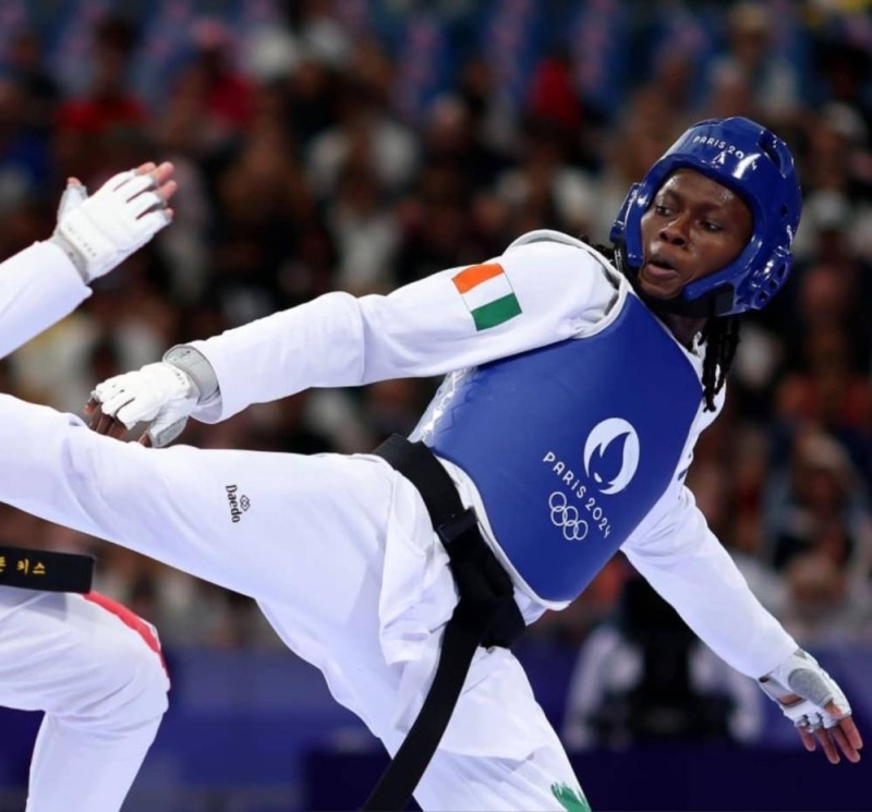 Image de Sport. À l'occasion des Jeux Olympiques de Paris 2024, Ruth Gbagbi, figure emblématique du taekwondo ivoirien, a vu son rêve olympique renaître. Repêchée après une élimination initiale, elle affronte ce vendredi 9 août la Hongroise Viviana Marton en huitièmes de finale. L'athlète ivoirienne, déjà auréolée d'une médaille aux précédents Jeux, se prépare à relever un nouveau défi sur la scène mondiale. Cette opportunité survient dans un contexte où le sport ivoirien connaît des hauts et des bas, avec une récente victoire notable lors de la CAN 2023 qui a réchauffé les cœurs des supporters. Ruth Gbagbi : Un retour inattendu et plein de promesses Ruth Gbagbi, athlète de taekwondo respectée et ancienne médaillée olympique, a réussi à se faire repêcher pour les phases finales des Jeux Olympiques de Paris 2024 après une élimination précoce. Ce retournement de situation est particulièrement significatif dans le contexte compétitif du taekwondo, où la précision et la résilience sont primordiales. Son combat contre la Hongroise Viviana Marton s'annonce comme un affrontement crucial, non seulement pour Gbagbi mais aussi pour l'ensemble du taekwondo ivoirien qui regarde avec espoir. Les compétitions de taekwondo aux Jeux Olympiques sont toujours très disputées, et le retour de Gbagbi sur le tatami représente une chance inestimable pour la Côte d'Ivoire de briller dans une discipline où le pays a déjà démontré son potentiel. La sélection de Gbagbi pour cette phase est le résultat d'une combinaison de compétences exceptionnelles et de persévérance, caractéristiques qui ont marqué sa carrière jusqu'à présent. La carrière de Ruth Gbagbi est jalonnée de moments forts. Elle s'est d'abord fait connaître par sa victoire aux Jeux Olympiques de Rio 2016, où elle a remporté une médaille de bronze, marquant ainsi l'histoire du taekwondo ivoirien. Depuis lors, elle a continué à s'illustrer sur la scène internationale, avec des performances remarquables lors de divers championnats continentaux et mondiaux. Cependant, le chemin vers les Jeux Olympiques de Paris n'a pas été sans embûches. Gbagbi a dû faire face à des défis significatifs, allant des blessures aux changements dans les règles de compétition. Sa capacité à rebondir après ces obstacles témoigne de sa détermination et de son engagement envers le taekwondo. Ce repêchage est une reconnaissance de ses efforts continus et de son dévouement à son sport. Le combat de Ruth Gbagbi contre Viviana Marton est attendu avec impatience. Marton, une compétitrice redoutable, a fait ses preuves lors des précédentes compétitions internationales. Gbagbi devra mettre en œuvre une stratégie bien pensée pour affronter cette adversaire expérimentée. Le match est programmé pour 17h30 GMT et promet d'être un affrontement intense, qui pourrait bien être décisif pour la suite du parcours olympique de l'athlète ivoirienne. Les observateurs et les supporters de taekwondo en Côte d'Ivoire sont particulièrement attentifs à ce combat, espérant que Gbagbi pourra reproduire ses performances passées et franchir les étapes suivantes avec succès. La performance de Gbagbi pourrait non seulement influencer la perception du taekwondo en Côte d'Ivoire, mais aussi renforcer le moral des athlètes ivoiriens engagés dans d'autres disciplines. Une déception dans le relais féminin Parallèlement aux compétitions de taekwondo, les équipes de relais féminin de la Côte d'Ivoire ont rencontré une déception. Les quatre athlètes en lice ont été disqualifiées en raison d'un passage de témoin hors zone, une erreur coûteuse qui a mis fin à leurs espoirs de médailles. Cette disqualification est d'autant plus douloureuse qu'elle survient à un moment où les attentes étaient élevées pour cette équipe. Le passage de témoin entre Maboundou Koné et Ta Lou-Smith a été critiqué pour ses erreurs techniques, ce qui souligne l'importance cruciale de la précision dans les relais. Bien que cette défaillance ait mis un terme aux aspirations de l'équipe pour ces Jeux Olympiques, elle représente également une opportunité pour tirer des leçons et renforcer les préparations futures. À l'approche des phases finales des Jeux Olympiques, la question se pose de savoir comment la Côte d'Ivoire et ses athlètes pourront continuer à capitaliser sur les succès et surmonter les défis rencontrés. Ruth Gbagbi, avec sa résilience et son expérience, est bien placée pour inspirer une nouvelle génération de sportifs ivoiriens. Le soutien de la communauté et la reconnaissance des efforts des athlètes joueront un rôle crucial dans les futures compétitions. En attendant, le monde du taekwondo et les supporters ivoiriens garderont un œil attentif sur le parcours de Gbagbi, espérant que ses performances pourront ajouter une autre page dorée à l'histoire du sport ivoirien. Alors que Ruth Gbagbi se prépare pour son prochain combat, une question persiste : comment les athlètes ivoiriens peuvent-ils optimiser leur préparation pour les grands événements sportifs internationaux afin de maximiser leurs chances de succès tout en évitant les erreurs coûteuses observées dans d'autres disciplines ?