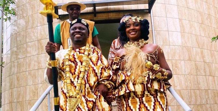 Image de Célébrités. Eunice Lois N’Da, chroniqueuse télé et grande sœur de la chantre Morijah, a récemment franchi une étape significative dans sa vie personnelle en célébrant son mariage traditionnel. Cette annonce, relayée principalement par des stories sur ses réseaux sociaux, marque la fin de sa période de célibat et le début d'un nouveau chapitre aux côtés de son partenaire. La cérémonie, qui a eu lieu dans un cadre empreint de tradition, a été l’occasion pour la chroniqueuse de partager un moment précieux avec ses proches et ses fans. Une Célébration Traditionnelle Chaleureuse Le mariage traditionnel d’Eunice Lois N’Da s’est déroulé dans un cadre empreint de symbolisme culturel et de chaleur humaine. La cérémonie, riche en coutumes et en traditions, a réuni famille et amis dans une célébration qui a mis en lumière l’importance des valeurs ancestrales. Les participants ont eu l’occasion de découvrir les rites et les cérémonies associés à cette union, offrant ainsi un aperçu sur les pratiques traditionnelles ivoiriennes. Cette union, qui est la première étape du mariage civil, a été marquée par des échanges de vœux, des rituels symboliques et une célébration festive. Les détails de la cérémonie ont été soigneusement orchestrés pour refléter les traditions et les attentes culturelles, tout en intégrant des éléments contemporains pour personnaliser l’événement. L’annonce de ce mariage a suscité une vague de réactions enthousiastes sur les réseaux sociaux. Les fans de Eunice Lois N’Da, ainsi que ses collègues et amis, ont inondé ses pages de messages de félicitations et de vœux de bonheur. Les médias, également, ont largement relayé l’événement, soulignant l’importance de cette étape dans la vie de la chroniqueuse. Eunice, connue pour sa carrière télévisuelle dynamique et son engagement dans divers projets médiatiques, a toujours su captiver l’attention du public. Cette nouvelle étape dans sa vie personnelle n’a pas échappé à l’intérêt des médias et des internautes, qui ont exprimé leur soutien et leur joie pour cette nouvelle aventure. L'Impact de l'Union sur la Carrière et la Vie Personnelle d’Eunice Lois N’Da Le mariage traditionnel représente non seulement une étape importante dans la vie personnelle d’Eunice Lois N’Da, mais il pourrait également influencer sa carrière et son image publique. L’équilibre entre vie professionnelle et vie personnelle est souvent un défi pour les personnalités publiques, et Eunice devra naviguer entre ces deux aspects de sa vie avec soin. La célébration de son mariage pourrait renforcer son image en tant que figure publique tout en offrant une opportunité de partage de moments personnels avec ses fans. De plus, cette union pourrait inspirer ses admirateurs en montrant l’importance des traditions dans la vie moderne, tout en soulignant la richesse culturelle de la Côte d’Ivoire. Avec le mariage traditionnel maintenant célébré, Eunice Lois N’Da se prépare à aborder de nouvelles phases dans sa vie personnelle et professionnelle. La question demeure : comment cette nouvelle étape influencera-t-elle ses projets futurs, tant sur le plan personnel que professionnel? Alors que Eunice continue d’évoluer dans le monde des médias et du divertissement, il sera intéressant de voir comment elle intégrera cette dimension nouvelle dans sa vie. Les prochaines étapes pourraient inclure des ajustements dans ses engagements professionnels, ainsi que la gestion de ses nouvelles responsabilités en tant qu’épouse. En conclusion, la célébration du mariage traditionnel d’Eunice Lois N’Da est un événement marquant qui offre un aperçu sur la vie d’une personnalité publique en dehors des projecteurs. Alors que la chroniqueuse se prépare pour cette nouvelle aventure, les regards restent tournés vers elle. Comment réussira-t-elle à équilibrer sa vie professionnelle et personnelle tout en continuant à inspirer ses admirateurs?