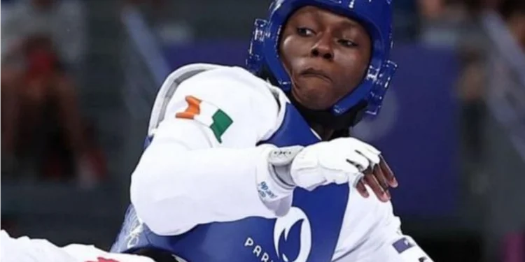 Image de Sport. Les Jeux Olympiques de Paris 2024, grande scène du sport mondial, ne seront pas pour Ruth Gbagbi un chapitre de gloire mais plutôt une leçon amère. La taekwondoïste ivoirienne, qui avait fait de la médaille d’or son objectif principal, a été éliminée des repêchages après une défaite en huitièmes de finale. Ce revers est d’autant plus douloureux qu’il survient après ses succès précédents aux JO de Rio et Tokyo, où elle avait décroché deux médailles de bronze. L'échec à Paris 2024 marque ainsi un tournant difficile dans la carrière de cette athlète aguerrie, et soulève des questions sur l'avenir de la taekwondo ivoirienne sur la scène internationale. Ruth Gbagbi : Un Parcours Olympique Récompensé mais Incomplet Ruth Gbagbi, la taekwondoïste originaire d’Abidjan, a fait son entrée sur la scène olympique avec une détermination qui ne laissait place à aucun doute sur ses ambitions. En décrochant deux médailles de bronze lors des précédents Jeux Olympiques de Rio en 2016 et de Tokyo en 2021, elle avait non seulement marqué l'histoire du taekwondo ivoirien mais aussi affirmé son statut de compétitrice de haut niveau. Cependant, les attentes étaient élevées pour Paris 2024. La médaille d'or était l'objectif affiché de Ruth Gbagbi, qui souhaitait parfaire un parcours déjà brillant avec une victoire ultime sur la scène olympique. Son rêve a cependant été brisé lorsqu’elle a été éliminée en huitièmes de finale, malgré une qualification pour les repêchages. La défaite face à l'Américaine Kristina Teachout sur un score serré de 2-1 a laissé un goût amer pour l’athlète de 30 ans. Lors des JO de Paris 2024, les compétitions de taekwondo ont été marquées par une intensité et une compétence exceptionnelles. Ruth Gbagbi, après un parcours de qualification prometteur, s’est retrouvée confrontée à des adversaires de calibre mondial. En huitièmes de finale, elle a fait face à Kristina Teachout, une compétitrice américaine qui a montré une forme exceptionnelle tout au long de la compétition. Malgré une préparation minutieuse et une stratégie bien définie, Gbagbi a été confrontée à une adversité difficile. Les matchs de taekwondo peuvent être imprévisibles, et la pression des Jeux Olympiques peut exacerber les difficultés rencontrées sur le tatami. La défaite de Gbagbi en huitièmes de finale et son élimination lors des repêchages illustrent la brutalité du sport de haut niveau, où chaque décision et chaque mouvement peuvent avoir des conséquences déterminantes. Les Défis de Ruth Gbagbi : Une Réflexion sur la Préparation et la Performance Le sport de haut niveau, notamment le taekwondo, est un mélange complexe de technique, de stratégie, et de mentalité. Ruth Gbagbi, bien que reconnue pour son talent et sa détermination, a dû faire face à des défis importants en cette année olympique. L’échec à Paris 2024 pose la question de savoir si des éléments spécifiques dans sa préparation ou sa stratégie ont joué un rôle dans cette défaite. Les athlètes de haut niveau comme Gbagbi doivent jongler avec une variété de facteurs, notamment la pression médiatique, les attentes des fans, et les exigences physiques et mentales du sport. L’adversité rencontrée lors de ces Jeux Olympiques pourrait résulter de plusieurs facteurs, tels que des ajustements nécessaires dans les techniques de combat, des stratégies adaptées aux nouveaux adversaires, ou encore des défis personnels et psychologiques. En outre, l'absence d'une médaille à Paris 2024 souligne également l’importance d’une préparation exhaustive et d’une capacité à s’adapter rapidement aux circonstances changeantes d’une compétition internationale. Ruth Gbagbi, comme beaucoup d'athlètes, devra analyser cette expérience pour en tirer des leçons et continuer à évoluer dans sa carrière. La déception de Ruth Gbagbi aux JO de Paris 2024 a des répercussions qui vont au-delà de l’athlète elle-même. En tant que figure emblématique du taekwondo en Côte d'Ivoire, son échec à atteindre le podium a un impact significatif sur le sport au niveau national. Le taekwondo, qui a vu naître plusieurs talents prometteurs en Côte d'Ivoire, pourrait ressentir les effets de cette performance moins réussie. La Côte d'Ivoire, jusqu'à présent, n’a pas encore remporté de médaille lors de ces Jeux Olympiques, et l'échec de Gbagbi à Paris 2024 pourrait amplifier les sentiments de déception au sein du sport national. Cependant, cela pourrait également servir de catalyseur pour une refonte des programmes d'entraînement, une meilleure identification des jeunes talents, et une nouvelle approche stratégique pour le futur des compétitions internationales. Les institutions sportives ivoiriennes, ainsi que les entraîneurs et les athlètes, devront réfléchir à cette performance et à son impact pour déterminer les prochaines étapes à suivre. L’échec peut être un puissant moteur de changement et d'amélioration, offrant une opportunité pour évaluer les stratégies en place et renforcer le soutien aux athlètes. Perspectives d'Avenir : Comment Ruth Gbagbi et le Taekwondo Ivoirien Pourraient-ils Rebondir ? Malgré la déception de Paris 2024, Ruth Gbagbi reste une athlète de haut calibre dont les réalisations passées témoignent d’une carrière exceptionnelle. La question de l'avenir de la taekwondo ivoirienne et du parcours de Gbagbi est désormais au cœur des préoccupations. Comment l’athlète et le sport national peuvent-ils rebondir après cette désillusion ? Ruth Gbagbi pourrait utiliser cette expérience pour renforcer ses compétences, affiner ses stratégies, et préparer les prochaines compétitions avec une nouvelle perspective. De plus, la fédération ivoirienne de taekwondo et les autorités sportives devront travailler ensemble pour développer des programmes de soutien et de développement pour les jeunes talents, afin de garantir une future réussite sur la scène internationale. Les discussions devront également porter sur les méthodes d’entraînement et les stratégies de préparation, pour s'assurer que les athlètes ivoiriens sont bien équipés pour faire face aux défis des compétitions mondiales. L’échec, bien que douloureux, peut servir de tremplin pour des succès futurs. En fin de compte, l'échec de Ruth Gbagbi à Paris 2024 pose la question de l'avenir pour elle et pour le taekwondo ivoirien. Alors que le monde sportif regarde avec intérêt, il est crucial de déterminer comment l'athlète et le sport national peuvent transformer cette expérience difficile en une opportunité de croissance et de renouveau. Les leçons tirées de cette déception pourraient bien façonner le futur du taekwondo en Côte d'Ivoire, et influencer les stratégies de préparation et de développement des athlètes pour les prochaines compétitions. La voie à suivre devra allier résilience, innovation, et engagement continu envers l'excellence sportive. Face à cette situation, la question demeure : comment Ruth Gbagbi et le taekwondo ivoirien peuvent-ils réinventer leur approche pour atteindre de nouveaux sommets dans les compétitions futures ?