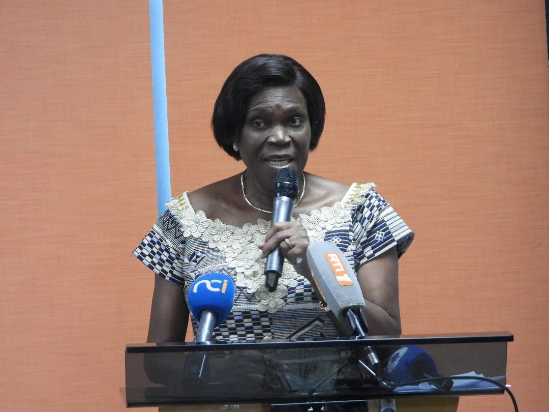 Image de Politique. Dans une intervention marquée par une détermination inflexible, Simone Gbagbo, figure emblématique de l'opposition ivoirienne, a exprimé ses préoccupations majeures concernant le processus électoral en Côte d'Ivoire. Lors d'un point de presse tenu le 9 août 2024, Gbagbo, accompagnée de représentants de divers partis politiques et organisations de la société civile, a lancé un appel vibrant pour des réformes électorales substantielles, en vue des élections présidentielles prévues pour 2025. Cette déclaration, riche en détails et en critiques, s'inscrit dans un contexte de méfiance croissante vis-à-vis des institutions électorales ivoiriennes, notamment la Commission Électorale Indépendante (CEI). Un Appel à l'Unité Politique et à la Réforme Le 9 août 2024, Simone Gbagbo, aux côtés de plusieurs partis politiques et organisations de la société civile, a tenu une conférence de presse commune visant à dénoncer les pratiques actuelles en matière de gestion des élections. Cette réunion a réuni une large coalition, incluant onze partis politiques tels que le MGC, le PDCI, le PPA-CI, et divers mouvements de la société civile comme la FIDHOP et la PEC-CI. Dans son discours, Gbagbo a souligné l'importance de l'unité entre ces groupes comme une condition sine qua non pour obtenir des réformes électorales. Elle a insisté sur la nécessité d'une révision en profondeur du système électoral ivoirien, qui, selon elle, est un des principaux facteurs de conflits récurrents depuis 2010. « Nous sommes ici pour affirmer notre désaccord avec le processus électoral tel qu'il est mené actuellement. L'opération de révision de la liste électorale telle qu'annoncée par la CEI est une source de préoccupation majeure », a déclaré Gbagbo. Cette critique se fonde sur la perception que la Commission Électorale Indépendante procède de manière unilatérale, avec peu de consultations préalables avec les partis et les organisations concernées. L'un des points centraux du discours de Gbagbo est la révision de la liste électorale. Selon les informations récentes, la CEI a programmé cette opération pour se dérouler du 30 septembre au 31 octobre 2024. Cette révision est cruciale pour permettre aux nouveaux majeurs et à tous les Ivoiriens non encore inscrits de s'ajouter au corps électoral. Cependant, Gbagbo et ses alliés estiment que le délai imparti est insuffisant pour réaliser cette tâche de manière efficace. « Nous estimons que la révision de la liste électorale ne doit pas être limitée dans le temps », a affirmé Gbagbo. Elle propose que l'inscription de nouveaux électeurs soit ouverte jusqu'à trois mois avant l'élection présidentielle d'octobre 2025, soit jusqu'à fin juillet 2025. Cette proposition vise à éviter les situations où de nombreux citoyens ne pourraient pas s'inscrire en raison de délais trop courts imposés par la CEI. Les Enjeux et les Conséquences des Réformes Électorales Le système électoral ivoirien a été au cœur de nombreuses crises politiques depuis 2010, souvent exacerbées par des processus électoraux controversés. Selon Simone Gbagbo, la révision en cours est symptomatique d'un manque de transparence et de dialogue. En 2020, une période de révision de 21 jours avait conduit à l'enregistrement de 7 495 082 électeurs, tandis qu'en 2022, malgré une période de 32 jours, le nombre d'inscrits n'avait augmenté que marginalement. Gbagbo craint que la révision actuelle, avec seulement 30 jours alloués, n'accentue encore ces déficits. « La révision de la liste électorale ne doit pas faire partie des raisons du faible taux de participation des populations ivoiriennes aux échéances électorales », a-t-elle ajouté. Elle appelle à une réforme du système qui intègre des solutions à long terme pour assurer une participation équitable et maximale des citoyens. L'un des défis majeurs soulevés par Gbagbo est l'obtention des pièces nécessaires pour l'inscription sur la liste électorale, comme le certificat de nationalité et la Carte Nationale d'Identité (CNI). Les lenteurs administratives et les coûts associés découragent de nombreux Ivoiriens de se conformer aux exigences pour participer au processus électoral. « Il est impossible d’obtenir dans des délais raisonnables un certificat de nationalité pour se faire établir une CNI », a-t-elle souligné. Les coûts et la bureaucratie associés à ces documents sont des obstacles importants qui nécessitent une attention urgente. Gbagbo et les autres signataires de la déclaration appellent également à un dialogue inclusif avec le gouvernement. Ils réclament une concertation véritable avec tous les acteurs politiques et sociaux pour aborder les questions de réforme électorale de manière collaborative. « Nous demandons au gouvernement d’engager un vrai dialogue, c’est-à-dire un dialogue inclusif avec les partis politiques, les organisations de la société civile et l’ensemble des forces vives de la nation », a déclaré Gbagbo. Ce dialogue devrait permettre de parvenir à des réformes électorales consensuelles, adaptées aux standards internationaux et garantissant des élections crédibles et transparentes. Dans son discours, Simone Gbagbo a également appelé la communauté nationale et internationale à soutenir la Côte d'Ivoire dans sa quête d'une réforme électorale efficace. Elle a mis en avant la nécessité de solutions consensuelles pour éviter les crises électorales qui ont déjà eu des répercussions graves sur le pays. « Nous voulons prendre à témoin la communauté nationale et internationale », a-t-elle conclu. Cet appel vise à mobiliser un soutien plus large pour garantir que les prochaines élections se déroulent dans un climat de paix et de justice. Alors que la Côte d'Ivoire se prépare pour les élections présidentielles de 2025, les tensions autour du processus électoral semblent croître. La question demeure : le gouvernement ivoirien prendra-t-il en compte ces appels à une réforme en profondeur pour éviter une nouvelle crise électorale ?