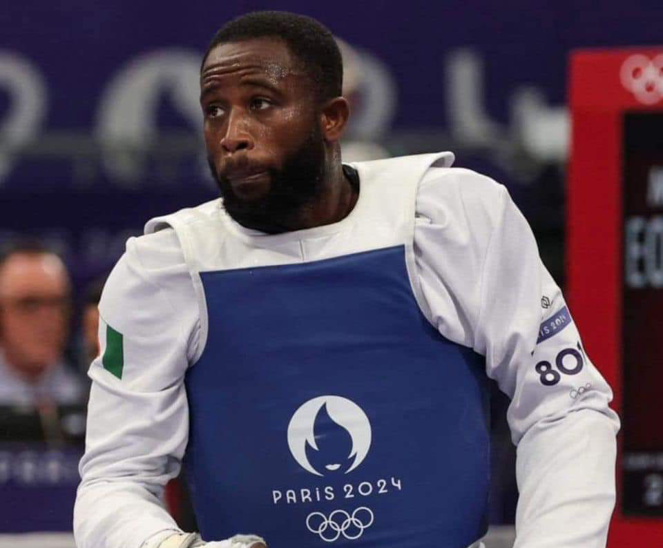 Image de Sport. Le taekwondo ivoirien a connu un coup d'arrêt ce samedi 10 août 2024, lorsque Cissé Cheick, l'un des athlètes les plus prometteurs de la délégation ivoirienne, a été éliminé en demi-finale dans la catégorie des +80 kg des Jeux Olympiques de Paris. Ce combat tant attendu, marqué par une intensité palpable et un suspense captivant, a vu le taekwondoïste s'incliner face au Britannique C. Cunningham, mettant un terme à ses espoirs de médaille d'or mais ouvrant la voie à une potentielle médaille de bronze. Un Début Timide et une Reprise en Force Le parcours de Cissé Cheick dans ces JO a été semé d'embûches, mais aussi ponctué de moments de brillance. Dès le début de la demi-finale, il est apparu que l'athlète ivoirien peinait à trouver son rythme. Le début du combat a révélé des signes d'hésitation et de fatigue qui pourraient être dus à une accumulation de stress ou à un surmenage physique. Cependant, Cheick Cheick n'a pas tardé à se ressaisir. Ses ajustements tactiques et ses réponses rapides lui ont permis de revenir progressivement dans la course, avec des attaques précises et des coups bien placés qui ont redonné espoir à ses supporters. Malgré une performance de haute volée en seconde période, la fatigue accumulée et une série de gestes imprécis ont fini par jouer en sa défaveur. La rencontre avec C. Cunningham était particulièrement éprouvante. Le taekwondoïste britannique a démontré une maîtrise impressionnante, contrant les tentatives de Cissé Cheick avec une défense robuste et des contre-attaques efficaces. Les mouvements de Cunningham, bien coordonnés et stratégiquement orchestrés, ont mis Cissé Cheick à l’épreuve, montrant la difficulté de maintenir un niveau de performance élevé contre un adversaire aussi redoutable. Cheick Cheick est reconnu pour sa capacité à marquer des points importants en touchant la tête de ses adversaires, une stratégie qui s'est souvent révélée décisive. Toutefois, dans ce combat, cette technique n'a pas eu le succès escompté. Les frappes qui auraient pu faire pencher la balance en sa faveur ont échoué à atteindre leur cible, ce qui a permis à Cunningham de conserver une avance précieuse. L'Esprit de Résilience de Cissé Cheick Malgré l'échec en demi-finale, l'esprit combatif de Cissé Cheick reste intact. Conformément au règlement des Jeux Olympiques, les athlètes ayant perdu en quart de finale contre un des finalistes se voient offrir une nouvelle opportunité de médaille en disputant un match de repêchage pour les médailles de bronze. Cissé Cheick aura donc une chance de se battre pour obtenir une médaille, une perspective qui maintient vive l'espoir et l'engagement de l'athlète ivoirien. Selon des sources proches de l'équipe, Cheick Cheick se prépare déjà pour ces prochains affrontements. Les préparations sont en cours pour maximiser ses chances lors des matches de repêchage, où il devra affronter les vainqueurs des combats de qualification pour la médaille de bronze. Le système de répartition des médailles aux Jeux Olympiques permet aux athlètes éliminés en demi-finale d'avoir une nouvelle chance de décrocher une médaille. Après la défaite en demi-finale, les deux athlètes perdants ont la possibilité de se battre pour les médailles de bronze. Cette structure vise à offrir une reconnaissance aux athlètes qui ont performé à un niveau élevé tout au long de la compétition, mais qui ont rencontré un adversaire supérieur en phase finale. Les matchs pour la médaille de bronze sont souvent très disputés, car ils représentent non seulement la dernière chance de monter sur le podium, mais aussi un moyen de terminer la compétition sur une note positive. Pour Cissé Cheick, ces prochains combats seront cruciaux pour prouver sa résilience et son niveau de compétence, malgré les difficultés rencontrées jusqu'à présent. L'avenir de Cissé Cheick dans le taekwondo dépendra en grande partie des performances lors des prochains combats. Obtenir une médaille de bronze serait un accomplissement significatif et un témoignage de sa détermination et de son excellence sportive. Une telle réussite renforcerait non seulement sa carrière, mais aussi la position du taekwondo ivoirien sur la scène internationale. La carrière de Cheick Cheick pourrait également bénéficier d'une telle performance en termes de reconnaissance et d'opportunités futures. Une médaille olympique, même de bronze, pourrait ouvrir des portes pour des contrats de sponsoring, des invitations à des compétitions internationales et une reconnaissance accrue au niveau national. Le parcours de Cissé Cheick s'inscrit dans un contexte plus large de développement du taekwondo en Côte d'Ivoire. Le pays a montré une progression notable dans ce sport, avec des athlètes qui se sont distingués sur la scène mondiale. Les efforts pour promouvoir et soutenir le taekwondo en Côte d'Ivoire sont cruciaux pour continuer à produire des talents d'exception comme Cheick Cheick. Les résultats de ces Jeux Olympiques pourraient influencer la manière dont les programmes de formation et de soutien aux athlètes sont conçus à l'avenir. Un soutien accru aux athlètes locaux pourrait permettre à la Côte d'Ivoire de continuer à faire ses preuves dans le monde du taekwondo et dans d'autres disciplines sportives. Alors que Cissé Cheick se prépare pour ses prochains combats, il est essentiel de réfléchir à l'impact de ces compétitions sur le développement des sports de combat en Afrique. Quels changements et soutiens devraient être mis en place pour assurer que les athlètes africains continuent à exceller sur la scène internationale et à surmonter les défis qui se dressent sur leur chemin?