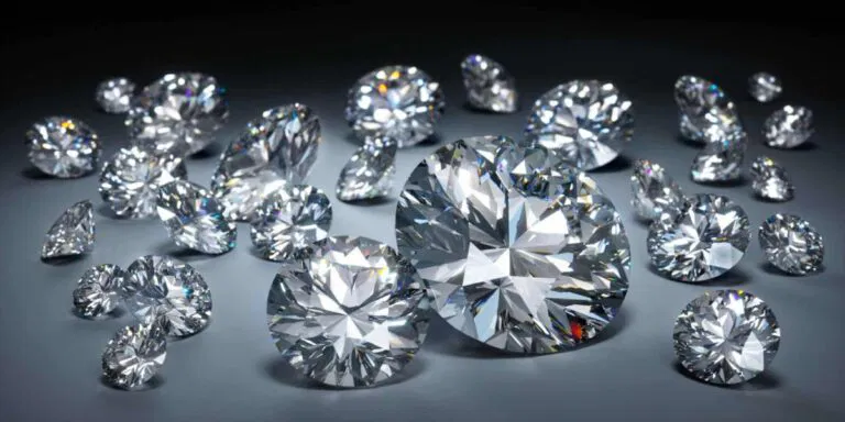 Image de Business/Investissement. Le Kimberley Process, organisme international de régulation du commerce des diamants, a récemment publié sa liste des principaux producteurs mondiaux de diamants. L'Afrique, continent riche en ressources naturelles, occupe une place prépondérante dans cette liste, avec huit pays figurant parmi les dix premiers producteurs mondiaux. En 2023, la production mondiale de diamants a atteint 111,52 millions de carats, dont une part significative provient de l'Afrique. Ce constat met en lumière non seulement l'importance économique des diamants pour de nombreux pays africains, mais aussi les défis et opportunités liés à cette industrie. L'Ascension des Producteurs de Diamants en Afrique L'Afrique, avec ses vastes réserves de diamants, joue un rôle crucial dans le marché mondial. En 2023, les pays africains ont produit plus de 7 milliards de dollars de diamants, représentant ainsi plus de 58 % des revenus générés par la production mondiale. Cette performance témoigne de l'importance stratégique du continent dans l'industrie diamantaire, malgré les défis structurels et économiques rencontrés par certains de ces pays. Le Botswana, en tête du classement africain, a produit plus de 25 millions de carats de diamants, consolidant sa position en tant que leader du marché. Ce succès est le résultat de décennies d'investissements et d'innovations dans l'exploration et l'extraction des diamants. L'Angola suit avec une production de 9,75 millions de carats, tandis que la République Démocratique du Congo (RDC) complète le podium avec 8,35 millions de carats. Ces chiffres illustrent la capacité des pays africains à dominer le marché mondial des diamants. Analyse des Performances des Principaux Producteurs Botswana : Leader Incontesté Le Botswana, grâce à sa politique minière proactive et à ses partenariats avec des entreprises internationales, a su maintenir sa position de leader. Le pays bénéficie d'infrastructures modernes et d'une gestion efficace de ses ressources. La production de diamants au Botswana contribue significativement à son économie, représentant une source majeure de revenus et d'emplois pour la population. Angola : Une Croissance Impressionnante L'Angola, avec ses importantes réserves de diamants, continue d'afficher une croissance impressionnante. Le pays a su attirer des investissements étrangers dans le secteur minier, ce qui a contribué à l'augmentation de sa production. Cependant, l'Angola doit faire face à des défis liés à la gestion durable de ses ressources et à la nécessité de diversifier son économie. République Démocratique du Congo : Une Production Substantielle Malgré les Défis La RDC, malgré ses vastes réserves de diamants, rencontre des défis considérables, notamment en matière de gouvernance et de sécurité. La production de 8,35 millions de carats témoigne de l'énorme potentiel du pays, mais les difficultés logistiques et les conflits locaux continuent d'affecter l'industrie. Afrique du Sud : Une Industrie Mature L'Afrique du Sud, avec une production de 5,89 millions de carats, reste un acteur clé de l'industrie diamantaire. Le pays a une longue histoire dans l'extraction de diamants et continue d'investir dans des technologies avancées pour maintenir sa compétitivité. Zimbabwe et Namibie : Des Contributeurs Importants Le Zimbabwe et la Namibie, avec des productions respectives de 4,91 millions et 2,39 millions de carats, montrent également leur importance sur le marché. Ces pays ont développé des stratégies pour maximiser la valeur de leurs ressources tout en faisant face à des défis spécifiques. Les Défis et Opportunités pour les Producteurs de Diamants Africains Malgré leur succès, les pays africains producteurs de diamants doivent naviguer à travers plusieurs défis. La gestion des ressources naturelles, les questions de gouvernance, et les impacts environnementaux sont des préoccupations majeures. Les communautés locales bénéficient souvent de peu des revenus générés par l'industrie, ce qui soulève des questions sur la répartition équitable des bénéfices. Par ailleurs, la dépendance à l'égard de l'industrie diamantaire expose ces pays à des risques économiques en cas de fluctuation des prix mondiaux. Les politiques de diversification économique et les investissements dans des secteurs alternatifs sont essentiels pour assurer une croissance durable. Les initiatives visant à améliorer la transparence et la responsabilité dans le secteur minier sont également cruciales. Les pays doivent renforcer les réglementations et les pratiques pour garantir que les bénéfices de l'exploitation minière profitent réellement aux populations locales. Le Kimberley Process, créé en 2003 pour lutter contre le commerce des diamants de conflit, joue un rôle clé dans la régulation du secteur. En fournissant un cadre de certification pour les diamants, il aide à garantir que les pierres précieuses sont extraites et commercialisées de manière éthique. Cependant, des critiques ont été émises concernant l'efficacité du processus et la mise en œuvre des normes. Certains soutiennent que le Kimberley Process ne parvient pas toujours à empêcher le commerce de diamants provenant de zones de conflit ou à garantir des conditions de travail équitables dans les mines. Pour que l'industrie diamantaire continue de croître de manière éthique, il est impératif que les parties prenantes renforcent les mécanismes de surveillance et veillent à ce que les pratiques d'extraction et de commerce respectent les standards les plus élevés. À l'avenir, les producteurs de diamants africains devront adopter des stratégies innovantes pour répondre aux défis croissants. La durabilité, tant sur le plan environnemental que social, sera essentielle pour maintenir la compétitivité et la légitimité de l'industrie. La question se pose alors : comment les pays producteurs de diamants en Afrique peuvent-ils équilibrer exploitation économique et responsabilité sociale tout en répondant aux attentes croissantes du marché international en matière de durabilité et d’éthique ?