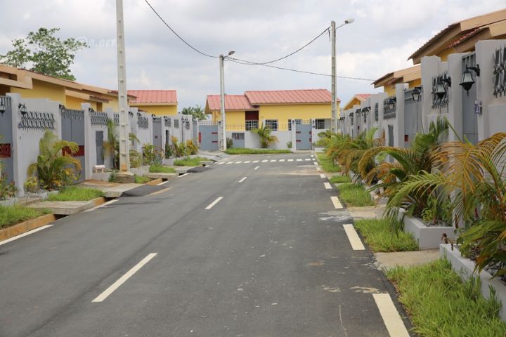 Image de Société. Le secteur immobilier d'Abidjan se trouve au centre d'une controverse majeure alors que des révélations récentes mettent en lumière des lacunes inquiétantes dans l'enregistrement fiscal des propriétés. Le directeur du Cadastre à la Direction générale des impôts (DGI), Bahi Boua Apollinaire, a récemment annoncé qu'un tiers des 350 cités immobilières recensées dans la capitale économique ivoirienne ne sont pas inscrites dans le registre fiscal de la direction du cadastre des impôts. Cette déclaration a été faite lors du lancement de la campagne de sensibilisation à la déclaration et au paiement des impôts fonciers, baptisée « Cité citoyenne », qui a eu lieu à Bingerville le 10 août 2024. Un Registre Fiscale en Défaillance : Une Révélation Choc La récente annonce de Bahi Boua Apollinaire a jeté une lumière crue sur une problématique cruciale concernant l'enregistrement des cités immobilières dans le registre fiscal d'Abidjan. Selon le directeur du Cadastre, parmi les 350 cités répertoriées par les ministères de la Construction et du Budget, plus d'un tiers ne figure pas encore dans les fichiers fiscaux. Cette situation laisse présager des défis importants pour la gestion et la régulation du secteur immobilier dans la ville. Le manque de répertoriage fiscal pourrait avoir des conséquences significatives sur les finances publiques et l'équité fiscale. En effet, l'absence d'enregistrement dans le registre fiscal empêche la collecte adéquate des impôts fonciers, ce qui peut affecter les ressources disponibles pour le développement urbain et les services publics. Dans le cadre de cette révélation, la DGI a lancé une campagne de sensibilisation intitulée « Cité citoyenne », visant à améliorer la déclaration et le paiement des impôts fonciers. Cette initiative a pour objectif de pallier les lacunes existantes et d'encourager les promoteurs immobiliers et les résidents à se conformer aux obligations fiscales. Lors de l'événement à Bingerville, M. Boua a détaillé les étapes prévues pour rectifier la situation. « Nous visiterons chacune des 350 cités immobilières, peu importe le temps que cela prendra. Nous le ferons et chaque cité située sur le territoire d’Abidjan sera inspectée », a-t-il affirmé. Cette démarche inclut une révision approfondie des informations fiscales déjà enregistrées ainsi qu'une vérification de la conformité des déclarations soumises. Pour soutenir cette campagne, des jeunes de la Cité Promogim, désignés par les conseils syndicaux, seront chargés de collecter des informations sur des imprimés de déclaration foncière fournis par la direction du Cadastre. Cette approche vise à renforcer l'engagement communautaire et à faciliter la collecte des données nécessaires à une mise à jour complète des registres fiscaux. Les Implications pour les Contribuables et les Collectivités Le travail de sensibilisation entrepris par la DGI ne se limite pas à la simple collecte d'informations. Il s'accompagne d'une campagne de communication visant à informer les populations sur leurs obligations fiscales et les conséquences potentielles du non-respect de ces obligations. Selon Bahi Boua Apollinaire, « Déclarer, enregistrer et payer ses impôts constituent certes des obligations, mais ces démarches représentent également un acte civique essentiel. En remplissant ces devoirs, nous contribuons au renflouement des caisses de l'État et des collectivités locales, tout en garantissant la sécurité et la pérennité de notre patrimoine immobilier ». Les contribuables sont encouragés à voir leur engagement fiscal non seulement comme une obligation légale mais aussi comme une contribution importante au développement et à la durabilité des infrastructures urbaines. Le paiement des impôts fonciers permet de financer des projets essentiels tels que les infrastructures routières, les écoles, et les services de santé, qui bénéficient directement à la communauté. L'un des défis majeurs auxquels fait face la DGI est la mise à jour précise et complète des registres fiscaux pour inclure toutes les cités immobilières d'Abidjan. Cette tâche nécessite une coordination efficace entre les différents acteurs impliqués, y compris les promoteurs immobiliers, les autorités locales, et les citoyens. Le succès de cette campagne dépendra également de la capacité des équipes de collecte à obtenir des informations exactes et à sensibiliser efficacement les résidents. En outre, la question de la conformité des déclarations fiscales soulève des préoccupations quant à la transparence et à l'équité du système fiscal. La révision des stratégies d'enregistrement et de collecte d'impôts pourrait nécessiter des réformes législatives ou administratives pour garantir une gestion plus efficace et une couverture fiscale plus complète. Avec l'évolution des besoins urbains et les défis croissants liés à la gestion des villes en expansion, la mise en place de systèmes fiscaux robustes et transparents est essentielle pour soutenir le développement durable. Les efforts pour améliorer l'enregistrement des propriétés immobilières sont donc cruciaux pour assurer une base financière solide pour les projets de développement futurs. La campagne « Cité citoyenne » marque un tournant dans la gestion fiscale des cités immobilières d'Abidjan. Avec la révélation d'un tiers des cités non répertoriées dans le registre fiscal, les autorités se trouvent confrontées à un défi de taille, mais également à une opportunité de réformer et de renforcer le système fiscal urbain. Alors que la DGI s'engage à rectifier cette situation et à promouvoir la conformité fiscale, il est légitime de se demander : quelles seront les répercussions de cette campagne sur la gestion future des impôts fonciers à Abidjan ? Les mesures prises aujourd'hui suffiront-elles à garantir une gestion fiscale équitable et efficace à long terme, ou faudra-t-il envisager des réformes plus profondes pour répondre aux défis croissants du secteur immobilier ? Cette question demeure ouverte, invitant à une réflexion approfondie sur la manière dont les politiques fiscales peuvent évoluer pour soutenir le développement urbain durable tout en assurant une justice et une transparence accrues pour tous les contribuables.