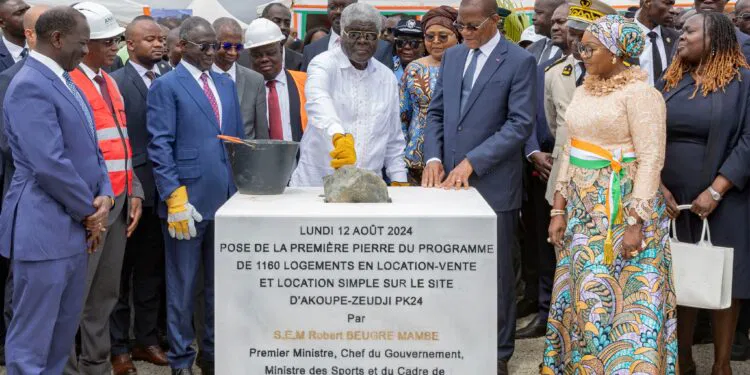 Image de Société. Le 12 août 2024 marque une date mémorable pour la Côte d'Ivoire. En effet, le Premier ministre Robert Beugré Mambé a officiellement lancé les travaux de construction de 1 160 logements en location-vente et en location simple à Akoupé-Zeudji PK24, dans la commune d’Anyama. Ce projet fait partie du vaste Programme Présidentiel de 25 000 logements. Un Nouveau Chapitre dans le Secteur de l'Habitat Le lancement de ces travaux de construction représente un tournant majeur pour l'avenir du logement en Côte d'Ivoire. Lors de la cérémonie, le Premier ministre Robert Beugré Mambé a exprimé avec éloquence et conviction : « L’avenir du logement en Côte d’Ivoire prend un nouvel envol parce qu’il est mis en application par un Ministre très attentif aux préoccupations des Ivoiriens […] un vœu cher au Président de la République, Son Excellence Monsieur Alassane OUATTARA. Bruno Nabagné Koné est un homme de terrain qui sait écouter et comprendre les préoccupations des populations. » Le projet en question prévoit la construction d'immeubles de type R+9, chacun abritant quatre appartements par étage. Deux de ces appartements seront des F3 (comprenant deux chambres et un séjour) et les deux autres des F4. Ce modèle vise à répondre aux divers besoins des familles ivoiriennes, offrant à la fois praticité et confort. L'une des principales préoccupations du gouvernement est d'assurer une distribution équitable et transparente de ces logements. Le Premier ministre Mambé a insisté sur le fait que, « que ce soit la location simple ou la location-vente, ces nouvelles mesures s’accompagneront d’un processus de sélection rigoureux et transparent pour l’attribution des logements, avec des critères stricts pour que ces logements bénéficient à ceux qui en ont réellement besoin, et cela, en toute équité. » Cette approche vise à garantir que les logements soient attribués aux familles en véritable situation de besoin, en fonction de critères préétablis, et évite ainsi toute forme de favoritisme ou de discrimination. La diversité des bénéficiaires de ces logements est également un point fort du projet. Selon le Premier ministre, le programme de logements ne se limite pas à une seule catégorie socio-professionnelle. « Les journalistes, les propriétaires de mini cars, les enseignants, les policiers, les mécaniciens, tous seront concernés », a-t-il mentionné. Cette inclusion permet de répondre aux besoins variés de la population ivoirienne, renforçant le tissu social et économique du pays. Réponse aux Besoins Pressants de Logement Le lancement de ce programme vient à point nommé, dans un contexte où la demande en logements sociaux est en constante augmentation. Avec une croissance démographique rapide et une urbanisation galopante, la Côte d'Ivoire se devait de trouver des solutions durables pour loger sa population en expansion. Ce projet ambitieux vise à combler une partie de ce déficit, en mettant à disposition des logements accessibles financièrement et adaptés aux besoins des familles. Au-delà de la réponse immédiate au besoin en logements, le projet de construction de 1 160 logements à Akoupé-Zeudji a également des répercussions économiques significatives. En créant des emplois pour les ouvriers du bâtiment et en mobilisant divers corps de métiers, le projet stimule l'économie locale. De plus, les familles qui bénéficieront de ces logements verront leur qualité de vie s'améliorer, ce qui peut avoir des effets positifs sur l'ensemble de la communauté. Programmes Futurs et Poursuite des Efforts Ce projet de 1 160 logements n'est qu'une étape dans une démarche plus large du gouvernement ivoirien. Le Programme Présidentiel de 25 000 logements témoigne de l'engagement à long terme des autorités à résoudre la crise du logement. De nouveaux projets sont en phase de planification et de lancement, visant à diversifier davantage l'offre de logements et à toucher un public encore plus large. La réussite de ces projets est également tributaire de la synergie entre le secteur public et le secteur privé. Les partenariats public-privé (PPP) jouent un rôle crucial dans le financement et la réalisation des infrastructures. Le gouvernement ivoirien a su mobiliser des investisseurs et des promoteurs immobiliers pour soutenir et accélérer la mise en œuvre de ces programmes ambitieux. Un autre aspect important est celui de la durabilité et de l'écologie. Les bâtiments futurs doivent non seulement répondre aux besoins actuels en termes de logement, mais aussi être conçus de manière à minimiser leur empreinte écologique. Le gouvernement a indiqué son intention de suivre les meilleures pratiques internationales en matière de construction durable, en utilisant des matériaux écologiques et des technologies écoénergétiques. L'avenir du logement en Côte d'Ivoire s'annonce prometteur. Avec des projets comme celui d'Akoupé-Zeudji, le pays se dirige vers un modèle où le logement social est non seulement disponible, mais aussi de qualité, favorisant ainsi l'équité sociale et le bien-être collectif. Toutefois, de nombreux défis subsistent et nécessitent une attention continue. Alors, en regardant vers l'avenir, quelles nouvelles stratégies pourrait-on adopter pour continuer à améliorer l'accessibilité et la qualité des logements sociaux en Côte d'Ivoire ?