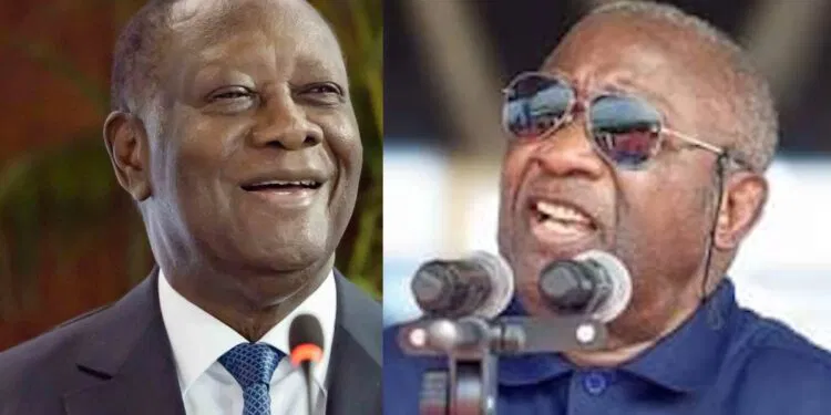 Image de Politique. Alors que les élections présidentielles de 2025 approchent à grands pas en Côte d’Ivoire, le pays se trouve une fois de plus à un carrefour politique très sensible. La possibilité d’un quatrième mandat pour le Président Alassane Ouattara, couplée au retour de l’ex-président Laurent Gbagbo sur la scène politique, suscite de nouvelles inquiétudes quant à la stabilité politique future du pays. L'avenir politique de ces deux figures emblématiques et polarisantes pourrait en effet déterminer la trajectoire de la nation ivoirienne pour les années à venir. Le Quatrième Mandat : Un Débat Toujours Brûlant Le Président Alassane Ouattara, à la tête de la Côte d'Ivoire depuis 2011, est au centre des discussions sur le futur politique du pays. À l’aube des élections de 2020, il avait initialement pris l'engagement de ne pas briguer un troisième mandat, puis il est revenu sur sa promesse, se justifiant par le décès inattendu de son Premier ministre, Amadou Gon Coulibaly. Ce geste controversé avait provoqué une vague de manifestations et de violences qui avaient entraîné des pertes humaines tragiques. Aujourd'hui, la spéculation d'un quatrième mandat alimente de nouvelles inquiétudes. À plus de 83 ans lors du prochain scrutin, Alassane Ouattara serait à un âge où beaucoup espéreraient le voir céder le pouvoir à une nouvelle génération de leaders qu'il disait lui-même avoir préparée. Son silence actuel laisse planer le doute quant à ses intentions futures. Pour certains observateurs, ce silence est un écho douloureux à 2020, une année marquée de sang par la décision de briguer un troisième mandat. Cette insistance à rester au pouvoir pourrait encore conduire le pays vers des lendemains tumultueux, une possibilité redoutée dans les cercles populaires et artistiques. Laurent Gbagbo, ancien président de la Côte d’Ivoire, nourrit l’ambition de revenir au sommet de l'État. Cependant, une condamnation à 20 ans de prison, le rend actuellement inéligible, plaçant son destin politique entre les mains de son ancien rival, Alassane Ouattara. Malgré cela, le leader du Parti des Peuples Africains – Côte d'Ivoire (PPA-CI) persiste à vouloir se réimposer dans le paysage politique ivoirien. Ce retour est d'autant plus intrigant que Gbagbo lui-même a déclaré qu’il était inapproprié de briguer la présidence après 75 ans. Alors qu'il aura plus de 80 ans lors des présidentielles de 2025, son ambition va à l'encontre de ses propres principes. Une majorité de ses partisans trouvent en lui une figure de stabilité et de résistance, tandis que d'autres craignent que sa réémergence ne ravive les tensions du passé. Le dilemme de Gbagbo démontre à quel point la politique ivoirienne reste ancrée dans des dynamiques personnelles complexes et souvent conflictuelles. La Nécessité d'une Nouvelle Génération de Leaders La Côte d’Ivoire se trouve à un moment critique où un renouveau politique apparaît plus nécessaire que jamais. Les présidents Alassane Ouattara et Laurent Gbagbo symbolisent des époques marquées par des conflits et des divisions profondes. Leur retrait de la scène politique offrirait une occasion précieuse d'apaiser le climat politique national et de permettre l’émergence de nouveaux leaders capables de transcender les vieilles querelles. Le Parti Démocratique de Côte d'Ivoire (PDCI), avec Tidjane Thiam, semble amorcer cette transition. Après le décès de Henri Konan Bédié, une nouvelle génération de leaders montre une volonté de tourner la page des éternels conflits pour ouvrir une ère de stabilité et de développement durable. Ce mouvement pourrait également servir d’exemple pour les autres grands partis du pays. Le Rassemblement des Houphouëtistes pour la Démocratie et la Paix (RHDP) et le PPA-CI doivent eux aussi envisager de suivre cette voie. Des voix influentes, comme celle de l'artiste engagé Tiken Jah Fakoly, ont déjà pris position. Dans une de ses récentes chansons, Fakoly avertissait des dangers d'une persistance de la vieille garde au pouvoir. « Nous ne pouvons pas nous permettre de retomber dans les mêmes schémas destructeurs », clamait-il sur une scène de concert. Son collègue Amen Jah Cissé a également insisté sur l'importance de tourner définitivement la page des figures clivantes du passé pour offrir un avenir meilleur aux jeunes générations. L'avenir de la Côte d'Ivoire repose en grande partie sur les décisions d'Alassane Ouattara et de son éternel rival Laurent Gbagbo. Un quatrième mandat pour le président actuel serait perçu par beaucoup comme une preuve d'un amour abusif du pouvoir, une critique également applicable à un éventuel retour de Gbagbo.