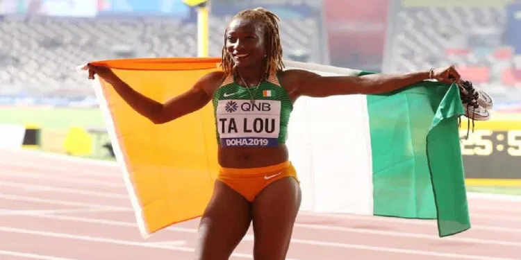 Image de Sport. La Côte d’Ivoire fait partie des nations africaines qui ont pris part aux Jeux Olympiques de 2024, organisés à Paris. Le décompte final de cette compétition mondiale a révélé un tableau mitigé pour le pays ouest-africain. Bien que les athlètes ivoiriens aient montré du courage et de la détermination, les grandes victoires n'étaient pas au rendez-vous. Cette situation soulève des questionnements sur les défis et les enjeux liés à la performance sportive en Afrique. La Côte d'Ivoire au Tableau des Médailles : Un Bilan Contrasté Les Jeux Olympiques de Paris 2024 ont été une occasion pour de nombreuses nations de se distinguer sur la scène internationale. Pour la Côte d'Ivoire, les attentes étaient élevées, surtout après des performances historiques antérieures. Cependant, le bilan final s'est avéré moins glorieux que prévu. La Côte d'Ivoire, classée 10e parmi les pays africains au tableau des médailles, n'a réussi à décrocher qu'une seule médaille, une déception par rapport aux espoirs placés en ses athlètes. Le pays s'est retrouvé à la 84e place dans le classement mondial, aux côtés de nations telles que le Cap-Vert, l'équipe olympique des réfugiés, le Pérou, le Qatar, Singapour, la Slovaquie et la Zambie. Toutes ces nations ont également remporté une seule médaille, malheureusement en bronze. La seule éclaircie dans ce tableau quelque peu sombre est venue de Cheick Sallah Cissé, qui a arraché une médaille de bronze en Taekwondo (+80 kg). Ce n’est pas la première fois que Cissé met la Côte d'Ivoire sous les feux des projecteurs olympiques. En 2016, il avait déjà offert au pays sa première médaille d'or en Taekwondo. Cette fois-ci, bien que la couleur de la médaille ait changé, la fierté qu'il a suscitée est demeurée intacte. Cheick Sallah Cissé incarne le courage et la résilience, des qualités qui définissent le mieux l'esprit sportif ivoirien. Sa performance a été saluée par de nombreux ivoiriens et a rappelé au monde entier que malgré les difficultés, la Côte d'Ivoire reste un pays qui cultive le talent et la détermination. Les Disciplines Représentées et les Athlètes en Compétition La délégation ivoirienne aux JO de Paris 2024 était composée de 13 athlètes répartis dans quatre disciplines : l’athlétisme, l’escrime, le judo et le taekwondo. Voici un aperçu détaillé de ces athlètes et de leurs disciplines respectives : - Athlétisme : - Marie-Josée Ta Lou : 100 m, 200 m, 4×100 m - Murielle Ahouré : 4×100 m - Maboundou Koné : 100 m, 200 m, 4×100 m - Arthur Cissé Gué : 100 m - Traoré Cheickna : 200 m - Jessika Gbaï Lauren Maca : 200 m, 4×100 m - Whitney Tié : 4×100 m - Escrime : - Esteban Maxine Isabel - Jérémy Fafa Keryhuel - Judo : - Zouleiha Abzetta Dabonné - Taekwondo : - Cheick Sallah Cissé +80 kg - Ruth Gbagbi +67 kg - Astan Bathily -67 kg Chaque athlète a donné le meilleur de lui-même pour honorer son pays, affirmant ainsi la valeur du sport ivoirien sur la scène mondiale. Un Contexte Africain : Des Résultats en Demi-Teinte pour l'Ensemble du Continent Il est important de noter que la Côte d'Ivoire n'est pas le seul pays africain à avoir eu des difficultés aux JO de 2024. Le continent dans son ensemble n'a pas pleinement répondu aux attentes, engrangeant un total de 39 médailles, dont 13 en or. Comparé à des puissances comme les États-Unis, avec 126 médailles, ou la Chine, avec 91 médailles, l'Afrique doit repenser ses stratégies et ses investissements dans le domaine sportif. Les performances africaines, bien que louables, révèlent un fossé important en termes de préparation, de moyens mis en œuvre et de structures d'encadrement des athlètes. La préparation des athlètes africains souffre souvent de la faiblesse des infrastructures sportives et du manque de soutien financier. De nombreux athlètes doivent se former à l'étranger pour bénéficier de conditions optimales. Cette situation a des conséquences directes sur leurs performances aux compétitions internationales. Des initiatives ont été mises en place dans certains pays pour améliorer ces conditions, mais le chemin reste encore long. Les gouvernements, les fédérations sportives et les partenaires privés doivent travailler de concert pour offrir un environnement propice à l'épanouissement des sportifs. Des Espoirs et des Initiatives pour Redynamiser le Sport Ivoirien Malgré les résultats décevants aux JO de 2024, il y a des raisons d'espérer pour le futur du sport en Côte d'Ivoire. Le pays dispose d'un vivier de jeunes talents prêts à être découverts et à éclore au plus haut niveau. Des programmes de détection des talents et des centres d'entraînement modernes pourraient transformer ce potentiel en succès tangible. Le gouvernement ivoirien et la Fédération nationale de sport doivent collaborer pour élaborer des stratégies à long terme, investir dans des infrastructures de qualité et soutenir davantage les athlètes prometteurs. De plus, l'implication du secteur privé et des sponsors pourrait offrir un soutien financier conséquent, renforçant ainsi le développement du sport dans le pays. En dehors des médailles et des classements, les JO sont aussi une plateforme pour les jeunes talents. De nombreux jeunes ivoiriens ont eu l’opportunité de montrer leur potentiel, et ils représentent la relève du sport ivoirien. Leurs participations, bien que sans médaille cette fois-ci, sont prometteuses pour l'avenir. Par exemple, Arthur Cissé Gué, qui a marqué les esprits par ses performances en athlétisme, est une figure montante qui pourrait porter haut les couleurs de la Côte d'Ivoire dans les compétitions futures. De même, Ruth Gbagbi et Astan Bathily en Taekwondo ont démontré une détermination et un talent qui ne demandent qu’à être cultivés. Il est essentiel que les échecs actuels soient vus non comme des fins en soi, mais comme des occasions d'apprentissage et d'amélioration. Les dirigeants sportifs doivent tirer les leçons des JO de 2024 et entreprendre des réformes nécessaires pour élever le niveau des compétitions nationales et internationales. La formation continue des entraîneurs, la mise en place de programmes de développement des jeunes athlètes et le soutien psychologique et physique aux sportifs doivent être les priorités. Il en résulte la nécessité d’une vision cohérente et ambitieuse pour le futur du sport ivoirien.