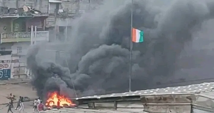 Image de Société. Le mardi 13 août 2024, le nord d’Abidjan a été le théâtre de violents affrontements entre les forces de l’ordre et des ferrailleurs. Ces heurts, survenus dans le quartier populaire d’Anador, marquent une escalade des tensions suite à une opération de déguerpissement initiée par les autorités municipales. Ces événements font écho à d’autres confrontations similaires survenues dans le passé, soulevant des questions sur la gestion des espaces urbains et le respect des droits des travailleurs informels. Une Relocalisation Contestée par les Ferrailleurs Les affrontements survenus dans le quartier Anador trouvent leur origine dans un projet de relocalisation des ferrailleurs, décidé par les autorités municipales d’Abobo dans le cadre d’un vaste plan de réhabilitation urbaine. L’objectif affiché de cette opération est de "redonner une nouvelle image à la commune", une ambition légitime pour les autorités, mais qui se heurte à l’opposition farouche des ferrailleurs concernés. Ces derniers, principalement des jeunes exerçant une activité économique informelle, se sont sentis menacés par ce projet qui les prive non seulement de leur lieu de travail, mais aussi de leur principal moyen de subsistance. "Nous ne voulons pas quitter cet endroit. C’est ici que nous avons construit nos vies, ici que nous avons trouvé un moyen de survivre," a déclaré l’un des ferrailleurs, exprimant ainsi la détresse et l’incertitude qui règnent au sein de cette communauté. L’opération de déguerpissement, loin d’être une simple réorganisation de l’espace urbain, revêt des dimensions sociales et économiques complexes. Le projet vise à libérer des terrains pour des aménagements urbains, mais il soulève également des questions sur la prise en compte des populations concernées. Les ferrailleurs, qui occupent ces espaces depuis des années, considèrent cette mesure comme une atteinte à leurs droits. Selon les autorités, cette relocalisation s’inscrit dans une démarche de modernisation de la ville. "Nous devons transformer nos quartiers pour les rendre plus attrayants et offrir de meilleures conditions de vie à tous," a déclaré un représentant municipal. Toutefois, cette vision de modernisation ne semble pas tenir compte des réalités vécues par ceux qui vivent et travaillent dans ces zones. Pour les ferrailleurs, être chassés de leur lieu de travail sans alternative viable est synonyme de perte de revenus et de précarité accrue. La situation a rapidement dégénéré en violences lorsque les forces de l’ordre sont intervenues pour procéder à l’évacuation des lieux. Des barricades ont été érigées, des projectiles ont été lancés, et des échauffourées ont éclaté entre les jeunes ferrailleurs et les policiers. Le quartier d’Anador, habituellement animé par les activités des ferrailleurs, s’est transformé en un champ de bataille où régnait la confusion. Ces affrontements rappellent tragiquement ceux de février 2022, lorsque des manifestations sanglantes avaient déjà opposé ferrailleurs et forces de sécurité. À l’époque, la contestation portait également sur des opérations de déguerpissement, et les violences avaient fait plusieurs blessés. Ce retour à des confrontations brutales laisse craindre une spirale de violence, d’autant que la tension ne semble pas prête à retomber. Le Dilemme des Politiques de Modernisation Urbaine La situation à Anador met en lumière un dilemme récurrent dans les politiques de modernisation urbaine en Afrique : comment concilier développement urbain et respect des droits des populations vulnérables ? Les projets de réhabilitation et de modernisation des villes sont souvent perçus comme nécessaires pour améliorer la qualité de vie des habitants, attirer des investissements, et donner une nouvelle image aux quartiers délaissés. Cependant, ces initiatives se heurtent fréquemment à la réalité des communautés qui occupent ces espaces, souvent des travailleurs informels pour qui ces lieux sont bien plus que de simples terrains vagues. "On parle de modernisation, mais à quel prix ? On chasse les gens sans leur donner d’alternative," critique un sociologue spécialiste des dynamiques urbaines en Afrique. Ce dilemme met en lumière les tensions entre les objectifs de développement et les impératifs sociaux, questionnant ainsi la légitimité de certaines actions entreprises au nom du progrès. Face à l’escalade de la violence, les autorités ont tenté de justifier leur intervention, affirmant qu’elle était nécessaire pour maintenir l’ordre public et éviter des débordements. "Nous devons garantir la sécurité de tous et préserver l’ordre dans nos quartiers," a affirmé un porte-parole de la police. Pourtant, cette approche sécuritaire a été largement critiquée par des organisations de défense des droits humains et des leaders communautaires, qui y voient une répression disproportionnée face à des revendications légitimes. "Les autorités doivent comprendre que la violence n’est jamais la solution," a déclaré un militant des droits de l’homme. "Il faut privilégier le dialogue et trouver des solutions qui respectent les droits de tous." Ces critiques rappellent l’importance de la médiation et de l’engagement communautaire dans la gestion des conflits urbains, des éléments souvent négligés dans les stratégies de développement urbain. Les Ferrailleurs : Un Secteur Informel Essentiel Mais Fragilisé Le secteur des ferrailleurs, bien que souvent perçu comme marginal, joue un rôle crucial dans l’économie locale. Ces travailleurs, en récupérant et en recyclant les matériaux métalliques, contribuent à la réduction des déchets et à la préservation de l’environnement. Cependant, leur travail est souvent précaire, mal rémunéré, et peu reconnu par les autorités. Cette précarité est exacerbée par les politiques de déguerpissement qui ne tiennent pas compte de leur contribution économique et environnementale. "Nous faisons un travail important, mais personne ne nous respecte," déplore un ferrailleur. "On nous traite comme des indésirables alors que nous essayons simplement de gagner notre vie." La relocalisation proposée par les autorités ne prend pas en compte les besoins spécifiques de cette communauté, qui se retrouve à la merci de décisions administratives souvent prises sans consultation préalable. Ce manque de dialogue et de considération renforce le sentiment de marginalisation et alimente la colère de ces travailleurs, déjà fragilisés par des conditions de vie difficiles. La crise actuelle pose une question fondamentale sur l’avenir des ferrailleurs et, plus largement, sur la gestion des travailleurs informels en milieu urbain. Comment les autorités peuvent-elles concilier leurs ambitions de modernisation avec le respect des droits de ces populations vulnérables ? Des solutions existent, mais elles nécessitent une approche inclusive et participative. Certaines villes africaines ont déjà montré qu’il était possible de concilier développement urbain et inclusion sociale. En intégrant les travailleurs informels dans les processus de planification urbaine, en leur offrant des espaces dédiés et en régularisant leurs activités, ces villes ont réussi à éviter les conflits tout en améliorant la qualité de vie des habitants. "Il est impératif que les autorités ivoiriennes s’inspirent de ces exemples et adoptent une approche plus inclusive," suggère un urbaniste ivoirien. "Il ne s’agit pas seulement de transformer les espaces, mais aussi de protéger les moyens de subsistance des populations qui y vivent." À l’issue de ces affrontements, la question qui se pose est celle de la réconciliation. Les ferrailleurs, malgré la violence de la répression, semblent déterminés à défendre leur droit de rester sur leurs terres. Mais dans un contexte de tensions croissantes, comment parvenir à une solution pacifique et durable ? Les autorités municipales, quant à elles, doivent repenser leur approche. Plutôt que de recourir à la force, elles gagneraient à engager un dialogue avec les communautés concernées, à écouter leurs préoccupations, et à chercher des solutions concertées qui bénéficient à tous. Le défi est de taille, mais il est essentiel de le relever pour éviter que la violence ne devienne la norme dans la gestion des conflits urbains en Côte d’Ivoire. La question reste donc ouverte : les autorités ivoiriennes sauront-elles trouver le juste équilibre entre modernisation urbaine et respect des droits des travailleurs informels ?