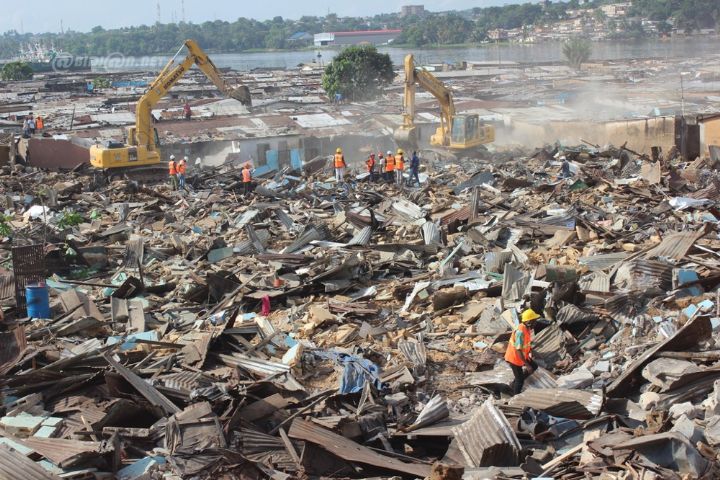 Image de Société. Abidjan, capitale économique de la Côte d'Ivoire, est au cœur d'une tempête humanitaire depuis le début de l'année 2024. Les autorités du district d'Abidjan ont initié une série d'expulsions et de démolitions massives dans plusieurs quartiers précaires de la ville, provoquant la colère et la détresse de milliers de familles. Amnesty International, dans un communiqué récent, appelle à l'arrêt immédiat de ces expulsions forcées, dénonçant l'usage excessif de la force et l'absence de mesures adéquates pour protéger les droits des personnes affectées. Des Expulsions Forcées Massives : Une Crise Ignorée ? Depuis janvier 2024, les autorités d'Abidjan ont conduit une série d'opérations de "déguerpissement" dans plusieurs quartiers informels, y compris Gesco, Banco 1, Boribana et Abattoir. Ces quartiers, souvent considérés comme des foyers d'insécurité et d'insalubrité, sont également le domicile de milliers de familles qui y vivent depuis des décennies. Selon Amnesty International, ces opérations ont déjà forcé plusieurs dizaines de milliers de personnes à quitter leurs foyers, souvent sans avertissement ni recours. L'ONG dénonce une gestion chaotique de ces expulsions, affirmant que les résidents n'ont pas été consultés ni dûment informés des démolitions à venir. "Ces expulsions sont menées dans une opacité totale, privant les habitants de toute possibilité de préparer leur départ ou de défendre leurs droits," déclare un représentant d'Amnesty International. Les conséquences de ces actions sont dramatiques. Des habitations, des commerces, et même des écoles ont été rasés, laissant des familles sans abri et des enfants sans accès à l'éducation. La destruction d'une école coranique à Banco 1 illustre tragiquement l'ampleur de cette crise. "Il est inadmissible que des enfants soient privés d'éducation sans que des solutions de remplacement soient proposées," ajoute l'ONG. Les opérations de démolition ne se sont pas déroulées sans heurts. Amnesty International rapporte que l'usage excessif de la force par les autorités a été systématique, dans le but de réprimer toute opposition des habitants. Cette répression a conduit à des confrontations violentes entre les forces de l'ordre et les résidents désespérés de protéger leurs foyers et leurs moyens de subsistance. Le cas tragique d'Adjamé Village, où deux personnes ont perdu la vie lors d'une opération en juillet 2024, illustre le climat de violence qui accompagne ces démolitions. Les affrontements qui ont suivi la tentative des forces de l'ordre de détruire les habitations dans ce village traditionnel ont suscité une vague d'indignation. "Ces violences sont le symptôme d'une approche déshumanisée et brutale des autorités," commente un militant des droits humains. "Les habitants sont traités comme des obstacles à éliminer, plutôt que comme des citoyens ayant des droits." L'Échec des Mesures d'Aide au Relogement Face à la critique croissante, le gouvernement ivoirien avait annoncé en mars 2024 des mesures d'aides au relogement pour les familles expulsées. Parmi ces mesures figurait le versement de 250 000 francs CFA (environ 381 euros) par ménage. Cependant, selon Amnesty International, ces mesures se sont avérées largement insuffisantes. Début août, des milliers de familles n'avaient toujours pas été relogées ou indemnisées pour les pertes subies. "Les mesures annoncées par le gouvernement ne répondent ni à l'urgence de la situation, ni à l'ampleur des besoins des victimes," déclare un porte-parole d'Amnesty International. "L'aide promise n'est qu'un pansement sur une plaie béante. Le gouvernement doit faire bien plus pour assurer la protection et le relogement des personnes affectées." L'incapacité des autorités à procéder à un recensement systématique avant de commencer les démolitions a également aggravé la situation. Sans un décompte précis des personnes et des biens affectés, il est pratiquement impossible d'indemniser toutes les victimes. Cette négligence renforce le sentiment de frustration et d'abandon parmi les habitants expulsés. Le gouvernement ivoirien, par la voix de son président Alassane Ouattara, a défendu ces opérations en affirmant qu'elles visaient à réduire les risques d'inondations et d'éboulements, des catastrophes récurrentes dans une ville où les infrastructures sont souvent insuffisantes pour faire face aux aléas climatiques. "Dans notre marche vers le développement, les décisions parfois difficiles que nous avons à prendre peuvent provoquer des incompréhensions ou même de la colère," a déclaré le président le 6 août. Cette justification, bien que plausible, est loin de convaincre les organisations de défense des droits humains. Amnesty International rappelle que toute opération de déguerpissement doit être conduite dans le respect des droits fondamentaux des personnes concernées, y compris le droit à un logement adéquat et à une compensation équitable. "Le développement ne doit pas se faire au détriment des droits humains," insiste l'ONG. "Les autorités doivent trouver des solutions qui permettent à la fois d'améliorer la sécurité urbaine et de respecter les droits des citoyens." Le Conseil national des droits de l'Homme (CNDH) de Côte d'Ivoire avait déjà exprimé ses préoccupations en février, accusant les autorités de mener ces destructions "au mépris des droits fondamentaux" et "sans concertation." Ces critiques mettent en lumière une gestion unilatérale et autoritaire des questions d'urbanisme, souvent perçue comme déconnectée des réalités et des besoins des populations les plus vulnérables. Un Enjeu Politique et Social : La Position du Parti au Pouvoir Le parti au pouvoir, le Rassemblement des Houphouëtistes pour la Démocratie et la Paix (RHDP), soutient fermement ces opérations de déguerpissement, les présentant comme une étape nécessaire pour moderniser Abidjan et protéger ses habitants des risques naturels. Cette position, cependant, est critiquée pour son manque d'empathie envers les personnes touchées et pour l'absence de dialogue avec les communautés affectées. "Le RHDP semble plus préoccupé par l'image de modernité qu'il veut projeter que par les souffrances des citoyens," déplore un analyste politique ivoirien. "Ces expulsions massives risquent d'exacerber les tensions sociales et d'alimenter un sentiment de défiance envers le gouvernement." Le contraste entre les ambitions de développement affichées par le parti au pouvoir et la réalité vécue par les populations précaires d'Abidjan est frappant. Alors que les autorités parlent de progrès et de modernisation, des milliers de familles se retrouvent sans abri, sans ressources et sans espoir d'une vie meilleure. La crise des expulsions forcées à Abidjan a attiré l'attention de la communauté internationale, qui suit de près l'évolution de la situation. Des organisations telles que les Nations Unies et diverses ONG internationales ont exprimé leur inquiétude face à l'ampleur des violations des droits humains rapportées par Amnesty International. "L'ONU appelle les autorités ivoiriennes à respecter leurs engagements internationaux en matière de droits humains, notamment en ce qui concerne le droit au logement et la protection des personnes vulnérables," a déclaré un porte-parole du Haut-Commissariat des Nations Unies aux droits de l'homme. Cette déclaration souligne la nécessité pour le gouvernement ivoirien de revoir sa stratégie, de suspendre les expulsions en cours et de chercher des solutions alternatives respectueuses des droits des habitants. La pression internationale pourrait jouer un rôle clé dans l'évolution de cette crise. Cependant, l'efficacité de cette pression dépendra de la volonté des autorités ivoiriennes de prendre en compte les critiques et de modifier leur approche. La question qui se pose aujourd'hui est celle de l'avenir des habitants d'Abidjan touchés par ces expulsions forcées. Comment ces familles pourront-elles reconstruire leur vie après avoir perdu leurs foyers et leurs moyens de subsistance ? Le gouvernement ivoirien prendra-t-il les mesures nécessaires pour protéger les droits de ses citoyens tout en poursuivant ses objectifs de développement ? Le défi est immense, et la situation à Abidjan est un test crucial pour le respect des droits humains en Côte d'Ivoire. La réponse du gouvernement à cette crise déterminera non seulement l'avenir des personnes expulsées, mais aussi l'image de la Côte d'Ivoire sur la scène internationale. La question reste ouverte : les autorités ivoiriennes sauront-elles trouver un équilibre entre développement urbain et protection des droits humains, ou la marche vers la modernisation se fera-t-elle au prix d'une crise humanitaire grandissante ?