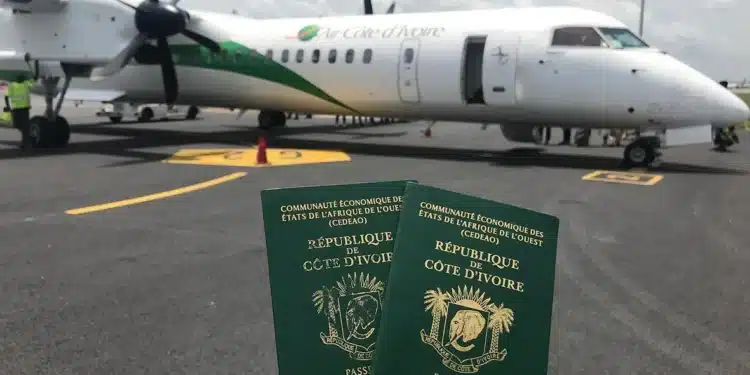 Image de Politique. À partir du 1er septembre 2024, les détenteurs de passeports ordinaires ivoiriens devront se soumettre à une nouvelle exigence pour se rendre au Maroc. Cette décision, communiquée aux autorités marocaines par une note en date du 25 juillet, marque une nouvelle étape dans les relations migratoires entre les deux nations. Les Raisons derrière la Nouvelle Exigence de Visa Depuis plusieurs décennies, les relations entre la Côte d'Ivoire et le Maroc ont été marquées par une coopération économique et culturelle fructueuse. Toutefois, à partir du 1er septembre 2024, un changement notable interviendra dans cette dynamique. Le gouvernement ivoirien a officiellement requis l'instauration d'un visa d'entrée pour tous les détenteurs de passeports ordinaires ivoiriens souhaitant se rendre au Maroc. Cette décision, récemment confirmée dans une note diplomatique adressée aux autorités marocaines, soulève plusieurs interrogations sur les motifs et les implications de cette nouvelle mesure. La décision d'imposer un visa pour les citoyens ivoiriens ne semble pas être une simple formalité administrative. Selon les autorités ivoiriennes, cette mesure vise à mieux réguler le flux migratoire vers le Maroc. Dans un contexte global où les questions de sécurité et de gestion des migrations sont devenues des priorités majeures pour de nombreux pays, cette démarche pourrait être perçue comme une tentative de renforcer le contrôle sur les mouvements transfrontaliers. Un représentant de l'ambassade de Côte d'Ivoire à Rabat a précisé que cette mesure est temporaire et valable pour une période de deux ans. "Cette décision s'inscrit dans un cadre plus large de régulation migratoire visant à assurer un contrôle plus rigoureux sur les entrées et sorties," a-t-il déclaré. L'objectif annoncé est de mieux gérer les flux migratoires tout en répondant aux préoccupations liées à la sécurité et à la régulation des mouvements internationaux. Pour les détenteurs de passeports ordinaires ivoiriens, cette mesure entraînera des démarches supplémentaires avant tout voyage au Maroc. L'obligation de visa implique non seulement une demande formelle mais aussi un processus de vérification qui pourrait potentiellement compliquer les déplacements des citoyens ivoiriens. Cette exigence pourrait également avoir un impact sur les relations bilatérales entre les deux nations, bien que les autorités marocaines n’aient pas encore émis de réponse officielle détaillée. Il est important de noter que cette décision n'affecte pas les détenteurs de passeports officiels ivoiriens, ni les citoyens marocains qui souhaitent se rendre en Côte d'Ivoire. La note diplomatique précise clairement : "Cette mesure ne s’applique pas aux Ivoiriens titulaires de passeports officiels, ainsi qu’aux citoyens marocains désireux de se rendre en Côte d’Ivoire." Cela laisse présager une intention de maintenir des relations fluides et sans entrave entre les deux pays pour certaines catégories de voyageurs. Un Changement Controversé et ses Répercussions La mise en place de cette nouvelle exigence pourrait être perçue comme un rétropédalage de la part des autorités ivoiriennes. En effet, cette décision contraste avec la politique précédente qui n’imposait pas de telles restrictions aux voyageurs vers le Maroc. Il est possible que cette mesure soit interprétée comme une forme de discrimination ou de déséquilibre dans la gestion des flux migratoires entre les deux nations. En effet, la décision d’exempter les citoyens marocains des démarches supplémentaires pour se rendre en Côte d’Ivoire pourrait être perçue comme une forme de "deux poids, deux mesures". Cette disparité pourrait créer des tensions ou des malentendus dans les relations diplomatiques, alors que la Côte d'Ivoire et le Maroc ont historiquement entretenu des échanges constructifs et mutuellement bénéfiques. Le débat est désormais ouvert sur l’impact réel de cette mesure sur les relations bilatérales et sur la perception que les citoyens ivoiriens et marocains auront de ces nouvelles exigences. L’imposition d’un visa pourrait-elle entraîner une détérioration des relations diplomatiques ou plutôt inciter à une réévaluation des politiques migratoires entre les deux pays ? Les implications de cette décision seront-elles limitées à des ajustements administratifs, ou engendreront-elles des conséquences plus profondes sur la coopération entre la Côte d'Ivoire et le Maroc ? À mesure que la date d'entrée en vigueur de cette nouvelle exigence approche, il sera essentiel d’observer comment les deux pays adapteront leurs politiques et géreront les conséquences de cette mesure. La Côte d'Ivoire, en tant que nation africaine en plein développement, et le Maroc, avec son rôle stratégique en tant que porte d'entrée vers l'Europe et le Moyen-Orient, se trouvent à un carrefour important de leur relation bilatérale. Les autorités des deux pays devront naviguer avec prudence pour maintenir une coopération harmonieuse tout en répondant aux préoccupations internes et aux défis migratoires. Les observateurs internationaux suivront de près ces développements pour évaluer les répercussions de cette décision sur les relations diplomatiques et économiques entre la Côte d'Ivoire et le Maroc. La question demeure : cette nouvelle exigence de visa sera-t-elle perçue comme une simple mesure administrative ou comme un signal plus large d'un changement dans la dynamique des relations entre la Côte d'Ivoire et le Maroc ?