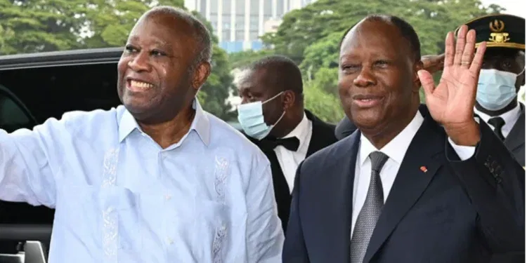 Image de Politique. Dans un contexte politique ivoirien marqué par des tensions persistantes et des attentes de réforme, la perspective d'une nouvelle rencontre entre le président Alassane Ouattara et l'ancien président Laurent Gbagbo suscite une attention considérable. Selon des sources bien informées, les deux figures emblématiques de la politique ivoirienne se préparent à se retrouver pour des discussions cruciales, deux ans après leur dernier face-à-face. Les détails précis de cette rencontre sont encore en cours de finalisation par les émissaires des deux personnalités, mais les enjeux sont déjà clairs et de grande importance. Les Enjeux de la Prochaine Rencontre La rencontre entre Alassane Ouattara et Laurent Gbagbo, dont la date reste à préciser, devrait porter sur plusieurs sujets essentiels pour l’avenir politique de la Côte d'Ivoire. Parmi les principaux points à l’ordre du jour figurent la réforme du code électoral, la question de la libération des prisonniers politiques, et les modalités de réinscription de Laurent Gbagbo sur les listes électorales. Un autre sujet majeur est le retour d’Abidjan de Guillaume Soro, ancien Premier ministre actuellement en exil depuis décembre 2019. Cette rencontre pourrait également aborder les questions liées aux réformes nécessaires pour assurer une transition politique apaisée et inclusive en prévision de la présidentielle de 2025. Les discussions entre Ouattara et Gbagbo pourraient jouer un rôle clé dans la définition du cadre électoral et dans la résolution des tensions politiques qui ont marqué les dernières années. La Côte d'Ivoire a connu une série de crises politiques et économiques ces dernières années, exacerbées par les tensions entre différents groupes politiques et les défis liés à la réconciliation nationale. Les réformes proposées incluent des changements significatifs dans le code électoral, visant à garantir des élections plus transparentes et équitables. La réforme pourrait aussi inclure des mesures pour renforcer la représentativité des partis politiques et assurer une meilleure gestion des élections. La question de la libération des prisonniers politiques est également cruciale. Plusieurs personnalités politiques et militants ont été emprisonnés dans le cadre de tensions politiques passées, et leur libération pourrait être un facteur déterminant pour restaurer la confiance dans le processus politique et favoriser une atmosphère de réconciliation. Le retour de Guillaume Soro à Abidjan, bien que toujours en suspens, reste un sujet de préoccupation majeur pour les membres de son parti et ses partisans. La discussion autour de ce retour pourrait influencer les dynamiques politiques internes et la stabilité du pays à l'approche de la présidentielle. Les Perspectives de la Présidentielle de 2025 Laurent Gbagbo, qui a annoncé son intention de se présenter à la présidentielle de 2025, se trouve dans une situation complexe. Condamné à 20 ans de prison pour destruction de biens, il n'est actuellement pas éligible pour se présenter aux élections. Ses proches militent pour une amnistie qui lui permettrait de recouvrer ses droits civiques et politiques, mais cette demande n'a pas encore été satisfaite par le président Ouattara. La prochaine rencontre entre Ouattara et Gbagbo pourrait donc être déterminante pour la suite des événements politiques en Côte d'Ivoire. Les discussions pourraient inclure des négociations sur les conditions de candidature de Gbagbo et sur les modalités de sa réhabilitation politique. L'issue de cette rencontre pourrait influencer considérablement les préparatifs pour les élections présidentielles de 2025, et déterminer le climat politique du pays dans les mois à venir. La perspective de cette rencontre a déjà suscité des réactions diverses au sein de la population ivoirienne. D'un côté, certains voient cette réunion comme une opportunité de résoudre les tensions politiques et de préparer le terrain pour des élections transparentes et inclusives. De l'autre, il existe des inquiétudes quant à l'issue des discussions et aux réelles intentions des deux leaders. Les médias locaux et internationaux surveillent de près ces développements, en mettant l'accent sur les répercussions potentielles pour la stabilité politique de la Côte d'Ivoire. Les citoyens et les analystes politiques expriment des espoirs mêlés d'une résolution positive, tout en restant prudents quant à la possibilité que ces discussions n'aboutissent pas à des résultats concrets. La rencontre à venir entre Alassane Ouattara et Laurent Gbagbo représente un moment crucial pour l’avenir politique de la Côte d'Ivoire. Alors que les deux leaders se préparent à aborder des questions essentielles telles que la réforme électorale et la réconciliation nationale, l'issue de leurs discussions pourrait avoir des implications significatives pour la stabilité et la prospérité du pays. Alors que les préparatifs continuent, une question demeure : cette rencontre marquera-t-elle le début d'une nouvelle ère de réconciliation et de coopération politique en Côte d'Ivoire, ou révélera-t-elle des fractures plus profondes au sein du paysage politique ivoirien ?