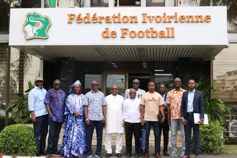 Image de Football. En vue de la prochaine Coupe d'Afrique des Nations (CAN) 2025 au Maroc, la Guinée a décidé de choisir la Côte d'Ivoire comme terrain d'entraînement pour sa préparation. Le choix a été officialisé lors d'une rencontre récente entre les responsables des fédérations de football des deux pays, marquant un tournant significatif dans les relations sportives entre les deux nations. Une décision stratégique pour la préparation de la CAN 2025 Le 14 août 2024, une délégation de la Fédération Guinéenne de Football (FGF), dirigée par Ibrahim Blasco Barry, Secrétaire Général, a rencontré Armand Désiré Gourou, Directeur Exécutif de la Fédération Ivoirienne de Football (FIF). Cette réunion a permis de finaliser les détails du match amical prévu entre la Guinée et la Tanzanie, qui se tiendra le 10 septembre 2024 au stade Charles Konan Banny de Yamoussoukro. Cet événement s’inscrit dans un cadre plus large de préparation pour la CAN 2025, prévue au Maroc. Le choix de la Côte d'Ivoire comme base d'entraînement pour l'équipe guinéenne revêt une importance stratégique. La Guinée, sous la conduite de son équipe technique, cherche à optimiser ses conditions de préparation avant la grande compétition continentale. Le Secrétaire Général de la FGF, Ibrahim Blasco Barry, a expliqué que la décision de jouer à Yamoussoukro a été motivée par « l’excellente coopération existante entre nos deux fédérations et entre nos peuples ». Cette coopération s'étend au-delà des simples relations sportives, englobant un échange culturel et une compréhension mutuelle approfondie entre les nations. La Côte d'Ivoire, riche de son infrastructure sportive moderne et de ses expériences en organisation d'événements internationaux, représente un choix judicieux pour la Guinée. En effet, le pays offre des installations de premier plan et un environnement favorable pour les équipes en préparation. Le match contre la Tanzanie est prévu pour le 10 septembre 2024 à 16h au stade Charles Konan Banny, un lieu emblématique pour les sportifs et les supporters ivoiriens. La Côte d'Ivoire comme camp de base : un choix significatif La Guinée ne se contente pas d'utiliser la Côte d'Ivoire comme simple terrain de jeu. En réalité, ce choix reflète une volonté plus large de s'ancrer dans un environnement stable et accueillant pour la préparation de la CAN 2025. La Côte d'Ivoire, en tant que pays voisin avec des infrastructures sportives robustes, est perçue comme un partenaire stratégique dans ce processus. Avant de se rendre à Yamoussoukro, la Fédération Guinéenne de Football se rendra également à Kinshasa pour un autre match amical contre le Congo. Ce déplacement à Kinshasa fait partie d’une série de préparatifs destinés à affiner les stratégies de jeu et à évaluer les performances des joueurs dans des conditions diverses. La visite en Côte d'Ivoire est également une occasion pour la Guinée de s'assurer que toutes les modalités logistiques et opérationnelles sont en place pour le match amical contre la Tanzanie. Cela inclut la coordination avec les autorités locales, l’organisation des séances d’entraînement, et la gestion des besoins des joueurs. Cette décision de la Guinée d’utiliser la Côte d'Ivoire comme camp de base pour ses préparations pourrait avoir des répercussions positives sur les relations sportives entre les deux pays. Les collaborations sportives internationales favorisent souvent des relations diplomatiques plus harmonieuses, et cette initiative ne devrait pas faire exception. Le renforcement des liens entre les fédérations de football de la Côte d'Ivoire et de la Guinée pourrait également ouvrir la voie à d’autres formes de coopération dans le futur. Les discussions entre les deux fédérations sur l’organisation du match amical et sur les préparatifs pour la CAN 2025 sont une illustration de la manière dont le sport peut servir de catalyseur pour des partenariats plus profonds. En travaillant ensemble, les deux pays démontrent que les défis communs peuvent être abordés de manière collaborative, même dans un contexte de compétition intense. Alors que la Côte d'Ivoire se prépare à accueillir l'équipe guinéenne pour ce match amical et pour ses futurs camps d'entraînement, une question demeure : cette collaboration marquera-t-elle le début d'une nouvelle ère de coopération sportive entre les pays de la région ? Le succès de cette préparation pourrait servir de modèle pour d'autres équipes nationales en Afrique cherchant à optimiser leur préparation pour les grandes compétitions internationales. De plus, la présence de la Guinée en Côte d'Ivoire soulève également des interrogations sur l'impact que ces relations renforcées pourraient avoir sur la dynamique de la CAN 2025. Les préparatifs en cours sont-ils suffisants pour garantir une compétition bien organisée et équitable ? Les efforts conjoints des deux fédérations permettront-ils de surmonter les défis logistiques et opérationnels ? La réponse à ces questions pourrait bien influencer non seulement le déroulement de la CAN 2025, mais aussi les relations sportives et diplomatiques entre les pays voisins dans les années à venir. En attendant, les observateurs et les passionnés de football continueront de suivre de près les développements et les résultats de ces préparatifs. Que peuvent attendre les autres équipes de cette dynamique régionale et comment les préparations des différentes nations affecteront-elles l'issue de la CAN 2025 ?